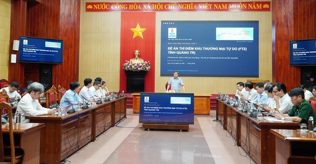 Phó Chủ tịch UBND tỉnh Quảng Trị Lê Đức Tiến chủ trì, phát biểu tại cuộc họp. Ảnh: Hồng Mến