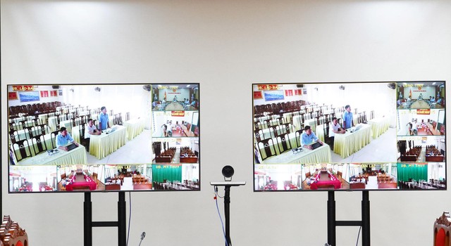 Đại diện các xã phát biểu ý kiến tại các điểm cầu trực tuyến. Ảnh: Trường Nhật
