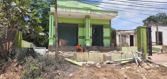 Công trình nhà ở của người dân đang được phá dỡ để bàn giao mặt bằng cho dự án. Ảnh: Ngọc Tân