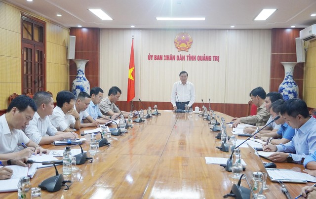 Ông Lê Hồng Vinh, Chủ tịch UBND tỉnh Quảng Trị chủ trì cuộc họp. Ảnh: Hồng Lựu