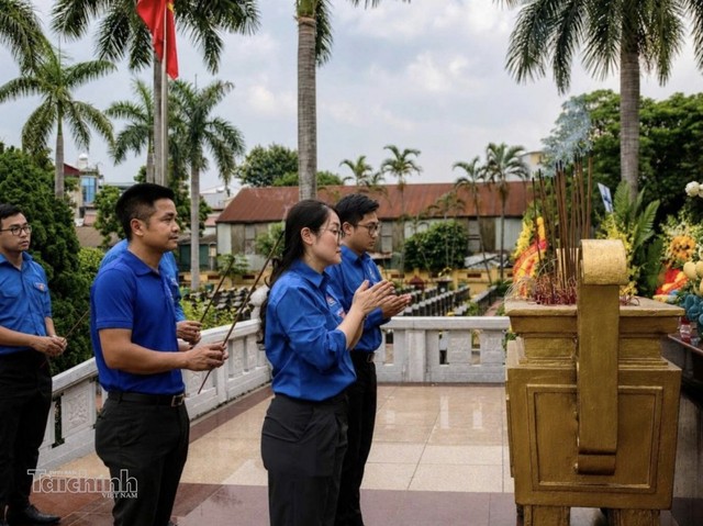 Đoàn viên thanh niên Bộ Kl991.com nạp rút nhanh dâng hương tưởng niệm các Anh hùng Liệt sĩ tại Nghĩa trang Liệt sĩ Ngọc Hồi (Hà Nội). Ảnh: Phương Linh.