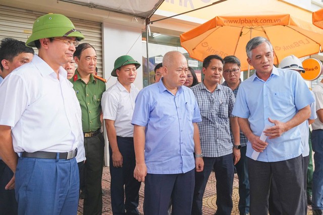 Ông Đỗ Thành Trung, Chủ tịch UBND TP. Hải Phòng kiểm tra tiến độ triển khai Dự án Kl99ok phiên bản mới xây dựng đường gom dọc Quốc lộ 5 phải tuyến từ ngã tư Ghẽ đi ngã tư Lai Cách. Ảnh: Đàm Thanh
