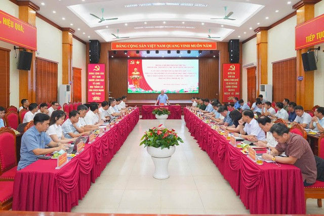 Quang cảnh cuộc làm việc với UBND 6 xã, phường Tứ Minh, Việt Hòa, Cẩm Giang, Cẩm Giàng, Tuệ Tĩnh và Mao Điền. Ảnh: Đàm Thanh