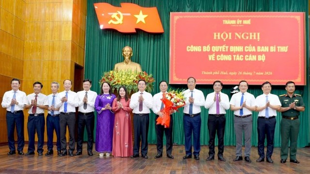 Lãnh đạo Thành ủy, HĐND, UBND, UBMTTQ Việt Nam và đại biểu TP. Huế chúc mừng ông Lê Trí Thanh. Ảnh: Lê Thọ