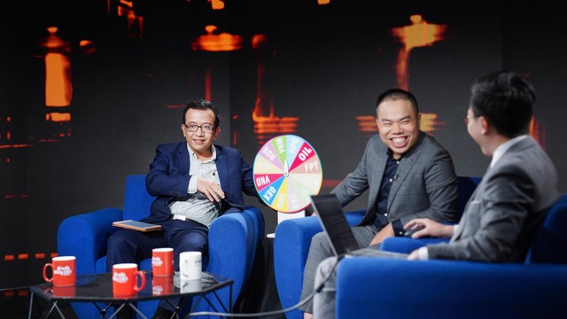Ông Nguyễn Tuấn Anh (giữa) với nickname "chuyên gia lướt sóng".