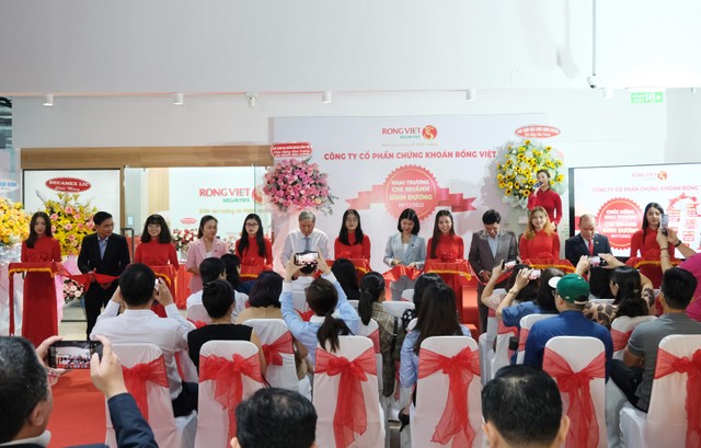 Ông Lê Nhị Năng - Vụ trưởng, Trưởng đại diện Văn phòng UBCKNN và Ban Lãnh đạo 99Kl99 link đăng nhập Rồng Việt cùng quý khách mời cắt băng khai trương Chi nhánh Bình Dương
