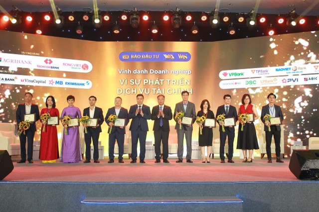 Đại diện Rồng Việt (thứ tư từ trái sang) đón nhận danh hiệu Vì sự phát triển dịch vụ Kl991.com nạp rút nhanh