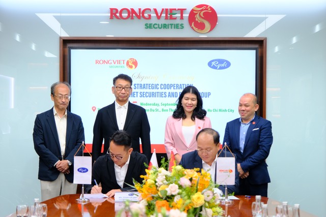 Ông Toshiyuki Matsuda và ông Nguyễn Miên Tuấn đại diện hai bên ký kết Biên bản ghi nhớ
