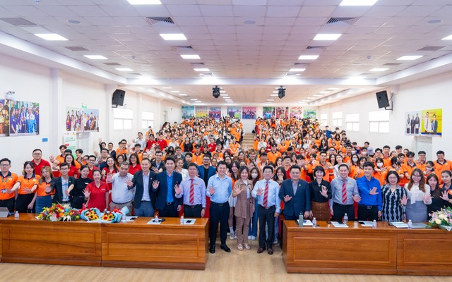 Một workshop của RongViet Invest diễn ra tại Đại học HUTECH