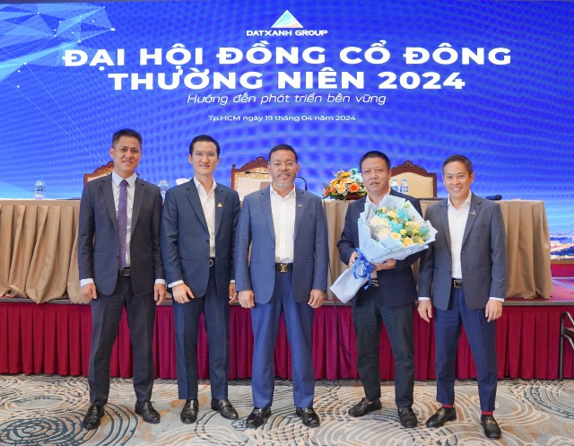 Ông Lương Ngọc Huy (thứ 2 từ phải) được bầu bổ sung vào HĐQT Đất Xanh.