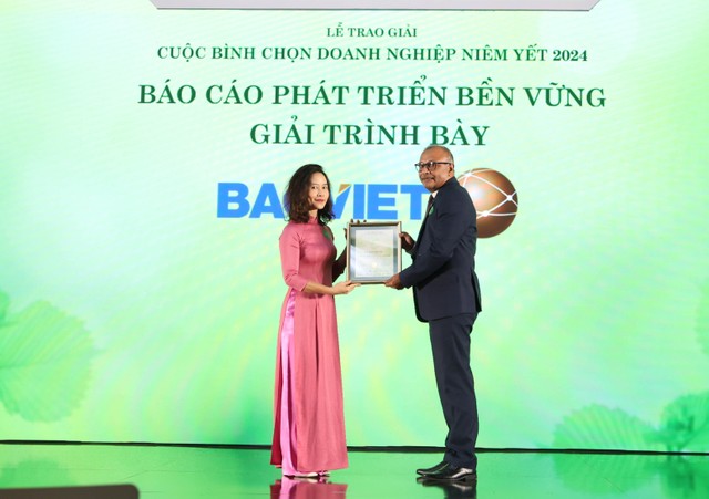 Ông Ren Varma, Giám đốc khu vực Đông Nam Á Lục địa, Hiệp hội Kế toán công chứng Anh (ACCA) trao chứng nhận giải Báo cáo phát triển bền vững có cách trình bày tốt nhất cho đại diện Kl994 game bài casino hấp dẫn Bảo Việt (BVH). Ảnh: Lê Toàn