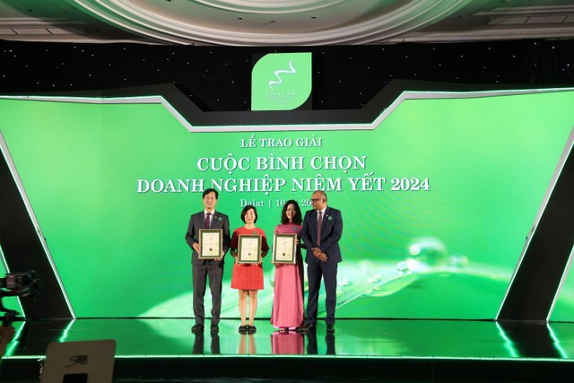 Ông Ren Varma, Giám đốc khu vực Đông Nam Á Lục địa, Hiệp hội Kế toán công chứng Anh (ACCA) trao chứng nhận cho các đơn vị đoạt giải, gồm Imexpharm, Đạm Cà Mau và Kl994 game bài casino hấp dẫn Bảo Việt. Ảnh: Lê Toàn