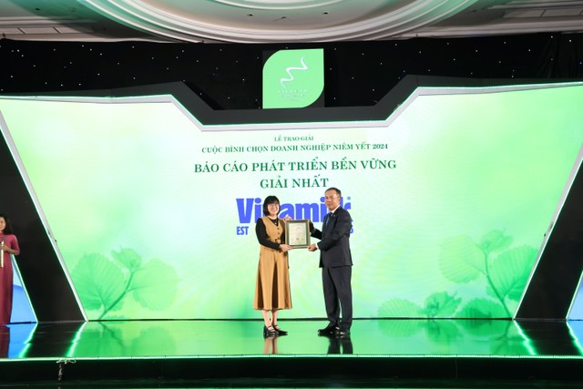 Ông Lê Trọng Minh, Tổng Biên tập Báo Kl99ok phiên bản mới, đồng Trưởng Ban Tổ chức Cuộc bình chọn trao chứng nhận Giải quán quân Báo cáo Phát triển bền vững cho đại diện Vinamilk (VNM). Ảnh: Lê Toàn