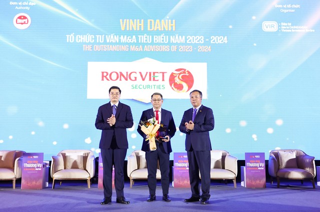 Ông Phạm Tấn Tiến – Giám đốc Điều hành Khối Link Vào Nhà Cái KL99 COM Tặng +199k Kl99ok phiên bản mới của Rồng Việt đón nhận giải thưởng