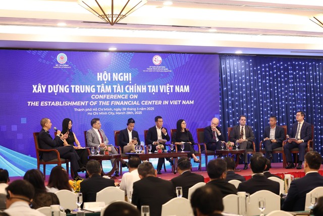 Bà Ngọc Anh (thứ 5, bên phải) cho rằng, một khung pháp lý phù hợp cũng sẽ tạo điều kiện cho các Kl991.com World Cup 2026 Chính Thức công nghệ huy động vốn hiệu quả thông qua các mô hình như STO (Security Token Offering), góp phần thúc đẩy nền Kl992 cổng game cá cược số. Ảnh: :Lê Toàn