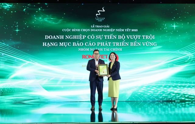 Ông Đinh Công Minh - Chánh Văn phòng Hội đồng quản trị Rồng Việt đón nhận giải thưởng Ông Đinh Công Minh - Chánh Văn phòng Hội đồng quản trị Rồng Việt đón nhận giải thưởng