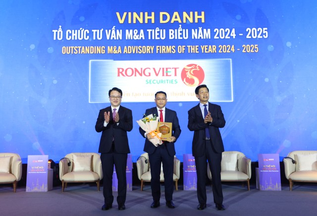 Ông Phạm Tấn Tiến - Giám đốc Điều hành Khối Link Vào Nhà Cái KL99 COM Tặng +199k Kl99ok phiên bản mới, đại diện Rồng Việt nhận kỷ niệm chương tại Diễn đàn