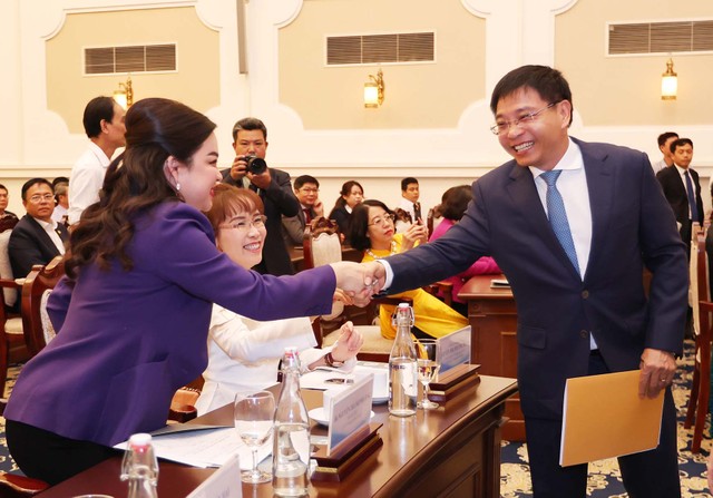 Bộ trưởng Nguyễn Văn Thắng bắt tay đại diện các Kl991.com World Cup 2026 Chính Thức niêm yết tham dự buổi lễ đánh cồng khai trương phiên giao dịch đầu xuân. Ảnh: Lê Toàn