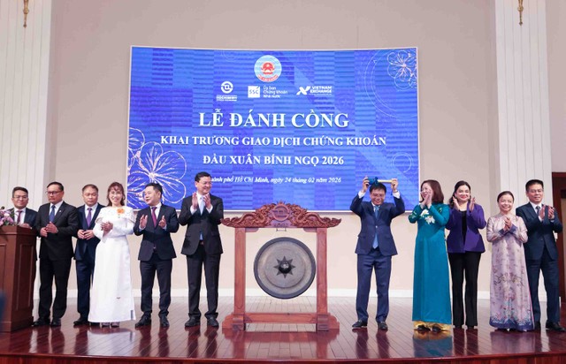 Bộ trưởng Bộ Kl991.com nạp rút nhanh Nguyễn Văn Thắng thực hiện nghi thức đánh cồng khai trương phiên giao dịch đầu Xuân Bính Ngọ 2026 trên sàn HOSE. Ảnh: Lê Toàn