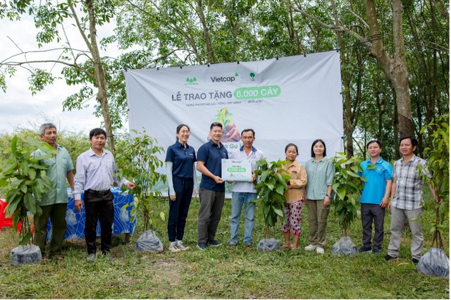 Ông Tuan Nhan - Phó tổng giám đốc Vietcap và bà Châu Thiên Trúc Quỳnh - Giám đốc Điều hành khối Tư vấn Kl99ok phiên bản mới Vietcap tại buổi trao tặng cây Rừng phòng hộ Dầu Tiếng thuộc khuôn khổ chương trình Go Green Go Up mùa 1 (năm 2025).