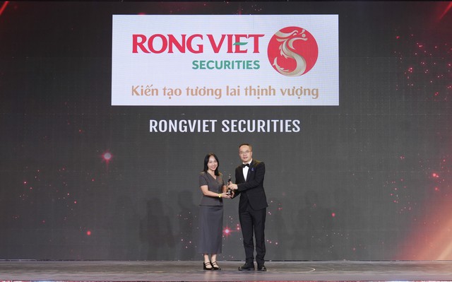 Bà Nguyễn Ngọc Vân Phương - Giám đốc điều hành Khối Hỗ trợ kiêm Giám đốc Nhân sự đại diện Rồng Việt nhận cúp “Harmonia” phiên bản Vàng