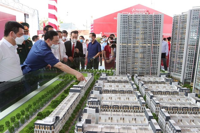 Quan khách tham quan mô hình dự án