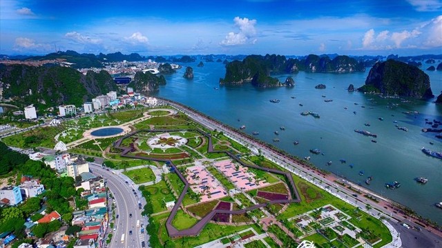 Nhiều công trình lớn đóng góp vào sự phát triển của Hạ Long. Trong ảnh là Công viên hoa Hạ Long bên bờ Vịnh Hạ Long