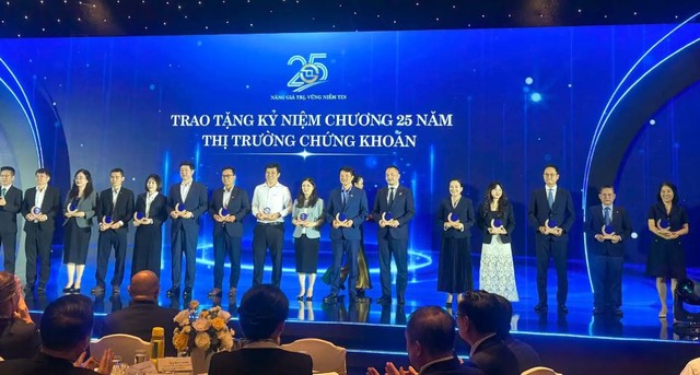 Bà Phạm Thị Châu Giang - Giám đốc Chi nhánh BVSC (vị trí phía cuối bên tay phải) đại diện Công ty nhận kỷ niệm chương ghi nhận 25 năm đóng góp cho thị trường 99Kl99 link đăng nhập Việt Nam