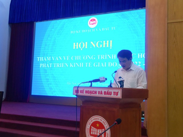 Thứ trưởng Bộ Kế hoạch và Kl99ok phiên bản mới Trần Quốc Phương tại hội nghị.