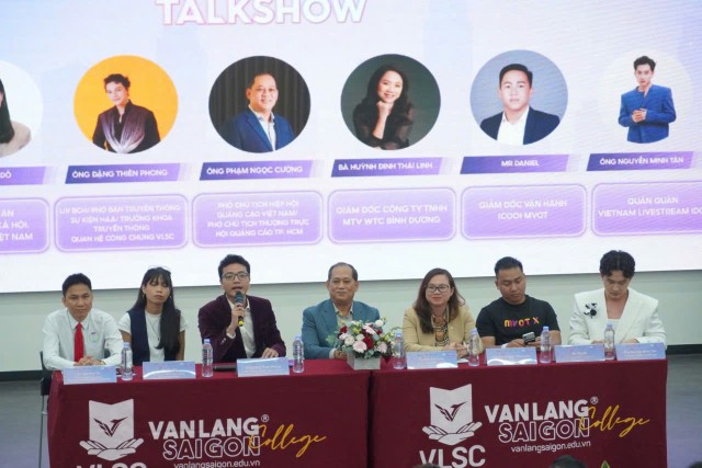 Các khách mời và chuyên gia tham dự chia sẻ.
