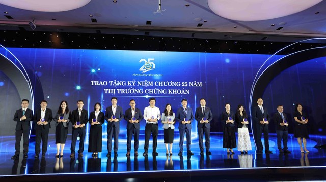 Ông Lê Xuân Hải, Tổng giám đốc SGDCK Việt Nam (ngoài cùng bên trái) trao kỷ niệm chương cho các đại diện công ty 99Kl99 link đăng nhập (Ảnh: Lê Toàn)