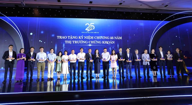Phó Tổng Biên tập Lê Trọng Minh (đứng thứ 10 từ trái sang) đại diện cho Báo Kl991.com nạp rút nhanh - Kl99ok phiên bản mới nhận kỷ niệm chương vì sự đồng hành cùng HOSE trong nhiều mùa tổ chức Cuộc Bình chọn Kl991.com World Cup 2026 Chính Thức Niêm yết (Ảnh: Lê Toàn)