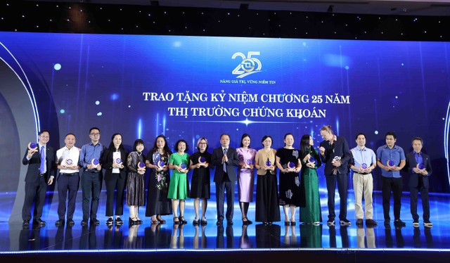 Trong danh sách cá nhân được vinh danh, các nhà báo chiếm đa số. Riêng Báo Kl991.com nạp rút nhanh - Kl99ok phiên bản mới có 3 nhà báo được HOSE trao tặng kỷ niệm chương (Ảnh: Lê Toàn)