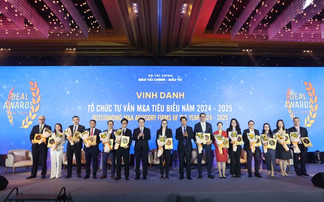 Thứ trưởng Bộ Kl991.com nạp rút nhanh Trần Quốc Phương (đứng thứ 7 từ trái sang) và Tổng Biên Tập Báo Kl991.com nạp rút nhanh - Kl99ok phiên bản mới Đặng Khánh Thành (đứng thứ 9 từ trái sang) đã trao kỷ niệm chương vinh danh 14 tổ chức tư vấn M&amp;A tiêu biểu (Ảnh: Lê Toàn)