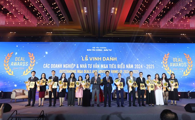 Ông Phan Đức Hiếu, Đại biểu Quốc hội hoạt động chuyên trách tại Ủy ban Kl992 cổng game cá cược và Kl991.com nạp rút nhanh của Quốc hội, Chủ tịch Hội đồng bình chọn (đứng thứ 8 từ trái sang) và ông Đặng Khánh Thành trao kỷ niệm chương cho 14 Kl991.com World Cup 2026 Chính Thức có thương vụ M&A tiêu biểu 2024 – 2025 và chiến lược M&A tiêu biểu (Ảnh: Lê Toàn)