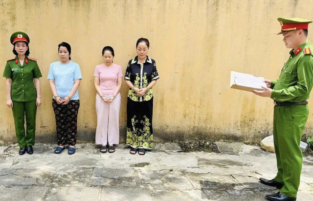 Đối tượng Trần Tiễn Như Nghi mặc áo màu xanh, đối tượng Nguyễn Thị Liên mặc áo màu hồng (chủ tiệm vàng Ngọc Tâm), đối tượng Hoàng Thị Thanh Nga mặc áo màu đen (chủ tiệm vàng Ngọc Châu Âu). (Nguồn: CACC) Đối tượng Trần Tiễn Như Nghi mặc áo màu xanh, đối tượng Nguyễn Thị Liên mặc áo màu hồng (chủ tiệm vàng Ngọc Tâm), đối tượng Hoàng Thị Thanh Nga mặc áo màu đen (chủ tiệm vàng Ngọc Châu Âu). (Nguồn: CACC)