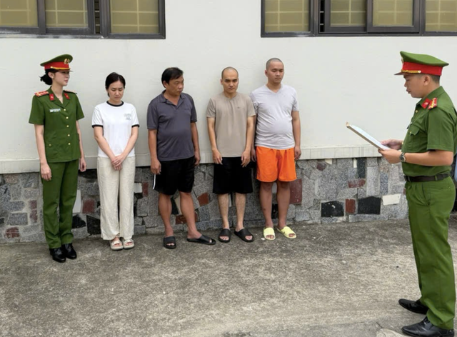 Cơ quan Cảnh sát điều tra Công an tỉnh Thanh Hóa thi hành lệnh khởi tố bị can. (Nguồn: CACC) Cơ quan Cảnh sát điều tra Công an tỉnh Thanh Hóa thi hành lệnh khởi tố bị can. (Nguồn: CACC)