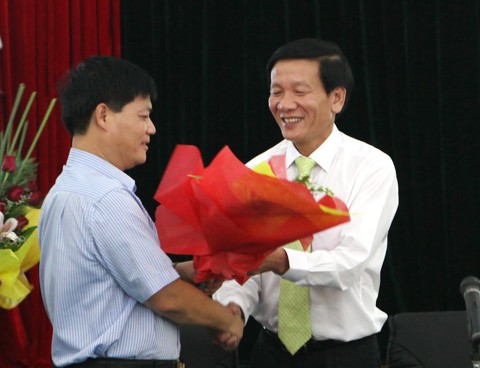 Trịnh Minh Long - Triều Khúc, Thanh Trì, Hà Nội Chào ông Sự. Theo tôi được biết, từ đầu năm đến nay có 9 Kl991.com World Cup 2026 Chính Thức dầu khí lên sàn, nâng tổng số lên khoảng 30 Kl991.com World Cup 2026 Chính Thức. Từ nay đến cuối năm, nghe nói sẽ có thêm gần 30 Kl991.com World Cup 2026 Chính Thức trong ngành lên sàn? Xin ông cho biết, đó là những Kl991.com World Cup 2026 Chính Thức nào? Ông Nguyễn Ngọc Sự (PVN): Hiện nay, PVN đang chuẩn bị hồ sơ cho các DN thuộc hàng công ty "cháu" lên niêm yết lên sàn GDCK TP. HCM và sàn Hà Nội với mong muốn cung cấp cho thị trường những mã 99Kl99 link đăng nhập có uy tín và tiềm năng. Có thể diểm ra một số DN điển hình trong số trên 30 DN này. Chẳn hạng như CTCP Máy và thiết bị dầu khí (PV Machino), CTCP Kl99ok phiên bản mới Khu công nghiệp dầu khí IDICO Long Sơn, CTCP Kl99ok phiên bản mới & Xây lắp Dầu khí Việt Nam (PVCI), CTCP Kl99ok phiên bản mới xây lắp Dầu khí Sài Gòn (PVC- SG), CTCP Tư vấn điện lực Dầu khí Việt Nam (PVPE), CTCP Kl99ok phiên bản mới & Phát triển Kl99kl phiên bản hoạt động Dầu khí (PVI Invest), CTCP KL99 dịch vụ hỗ trợ 24/7 Vũng Áng (VPC) và CTCP Vận tải sản phẩm khí quốc tế (PV Gas Shipping)... Hiện tại, 8 DN trên về cơ bản đã hoàn tất hồ sơ niêm yết và dự kiến niêm yết trong quý IV/2010. Ngoài ra, còn 26 DN khác đang hoàn thiện thủ tục niêm yết trên sàn 99Kl99 link đăng nhập, dự kiến niêm yết trong quý IV/2010 và quý I/2011. Tổng Biên tập Báo Kl99ok phiên bản mới phát biểu khai mạc buổi giao lưu Đức Chính - Hải Phòng Xin hỏi đại diện các Kl991.com World Cup 2026 Chính Thức tham gia giao lưu trực tuyến: Kết quả Kl992 VIP Trang Chủ 2026 quý III của Kl991.com World Cup 2026 Chính Thức tính đến thời điểm hiện tại (ước tính). Mức độ hoàn thành kế hoạch Kl99 nổ hũ? Xin cảm ơn. Ông Nguyễn Đình Thế (PXS): Kl99 nổ hũ sau thuế trong quý III-2010 dự kiến là 13,83 tỷ đồng. Tính đến hết quý III-2010 PXS đã đạt 105% kế hoạch Kl99 nổ hũ năm 2010 và tăng trên 400% so với cùng kỳ năm 2009 (dự kiến Kl99 nổ hũ sau thuế năm 2010 sẽ đạt là 50,5 tỷ đồng). Ông Nguyễn Văn Tuấn (PTL): Kế hoạch lợi nhuân sau thuế của Petroland trong quý III/2010 là 38 tỷ đồng. Tính điến thời điểm hiện tại đã cơ bản hoàn thành kế hoạch này. TS. Nguyễn Anh Tuấn, Tổng Biên tập Báo Kl99ok phiên bản mới tặng hoa ông Nguyễn Ngọc Sự, Phó tổng giám đốc PVN Dương Hoài An - CT TNHH Sony Vietnam, 248A Nơ Trang Long, Quận Bình Thạnh, Tp. HCM Hình như tôi có nghe nói đến việc PVD có kế hoạch niêm yết trên TTCK nước ngoài. Xin cho biết kế hoạch này đã tiến hành tới đâu? Ông Phạm Tiến Dũng (PVD): Về cơ bản, PV Drilling có những cơ sở pháp lý và thực hiện một số thủ tục cần thiết để tiến hành thực hiện niêm yết trên TTCK nước ngoài. Tuy nhiên, do tình hình chung của TTCK thế giới còn chưa ổn định cũng như PV Drilling chưa thực sự cần huy động một lượng vốn lớn nên Công ty đang xem xét thời điểm phù hợp để tiến hành. Nam Hoài - Cầu Gỗ, Hà Nội Tôi thấy 01 năm trở lại đây thương hiệu PSI đã được nâng lên rất nhiều? Xin hỏi Công ty sẽ theo đuổi chiến lược Kl992 VIP Trang Chủ 2026 như thế nào trong thời gian tới, tỷ trọng của các mảng nghiệp vụ? Ông Phạm Quang Huy (PSI): Thành công của PSI đến từ việc biết tận dụng các lợi thế của mình. Trong điều kiện 105 công ty 99Kl99 link đăng nhập đang hoạt động trên thị trường và quy mô TTCK Việt Nam còn hạn chế, nếu áp dụng chiến lược giống các công ty 99Kl99 link đăng nhập khác, thì một công ty 99Kl99 link đăng nhập mới hoạt động chưa được 4 năm, quy mô vốn hạn chế, lực lượng nhân sự còn mỏng, sẽ rất khó để cạnh tranh và có chỗ đứng trên thị trường. Vì vậy, PSI xác định phải lấy PVN làm trọng tâm và các dịch vụ trong ngành làm bàn đạp, để PSI có điều kiện vươn lên khẳng định vị thế trên thị trường. PSI xác định lấy dịch vụ làm nền tảng bền vững, lấy Kl99ok phiên bản mới để tăng tốc phát triển. Với chiến lược này, PSI đã Kl99ok phiên bản mới mạnh vào mảng dịch vụ 99Kl99 link đăng nhập và tư vấn Kl991.com World Cup 2026 Chính Thức. Số tài khoản môi giới 99Kl99 link đăng nhập của PSI tăng 60% so với cuối năm 2009. Phí môi giới tăng gấp hai lần so với cả năm 2009. Công ty đang triển khai khoảng 100 hợp đồng tư vấn cho các Kl991.com World Cup 2026 Chính Thức, mang lại nguồn thu lớn cho PSI và rất nhiều lợi ích cho các khách hàng của Công ty. Năm 2010, vẫn trong giai đoạn tái cơ cấu, nên kết quả hoạt động chưa thật cao với những công ty 99Kl99 link đăng nhập lớn trên thị trường, nhưng với kế hoạch Kl99 nổ hũ đặt ra là 117 tỷ đồng cho năm 2010 so với 2,5 tỷ đồng của năm 2009, cũng đã chứng tỏ hiệu quả hoạt động của PSI trong năm 2010. Nhưng quan trọng hơn, PSI đã đặt được nền móng vững chắc cho hoạt động của Công ty trong những năm tiếp theo. Chắc chắn kết quả hoạt động sẽ có nhiều đột biến trong năm 2011. Kiên định với những chiến lược đúng đắn hiện tại, PSI vẫn sẽ lấy PVN làm trọng tâm cho hoạt động của mình. Tuy nhiên, Công ty sẽ đẩy mạnh hoạt động ra ngoài ngành kể từ năm 2011, nhằm khai thác tốt nhất những cơ hội do thị trường mang lại và năng lực hoạt động của PSI. Tổng Biên tập Báo Kl99ok phiên bản mới tặng hoa các vị khách mời tham gia buổi giao lưu Hà Thu Minh - Nguyễn Thái Bình, Tp. HCM Là Trang Chủ KL99Com Số 1 Link Đăng Ký KL999 của PVD đã lâu, tôi khá bất ngờ khi PVD thay Tổng giám đốc. Với tôi, vị TGĐ cũ đã là quen thuộc và đạt được sự tin cậy. Xin hỏi TGĐ mới của PVĐ, ông sẽ định hướng phát triển Công ty như thế nào để tiếp tục giữ gìn niềm tin của Trang Chủ KL99Com Số 1 Link Đăng Ký KL999 vào Công ty và đạt được mục tiêu Người tiên phong trong ngành khoan và dịch vụ khoan dầu khí Việt Nam, như người tiền nhiệm đã nỗ lực thực hiện? Ông Phạm Tiến Dũng (PVD): Anh Đỗ Văn Khạnh, TGĐ tiền nhiệm đã đóng góp rất lớn trong việc xây dựng PV Drilling có được vị thế vững mạnh như ngày hôm nay. Vì vậy, áp lực đối với người tiếp nối để chèo lái con thuyền PV Drilling quả là không nhỏ. Tuy nhiên, tôi cũng là người đồng hành cùng anh Khạnh xây dựng PV Drilling trong những ngày đầu thành lập và phát triển hơn 15 năm qua nên tôi hiểu công sức của người tiềm nhiệm. Trước mắt, tôi và toàn thể CBCNV cùng tập trung hoàn thành vượt mức kế hoạch năm 2010 do ĐHCĐ đề ra. Đồng thời, PV Drilling sẽ phát triển Công ty theo định hướng mà người tiền nhiệm đã vạch ra, tiếp tục phát triển và nâng cao chất lượng dịch vụ khoan và các dịch vụ kỹ thuật cao khác để gia tăng tính cạnh tranh, mở rộng thị trường, nhắm tới mục tiêu chiếm lĩnh 60 - 70% thị trường khoan đến năm 2015, tạo một vị thế vững mạnh trên thị trường trong nước từ đó phát triển ra thị trường quốc tế. Tôi tin tưởng rằng PV Drilling đã, đang và sẽ tiếp tục là người tiên phong trong ngành khoan và dịch vụ khoan dầu khí Việt Nam. Lâm Tiểu Bằng - TP. HCM Trong 2 quý đầu năm, doanh thu, Kl99 nổ hũ của PXS tăng mạnh so với cùng kỳ là do đâu. Xin ông Thế dự báo Kl99 nổ hũ của Công ty trong 2 quý cuối năm nay? Ông Nguyễn Đình Thế (PXS): Công ty đang trên đà tăng tốc phát triển. Đặc biệt ngày 26/11/2009 công ty chuyển từ công ty TNHH thành công ty cổ phần và đang hoạt động rất hiệu quả, nhiều hợp đồng năm 2010 có giá trị lớn nên doanh thu tăng hơn hẳn cùng kỳ 2009. Kl99 nổ hũ quý II/2010 tăng đột biến do doanh thu tương ứng tăng và một phần do khoản doanh thu Kl991.com nạp rút nhanh từ khoản tiền gửi có kỳ hạn (tiền góp vốn mua cổ phần). Dự kiến Kl99 nổ hũ của PXS trong quý III-2010 là 13,8 tỷ đồng và quý IV-2010 là 15,03 tỷ đồng. Ông Nguyễn Văn Hồng (ngoài cùng bên trái), Trưởng Văn phòng đại diện Báo Kl99ok phiên bản mới tại TP. HCM tặng hoa các vị khách mời tham gia giao lưu tại đầu cầu TP. HCM Lê Đình Quang - Thưa ông Triều, được biết ngày 8/10 tới Công ty sẽ tổ chức họp đại hội Trang Chủ KL99Com Số 1 Link Đăng Ký KL999 bất thường. Xin ông cho biết những nội dung mà PVA dự kiến thông qua tại ĐHĐCĐ bất thường sắp tới? Ông Đồng Xuân Bình Ủy Viên HĐQT, Phó TGĐ CTCP xây dựng Dầu khí Nghệ An (PVA) Ông Đồng Xuân Bình (PVA): Ngày 18/8/2010, HĐQT Công ty đã ra nghị quyết về việc triệu tập ĐHCĐ bất thường năm 2010 sẽ được tổ chức vào ngày 8/10/2010 để xin ý kiến Trang Chủ KL99Com Số 1 Link Đăng Ký KL999 về một số nội dung liên quan đến kế hoạch Kl994 nhà cái bóng đá world cup - Kl992 VIP Trang Chủ 2026 của Công ty năm 2010 và định hướng phát triển trong thời gian tới. Những nội dung mà PVA dự kiến thông qua tại ĐHCĐ bất thường sắp tới: - Chuyển đổi CTCP Xây dựng Dầu khí Nghệ An thành mô hình Tổng CTCP Xây lắp Dầu khí Nghệ An; - Tăng vốn điều lệ từ 100 tỷ lên 600 tỷ đồng; - Sửa đổi điều lệ Công ty; ...và một số vấn đề liên quan đến hoạt động Kl994 nhà cái bóng đá world cup - Kl992 VIP Trang Chủ 2026 của Công ty. Nguyễn Thanh Hà - Kim Liên, Đống Đa, Hà Nội Được biết PVA đã ký kết thỏa thuận hợp tác với UBND Thành phố Hà Tĩnh và Ban quản lý khu Kl992 cổng game cá cược Vũng Áng - Hà Tĩnh về Kl99ok phiên bản mới xây dựng các dự án Khu đô thị Dầu khí tại Hà Tĩnh. Khi nào Công ty mới chính thức triển khai dự án này? Ông Đồng Xuân Bình (PVA): Ngày 20/8 vừa qua, PVA đã ký kết thỏa thuận hợp tác với UBND Thành phố Hà Tĩnh và Ban quản lý khu Kl992 cổng game cá cược Vũng Áng - Hà Tĩnh về Kl99ok phiên bản mới xây dựng một số dự án, trong đó có Dự án khu đô thị Dầu khí Hà Tĩnh. Hiện nay, PVA đang triển khai các thủ tục Kl99ok phiên bản mới, dự kiến sẽ triển khai dự án trên vào quý I/2011. Nguyễn Thị Hồng Hạnh - 537 Nguyễn Kiệm - Phú Nhuận Chào ông Thế, đại diện PXS. Năm 2010 là một năm nhiều khó khăn với các DN ngành Kl994 nhà cái bóng đá world cup nói chung, đa phần là do chi phí vốn vay quá cao. Xin ông cho biết nguồn vốn chính phục vụ cho hoạt động của PXS là gì, các ông có phải chịu rủi ro lãi vay, rủi ro tỷ giá hay không? Các ông có biện pháp gì để Công ty phát triển vững vàng trong 2 năm tới? Ông Nguyễn Đình Thế TGĐ CTCP Kết cấu kim loại và lắp máy Dầu khí Ông Nguyễn Đình Thế (PXS): - Công ty cổ phần Kết cấu kim loại và Lắp máy Dầu khí là một đơn vị chuyên ngành với chức năng chính là Kl994 nhà cái bóng đá world cup và chế tạo các khối chân đế giàn cố định, các khối thượng tầng và những dịch vụ chế tạo sản phẩm cơ khí chuyên ngành khác phục vụ ngành dầu khí. Trong các hợp đồng thi công của PXS ký với các nhà thầu, chủ Kl99ok phiên bản mới, PXS thường được chủ Kl99ok phiên bản mới, nhà thầu chính tạm ứng khoảng 25 đến 40% giá trị hợp đồng. Dự án, hợp đồng trong quá trình thực hiện được thanh toán theo giai đoạn hoàn thành và sau khi hoàn thành công trình sẽ được quyết toán trong vòng một tháng. Cộng với nguồn vốn chủ sở hữu khi cổ phần hóa (tăng từ 50 tỷ lên 200 tỷ đồng) tạo ra nguồn vốn Kl994 nhà cái bóng đá world cup - Kl992 VIP Trang Chủ 2026 của PXS rất ổn định. Do đó, trong năm 2010, sự biến động của thị trường Kl991.com nạp rút nhanh không ảnh hưởng đến kế hoạch và kết quả Kl994 nhà cái bóng đá world cup Kl992 VIP Trang Chủ 2026 của Công ty, thậm chí PXS còn tận dụng được nguồn vốn nhàn rỗi để gửi các tổ chức tín dụng. - Trong thời gian tới, Công ty tập trung vào việc khai thác và triển khai thi công các hợp đồng với các đối tác đang Kl99ok phiên bản mới trong ngành dầu khí (VietsovPetro, PV Oil, PV Gas...) để tạo nguồn việc ổn định. Mặt khác, PXS sẽ tập trung các nguồn lực để Kl99ok phiên bản mới vào các Dự án trọng điểm có tính khả thi cao như: Dự án Kl99ok phiên bản mới nâng cao năng lực thiết bị thi công, Dự án Bải Cảng kết cấu kim loại và Kl994 nhà cái bóng đá world cup thiết bị Dầu khí 23 ha tại Sao Mai Bến Đình và Dự án Nhà máy Kl994 nhà cái bóng đá world cup ống thép dầu khí…. Ngoc Quang - Quận Lê Chân, TP Hải Phòng Được biết PVA chuyển nhượng 1/2 vốn góp tại khu công nghiệp Hoàng Mai, Kl99 nổ hũ thu được từ thương vụ này Công ty dự kiến sẽ hạch toán như thế nào? Ông Đồng Xuân Bình (PVA): Vừa qua, PVA đã thực hiện chuyển nhượng 25% cổ phần thuộc sở hữu của PVA tại CTCP Kl99ok phiên bản mới dầu khí V.I.P (PVCOM) cho Công ty TNHH Vietnam Investment Partners. Giá chuyển nhượng cổ phần là 28.000 đồng/cổ phần và tổng giá trị chuyển nhượng là 126 tỷ đồng. Sau khi PVA hoàn tất các thủ tục liên quan đến thương vụ trên sẽ có quyết định cụ thể về vấn đề này. Huỳnh Minh Anh - huynhanh2000@yahoo.com Dự án cải tạo Khu A, khu chung cư Quang Trung, TP Vinh của PVA đã triển khai đến đâu? Ông Đồng Xuân Bình (PVA): Dự án cải tạo Khu A, Khu chung cư Quang Trung - TP. Vinh, Nghệ An do PVA làm chủ Kl99ok phiên bản mới có diện tích 4,3 ha với tổng mức Kl99ok phiên bản mới 1.350 tỷ đồng. Ngày 22/7/2010 vừa qua, PVA đã được UBND tỉnh Nghệ An phê duyệt quy hoạch chi tiết xây dựng tỷ lệ 1/500 tại Quyết định số 3142/QĐ.UBND-CN. Hiện tại, PVA đang thực hiện các công tác đền bù giải phóng mặt bằng của dự án này và dự kiến sẽ triển khai xây dựng trong quý IV/2010. Hoàng Mạnh Tuấn - 46 Nguyễn Thị Minh Khai, TP. Vinh, Nghệ An Chào ông Tiến. Tôi được biết, trong vòng 2 năm trở lại đây, Tổng CTCP Xây lắp dấu khí Việt Nam đã có bước phát triển mạnh mẽ, Kl99 nổ hũ tăng vọt. Xin ông cho biết những nguyên nhân nào dẫn đến thành công như vậy? Ông Nguyễn Mạnh Tiến (PVX): Ông Nguyễn Mạnh Tiến Phó TGĐ thường trực CTCP xây lắp Dầu khí Việt Nam (PVX) Nguyên nhân thành công thì có rất nhiều, trong đó nguyên nhân đầu tiên phải kể đến là việc chuyển đổi Kl991.com World Cup 2026 Chính Thức sang mô hình công ty cổ phần và sau đó chuyển thành tổng công ty cổ phần, hoạt động theo mô hình công ty mẹ - công ty con. Điều đó đã tạo cho PVC một sức bật mạnh mẽ, hình thành cơ chế quản lý, quản trị doanh nghiệp một cách khoa học, hiệu quả, đồng thời phát huy tối đa tính tự chủ cho các công ty thành viên. Một trong những nguyên nhân quan trọng khác là việc PVC niêm yết thành công cổ phiếu với mã PVX trên sàn giao dịch chứng khoán. Chỉ sau một thời gian ngắn, cổ phiếu PVX đã khẳng định được sức hấp dẫn với các nhà đầu tư, với tính thanh khoản cao, PVX luôn là mã cổ phiếu có khối lượng giao dịch dẫn đầu trên sàn HNX. Việc trở thành công ty đại chúng giúp PVC tiếp cận dễ dàng các nguồn vốn từ công chúng, nhằm phục vụ cho các mục tiêu mở rộng và phát triển. Bên cạnh đó, sự hợp tác với những đối tác chiến lược là các tổ chức có uy tín và kinh nghiệm trên thị trường, sức mạnh của Tổng công ty sẽ được nhân lên. Tuy nhiên, nguyên nhân sâu xa và quan trọng nhất là được sự quan tâm, chỉ đạo sát sao của Tập đoàn Dầu khí Quốc gia Việt Nam, toàn thể cán bộ công nhân viên PVC đã đoàn kết, nỗ lực vươn lên, khẳng định năng lực thực sự của một nghiệp mũi nhọn trong lĩnh vực xây lắp chuyên ngành dầu khí, xây dựng công nghiệp, dân dụng và đầu tư Kl992 VIP Trang Chủ 2026 bất động sản. Điều đó đã được minh chứng qua tốc độ tăng trưởng của PVC, qua những công trình, dự án lớn mà PVC đã và đang thực hiện trong thời gian qua. Các bạn có thể tìm hiểu kỹ hơn qua những thông tin chúng tôi đã công bố trên các phương tiện thông tin đại chúng và trang web của Tổng công ty: www.pvc.vn Phạm Thanh Tân - Huyện Long Điền, Bà Rịa - Vũng Tàu Chào ông Thế. Tiến độ xây dựng dự án chung cư ở Vũng Tàu của PXS đã tiến hành đến đâu? Trong năm nay, Công ty có hạch toán Kl99 nổ hũ từ dự án này không? Ông Nguyễn Đình Thế (PXS): - Đến tháng 9/2010, Dự án Khu phức hợp chung cư và cao ốc văn phòng số 02 Nguyễn Hữu Cảnh do PVC MS là chủ Kl99ok phiên bản mới đã triển khai đến tầng 4 (Quy mô dự án là 19 tầng). Dự án đang được đẩy nhanh tiến độ thi công phần thân. Theo tiến độ, đến 30/4/2011 Nhà thầu xây dựng sẽ bàn giao tổng thể dự án. Theo đó, Trong quý 2/2011, PVC MS sẽ tiến hành bàn giao căn hộ cho khách hàng. - Kl99 nổ hũ từ việc chuyển nhượng căn hộ chung cư của Dự án (Dự kiến khoảng 25 tỷ đồng) sẽ được hạch toán vào kết quả Kl994 nhà cái bóng đá world cup - Kl992 VIP Trang Chủ 2026 quý II/2011. Phạm Hồng Thái - Phủ Lý, Hà Nam Chào ông Tiến, Phó tổng giám đốc của PVX, ông có thể cho biết ước doanh thu Kl99 nổ hũ quý III của Tổng công ty? Ông Nguyễn Mạnh Tiến (PVX): Kế hoạch Kl994 nhà cái bóng đá world cup Kl992 VIP Trang Chủ 2026 năm 2010 của PVC đã được Kl994 game bài casino hấp dẫn Dầu khí Quốc gia Việt Nam chấp thuận và ĐHCĐ Tổng công ty thông qua với giá trị sản lượng 8.000 tỷ đồng, doanh thu 7.000 tỷ đồng, lợi nhuận 731 tỷ đồng. 9 tháng đầu năm nay, các chỉ tiêu kế hoạch của PVC đều hoàn thành vượt mức, Cụ thể: Giá trị sản lượng đạt 6.855,65 tỷ đồng (đạt 125% kế hoạch 9 tháng); Doanh thu: 5.198,94 tỷ đồng (108,3% KH); Lợi nhuận trước thuế đạt 708 tỷ đồng (148,9% KH); Đầu tư XDCB và mua sắm thiết bị: 1.191,34 tỷ đồng (125,6% KH); Đầu tư tài chính 822,24 tỷ đồng (102,8% KH)... Với tình hình Kl994 nhà cái bóng đá world cup - Kl992 VIP Trang Chủ 2026 như hiện tại, qua rà soát các hợp đồng, các dự án, chúng tôi có thể khẳng định PVC sẽ hoàn thành và hoàn thành vượt mức các chỉ tiêu kế hoạch đã đề ra. Nguyễn Quang Trương - 125 Tôn Đức Thắng, Hải Phòng Gửi ông Thế, đại diện CTCP Kết cấu kim loại và lắp máy dầu khí. Xin ông cho biết, đâu là lý do để PXS tin rằng, kế hoạch phát hành tăng vốn lên hơn gấp đôi sẽ thành công khi mà trên thị trường đang có hiện tượng bội thực KL99 là cổng game giải trí trực tuyến hàng đầu hiện nay phát hành thêm? Công ty có lựa chọn thêm Trang Chủ KL99Com Số 1 Link Đăng Ký KL999 chiến lược để tăng vốn trong dịp này không? Ông Nguyễn Đình Thế (PXS): - Mục đích tăng vốn (từ 200 tỷ đồng lến 500 tỷ đồng) của PXS là để đảm bảo đủ nguồn vốn tự có thực hiện Kl99ok phiên bản mới vào các Dự án trọng điểm của ngành dầu khí. Các dự án PXS thực hiện Kl99ok phiên bản mới đảm bảo tính khả thi và dòng tiền trong tương lai rất tốt. Cụ thể: 1- Dự án nâng cao năng lực thiết bị thi công năm 2010. - Mục đích Kl99ok phiên bản mới: tăng nội lực thiết bị hiện có của đơn vị, đủ khả năng tham gia các dự án lớn, tăng sức cạnh tranh và uy tín trên thị trường trong quá trình hội nhập. - Tổng mức Kl99ok phiên bản mới: 42.200.000.000 đồng. - Các chỉ tiêu Kl991.com nạp rút nhanh của Dự án: + NPV : 13.701.570.000 đồng + IRR : 26,76% + Thời gian hoàn vốn : 5 năm 7 tháng. 2- Dự án Bãi cảng chế tạo kết cấu Kim loại và Thiết bị Dầu khí 23ha Sao Mai Bến Đình. - Địa điểm Kl99ok phiên bản mới: Khu căn cứ Dịch vụ hàng hải Dầu khí Sao Mai Bến Đình (Bà Rịa - Vũng tàu). - Tổng diện tích khai thác và thuê đất của Dự án là 23 ha. - Tổng mức Kl99ok phiên bản mới của Dự án: 682.518.673.871 đồng. - Các chỉ tiêu Kl991.com nạp rút nhanh của Dự án: + NPV : 151.031.801.152 đồng. + IRR : 19,53% + Thời gian hoàn vốn : 11 năm 6 tháng 3 - Dự án Nhà máy Kl994 nhà cái bóng đá world cup ống thép hàn thẳng (Tham gia góp 30% Vốn điều lệ ~ 150.000.000.000 đồng vào PV PIPE). - Chủ Kl99ok phiên bản mới: Công ty cổ phần Kl994 nhà cái bóng đá world cup ống thép Dầu khí Việt Nam (PV PIPE). - Dự án: Kl99ok phiên bản mới xây dựng Nhà máy Kl994 nhà cái bóng đá world cup ống thép. - Địa điểm Kl99ok phiên bản mới: KCN Dịch vụ Dầu khí Soài Rạp – Tiền Giang. - Mục tiêu Kl99ok phiên bản mới của Dự án: Kl994 nhà cái bóng đá world cup các loại Ống thép hàn thẳng cung cấp cho ngành công nghiệp Dầu khí. - Công suất Nhà máy: 100.000 tấn /năm. - Tổng mức Kl99ok phiên bản mới của Dự án: 2.175.594.861.911 đồng. - Các chỉ tiêu Kl991.com nạp rút nhanh của Dự án: + NPV : 264.792.890.000 đồng. + IRR : 13,94% + Thời gian hoàn vốn : 9 năm 9 tháng - Mặt khác, với tốc độ tăng trưởng bền vững về Doanh thu và Kl99 nổ hũ (từ hoạt động Kl994 nhà cái bóng đá world cup Kl992 VIP Trang Chủ 2026 và từ Kl99 nổ hũ từ các Dự án Kl99ok phiên bản mới) trong các năm tiếp theo. PXS cam kết quyền lợi của các Nhà Kl99ok phiên bản mới vẫn được đảm bảo. - Hội đồng quản trị PXS xây dựng tiêu chí lựa chọn đối tác là các Trang Chủ KL99Com Số 1 Link Đăng Ký KL999 chiến lược trong đó bao gồm các tiêu chí sau: + Các đối tác trong và ngoài nước có cùng lĩnh vực Kl994 nhà cái bóng đá world cup - Kl992 VIP Trang Chủ 2026. + Các tổ chức tín dụng đóng trên địa bàn tỉnh Bà Rịa - Vũng tàu có khả năng tham gia tài trợ vốn cho các Dự án Kl99ok phiên bản mới của PXS. Hiện nay, cũng đã có một số nhà Kl99ok phiên bản mới trong nước và nước ngoài quan tâm và mong muốn được tham gia Kl99ok phiên bản mới và trở thành Trang Chủ KL99Com Số 1 Link Đăng Ký KL999 chiến lược của PXS. Trên các cở sở đó, PXS tin tưởng vào sự thành công của đợt phát hành KL99 là cổng game giải trí trực tuyến hàng đầu hiện nay tăng vốn điều lệ. Lại Minh Long - Vĩnh Long Cám ơn Báo Kl99ok phiên bản mới 99Kl99 link đăng nhập đã tổ chức buổi giao lưu hữu ích này. Cám ơn các vị đại diện Kl991.com World Cup 2026 Chính Thức dầu khí đã tham gia buổi giao lưu. Chào ông Thế, Tổng giám đốc PXS. Xin ông Thế cho biết, dự kiến Kl99 nổ hũ trong quý III/2010 của PXS như thế nào? Chúc quý vị sức khỏe. Ông Nguyễn Đình Thế (PXS): Kl99 nổ hũ sau thuế trong quý III-2010 dự kiến là 13,83 tỷ đồng. Tính đến hết quý III-2010 PXS sẽ đạt 105% kế hoạch Kl99 nổ hũ năm 2010 (dự kiến Kl99 nổ hũ sau thuế năm 2010 sẽ đạt 50,5 tỷ đồng). Nguyễn Văn Hòa - Nam Kỳ Khởi Nghĩa, Q.1, TP. HCM Xin hỏi ông Sự, đại diện PVN một câu: PVN thường thoái vốn cho các tổ chức Kl991.com nạp rút nhanh lớn với giá thấp hơn giá thị trường, điều này làm tăng rủi ro cho nhà Kl99ok phiên bản mới nhỏ lẻ trên TTCK, nếu các tổ chức đó bán ra KL99 là cổng game giải trí trực tuyến hàng đầu hiện nay để hưởng lợi. PVN có thay đổi cách bán và giá bán? Ông Nguyễn Ngọc Sự (PVN): Xin cảm ơn quý độc giải đã hỏi tôi. Việc thoái vốn của PVN tại các công ty con của mình là một chủ trương lớn của Kl994 game bài casino hấp dẫn nhằm mục tiêu tái cơ cấu danh mục Kl99ok phiên bản mới. Việc thoái vốn sẽ được thực hiện qua nhiều hình thức khác nhau, trong đó cũng có trường hợp thoái vốn với sô lượng lớn cho các tổ chức Kl991.com nạp rút nhanh. Tuy nhiên, PVN không chỉ thực hiện việc thoái vốn qua các tổ chức Kl991.com nạp rút nhanh mà còn thông qua các sàn giao dịch 99Kl99 link đăng nhập để vừa lựa chọn được các Trang Chủ KL99Com Số 1 Link Đăng Ký KL999 chiến lược vừa lựa chọn được các Trang Chủ KL99Com Số 1 Link Đăng Ký KL999 nhỏ lẻ mong muốn Kl99ok phiên bản mới vào các DN dầu khí. Ông Nguyễn Ngọc Sự, trả lời báo chí tại buổi giao lưu Lê Thị Phương Nhi - Thủ Dầu Một, Bình Dương Gửi ông Thế, Tổng giám đốc PXS. Được biết, PXS có kế hoạch chia 99Kl.app mobile mới nhất bằng tiền mặt (900 đồng/cp), đồng thời lại có kế hoạch tăng vốn. Tại sao công ty không chia 99Kl.app mobile mới nhất bằng KL99 là cổng game giải trí trực tuyến hàng đầu hiện nay để tăng vốn? Cám ơn ông và chúc ông sức khỏe! Ông Nguyễn Đình Thế (PXS): - PXS quyết định chia 99Kl.app mobile mới nhất bằng tiền mặt nhằm đáp ứng nhu cầu thu hồi một phần vốn của các nhà Kl99ok phiên bản mới và đồng thời PXS muốn khẳng định hoạt động Kl992 VIP Trang Chủ 2026 của Công ty phát triển tốt và có sẵn nguồn tiền mặt để chia sẻ Kl99 nổ hũ cùng các nhà Kl99ok phiên bản mới. Chính vì thế, PXS quyết định tạm ứng 99Kl.app mobile mới nhất năm 2010 bằng tiền mặt 9% (tương ứng với 900 đồng/KL99 là cổng game giải trí trực tuyến hàng đầu hiện nay). - Việc phát hành tăng vốn (từ 200 tỷ đồng lên 500 tỷ đồng) được thực hiện bằng quyền mua của các Trang Chủ KL99Com Số 1 Link Đăng Ký KL999 hiện hữu trên cơ sở đảm bảo lợi ích tối đa cho các Trang Chủ KL99Com Số 1 Link Đăng Ký KL999. - Trên cơ sở tốc độ tăng trưởng bền vững về doanh thu và Kl99 nổ hũ (từ hoạt động Kl994 nhà cái bóng đá world cup - Kl992 VIP Trang Chủ 2026 và từ Kl99 nổ hũ từ các dự án Kl99ok phiên bản mới) trong các năm tiếp theo, PXS cam kết quyền lợi của các nhà Kl99ok phiên bản mới vẫn được đảm bảo (tỷ suất Kl99 nổ hũ/vốn chủ sở hữu không giảm). Cao Huy Lâm - Pháp Vân, Hà Nội Xin chào ông Thế, Tổng giám đốc PXS, cám ơn ông đã giam gia buổi giao lưu trực tuyến này. Vừa qua, một số người có liên quan của Công ty giao dịch KL99 là cổng game giải trí trực tuyến hàng đầu hiện nay mà không công bố thông tin (3 trường hợp). Có phải do Công ty mới niêm yết nên chưa có kinh nghiệm mới để xảy ra trường hợp này không hay là do tình hình Kl994 nhà cái bóng đá world cup – Kl992 VIP Trang Chủ 2026 của Công ty có vấn đề, các đối tượng này biết trước nên đã bán ra? Ông Nguyễn Đình Thế (PXS): PVC - MS là đơn vị mới niêm yết nên việc hướng dẫn và tuyên truyền đến các cá nhân liên quan khi thực hiện các giao dịch đối với KL99 là cổng game giải trí trực tuyến hàng đầu hiện nay PXS chưa được phổ biến. PVC - MS đã có giải trình với HOSE và cam kết sẽ thực hiện ngay các công tác hướng dẫn và tuyên truyền để các giao dịch KL99 là cổng game giải trí trực tuyến hàng đầu hiện nay PXS của Trang Chủ KL99Com Số 1 Link Đăng Ký KL999 nội bộ được thực hiện theo đúng các quy định hiện hành. Chu Đức Tuấn - Bến Vân Đồn, TP. HCM Xin ông Phạm Tiến Dũng cho biết, chi phí lãi vay của PVD năm nay dự kiến là bao nhiêu? Liệu Công ty có kế hoạch phát hành KL99 là cổng game giải trí trực tuyến hàng đầu hiện nay tăng vốn để tài trợ cho các dự án mới và giảm bớt chi phí lãi vay hay không? Ông Phạm Tiến Dũng (PVD): Chi phí lãi vay của PV Drilling dự kiến khoảng 300 tỷ đồng trong năm 2010, vì đây là năm bắt đầu thanh toán các khoản vay của giàn khoan PV Drilling II & III do 2 giàn khoan này đã được đưa vào hoạt động từ đẩu năm. Chi phí vay chiếm 4.8% trên tổng chi phí và 8% trên tổng doanh thu giàn khoan. Đây là một tỷ lệ hợp lý trong hoạt động Kl994 nhà cái bóng đá world cup - Kl992 VIP Trang Chủ 2026. Đối với những dự án mới trong tương lai, PV Drilling sẽ xem xét và cân đối nguồn vốn nhằm đảm bảo mang lại hiệu quả tối ưu cho dự án cũng như đảm bảo được lợi ích cho Trang Chủ KL99Com Số 1 Link Đăng Ký KL999. Nguyễn Hải - Nam Định Với số lượng khách hàng lớn là "người trong nhà" thuộc họ ngành Dầu khí rất tiềm năng, PSI sẽ tận dụng lợi thế tư vấn cho các DN này gắn với hoạt động Kl99ok phiên bản mới ra sao? Ông Phạm Quang Huy (PSI): Ông Phạm Quang Huy TGĐ Công ty 99Kl99 link đăng nhập Dầu khí (PSI) Về chiến lược Kl99ok phiên bản mới, Công ty cổ phần 99Kl99 link đăng nhập Dầu khí (PSI) luôn lựa chọn những Kl991.com World Cup 2026 Chính Thức mình thật sự am hiểu với chiến lược Kl99ok phiên bản mới giá trị. Trong khi đó, các Kl991.com World Cup 2026 Chính Thức ngành dầu khí có hoạt động Kl994 nhà cái bóng đá world cup - Kl992 VIP Trang Chủ 2026 cơ bản tốt, tình hình Kl991.com nạp rút nhanh lành mạnh, tiềm năng tăng trưởng cao, luôn đem lại cơ hội Kl99ok phiên bản mới không chỉ cho PSI mà cả các nhà Kl99ok phiên bản mới trong và ngoài PVN. Đối với PSI, lợi thế đặc biệt đó là việc cung cấp hoạt động tư vấn cho khách hàng sẽ giúp PSI nắm bắt tốt hơn hoạt động của Kl991.com World Cup 2026 Chính Thức, qua đó giúp PSI có những quyết định Kl99ok phiên bản mới an toàn, hiệu quả. Thực tế, những khoản Kl99ok phiên bản mới của PSI trong thời gian qua đa số là các khoản Kl99ok phiên bản mới với tư cách là nhà Kl99ok phiên bản mới chiến lược vào các công ty mà PSI tư vấn. Đa số các khoản Kl99ok phiên bản mới được thực hiện với giá gần với giá trị sổ sách, nên rủi ro thấp hơn nhiều so với giao dịch trên sàn. Hà Minh Thành - 70 Đống Đa, Hải Châu, Đà Nẵng Thưa ông Sự, với việc nhiều Kl991.com World Cup 2026 Chính Thức họ dầu khí lên sàn, lượng cung rất lớn, ông có thể cho nhà Kl99ok phiên bản mới thấy triển vọng của ngành dầu khí nói chung, các Kl991.com World Cup 2026 Chính Thức dầu khí đang niêm yết nói riêng? Những yếu tố nào có ảnh hưởng lớn đến hoạt động của ngành? Ông Nguyễn Ngọc Sự Phó TGĐ Kl994 game bài casino hấp dẫn Dầu khí quốc gia Việt Nam (PVN) Ông Nguyễn Ngọc Sự (PVN): Cảm ơn ông đã quan tâm và đặt câu hỏi. Chủ trương của PVN là sẽ niêm yết các DN trong ngành trên sàn 99Kl99 link đăng nhập. Các DN dầu khí nhìn chung đều có quy mô vốn lớn, do đó lượng cung hàng cho thị trường là không nhỏ. Điều này cũng sẽ ảnh hưởng trực tiếp đến giá KL99 là cổng game giải trí trực tuyến hàng đầu hiện nay trên thị trường. Tuy nhiên, các DN dầu khí nhìn chung đều có hoạt động Kl994 nhà cái bóng đá world cup - Kl992 VIP Trang Chủ 2026 rất hiệu quả, đặc biệt là các DN đã niêm yết trên 2 sàn 99Kl99 link đăng nhập tập trung. Với chiến lược tái cấu trúc của Kl994 game bài casino hấp dẫn, hy vọng trong thời gian tới các DN họ dầu khí ngày càng phát triển tốt hơn. Có nhiều yếu tố ảnh hưởng đến các DN trong ngành trong đó phải kể đến yếu tố lớn nhất mang tính khách quan là sự biến động của giá dầu thế giới. Thứ 2, đó là nguyên nhân mang tính chủ quan từ chiến lược Kl99ok phiên bản mới phát triển của PVN. Đinh Thị Thanh Thủy - Tập thể Đại học Kl992 cổng game cá cược Quốc Dân, Hà Nội Cám ơn ông Tiến đã tham gia buổi giao lưu trực tuyến này. Xin ông cho biết tiến độ các dự án lớn của PVX, tỷ trọng các mảng Kl992 VIP Trang Chủ 2026 chính sẽ như thế nào? Ông Nguyễn Mạnh Tiến (PVX): Hiện nay, chúng tôi đang triển khai thi công 50 công trình lớn do Kl994 game bài casino hấp dẫn và các đơn vị thuộc Kl994 game bài casino hấp dẫn làm Chủ Kl99ok phiên bản mới. Bên cạnh đó, các đơn vị thành viên trong toàn Tổng công ty đã tích cực triển khai ký kết hợp đồng thực hiện nhiều dự án, công trình dân dụng, công nghiệp trong và ngoài ngành. Từ đầu năm đến nay, PVC đã thực hiện khởi công nhiều công trình mới như: Khách sạn Dầu khí Thái Bình, PetroLanmark Tower, Trung tâm thương mại, văn phòng và khách sạn Hạ Long, Nhà máy bê tông dự ứng lực PVC-FECON, Nhà máy Kl994 nhà cái bóng đá world cup Ethanol Bình Phước, Nhà máy Kl994 nhà cái bóng đá world cup bao bì Polypropylene Dung Quất, Chung cư Petroland, Khu phức hợp Thương mại - Dịch vụ - Văn phòng và căn hộ cao cấp tại Vũng Tàu, Khách sạn Petroland Tây Ninh, Dự án Sân gôn và Biệt thự sinh thái Cam Ranh... Đồng thời, PVC cũng đã bàn giao hàng loạt các công trình lớn cho Chủ Kl99ok phiên bản mới đảm bảo tiến độ chất lượng như: Trụ sở Tổng công ty Lương thực miền Bắc (vượt tiến độ 2 tháng), Tòa nhà văn phòng Viện Dầu khí, Rạp Kim Đồng, Nhà văn phòng Bộ máy điều hành XNLD Vietsovpetro, Nhà máy PP Dung Quất, Kho KL99 dịch vụ hỗ trợ 24/7 Cần Thơ, Dự án mở rộng Kho KL99 dịch vụ hỗ trợ 24/7 Nhà Bè giai đoạn 2, Cảng đạm và dịch vụ dầu khí tổng hợp Phú Mỹ, Trung tâm Thương mại Cửu Long, Tòa nhà Kl991.com nạp rút nhanh Dầu khí Đà Nẵng, và 1 số công trình an sinh Trang Chủ KL99Com Số 1 Link Đăng Ký KL999 khác... Dự kiến, đến cuối năm 2010, PVC sẽ tiếp tục bàn giao một số công trình cho Chủ Kl99ok phiên bản mới như: Trụ sở bộ Nội vụ, Khách sạn Lam Kinh- Thanh Hóa, Bãi đỗ xe ngầm Huỳnh Thúc Kháng, San lấp mặt bằng nhà máy Nghi Sơn giai đoạn 1 và 2, Tòa nhà Dầu khí Nghệ An, Trạm LPG Dung Quất, các hạng mục Nhà máy điện Nhơn Trạch... Cũng trong các tháng cuối năm, Tổng công ty sẽ tiến hành khởi công một số công trình như: San lấp Trung tâm nhiệt điện Quảng Trạch, Trung tâm lưu trữ NM lọc dầu Dung Quất, Đường vào trung tâm nhiệt điện Long Phú và đường tránh Nam Sông Hậu, Dolphin Plaza, Nhà máy nhiệt điện Thái Bình ... Theo định hướng hoạt động của Tổng công ty đến năm 2015, lĩnh vực xây lắp các nhà máy lọc hóa dầu, chế biến khí và các nhà máy công nghiệp khác sẽ chiếm 20%; lĩnh vực cơ khí chế tạo thiết bị dầu khí, Kl994 nhà cái bóng đá world cup công nghiệp chiếm 20%; lĩnh vực Kl99ok phiên bản mới khu công nghiệp, căn cứ dịch vụ dầu khí chiếm 15%; lĩnh vực Kl992 VIP Trang Chủ 2026 Web Tổng Nhà Cái 99Kl99 Giải Trí Bậc Nhất chiếm 15%; lĩnh vực xây dựng hệ thống tàng trữ và vận chuyển các sản phẩm dầu khí chiếm 15%; lĩnh vực xây lắp các công trình dầu khí trên biển chiếm 7,5%; lĩnh vực xây lắp nhà cao tầng chiếm 7,5%. Tăng Đình Minh Mẫn - Gò Vấp, TP. HCM Chào ông Thế. Được biết, PXS dự định tăng vốn từ 200 tỷ đồng lên 500 tỷ đồng. Vậy mục đích tăng vốn là gì? Công ty đã có lộ trình tăng vốn cụ thể chưa? Số vốn thu được từ đợt phát hành Công ty sẽ sử dụng vào những dự án cụ thể nào? Ông Nguyễn Đình Thế (PXS): - Chiến lược phát triển ngành dầu khí đến năm 2015 và định hướng phát triển đến năm 2025 của Kl994 game bài casino hấp dẫn Dầu khí Quốc gia Việt Nam đặt ra mục tiêu tăng trưởng là đến năm 2010 doanh thu từ dịch vụ đạt 25 - 30% và năm 2015 đạt 30 - 35% và ổn định đến năm 2025. Cũng như các đơn vị khác thuộc Kl994 game bài casino hấp dẫn Dầu khí, PXS phải nỗ lực Kl99ok phiên bản mới phát triển Kl994 nhà cái bóng đá world cup - Kl992 VIP Trang Chủ 2026 để đạt kế hoạch tăng tốc phát triển và tăng tỷ trọng dịch vụ của ngành. - PXS tăng vốn nhằm đảm bảo có đủ nguồn vốn Kl99ok phiên bản mới phục vụ cho các dự án Kl99ok phiên bản mới trọng điểm của ngành dầu khí, mà trước mắt là các dự án bãi cảng ở Vũng Tàu ( 700 tỷ đồng), nhà máy Kl994 nhà cái bóng đá world cup ống thép (150 tỷ đồng), nhà máy Kl994 nhà cái bóng đá world cup que hàn (150 tỷ đồng), chung cư - cao ốc tại Vũng Tàu (274 tỷ đồng), dự án nâng cao năng lực thiết bị thi công (42 tỷ đồng). Việc tăng vốn này cũng tạo sự chủ động trong hoạt động Kl992 VIP Trang Chủ 2026, tận dụng được tốt hơn các cơ hội có được từ đó tăng năng lực và vị thế của Công ty đối với các công ty, Kl994 game bài casino hấp dẫn Dầu khí trong nước và nước ngoài. - Hiện tại, PXS đã xây dựng được lộ trình tăng vốn. Cụ thể: + Trong quý IV/2010, PXS sẽ thực hiện xong việc tăng vốn từ 200 tỷ đồng lên 500 tỷ đồng. + Trong năm 2011, phấn đấu trở thành Tổng công ty cổ phần Lắp máy Dầu khí, sẽ có kế hoạch tăng vốn lên từ 1.500 tỷ đồng đến 2.000 tỷ đồng để phục vụ các kế hoạch Kl994 nhà cái bóng đá world cup - Kl992 VIP Trang Chủ 2026 tương ứng với quy mô phát triển. - Kế hoạch sử dụng vốn sau khi phát hành tăng vốn:Góp đủ 30% Vốn điều lệ vào PV PIPE thực hiện Dự án Nhà máy Kl994 nhà cái bóng đá world cup ống thép hàn thẳng (PVC – MS tham gia góp 30% VĐL ~ 150.000.000.000 đồng, đã góp 67.500.000.000 đồng, Góp bổ sung 82.500.000.000 đồng). Kl99ok phiên bản mới vào Dự án Bãi cảng chế tạo kết cấu Kim loại và Thiết bị Dầu khí 23ha Sao Mai Bến Đình – Phần đối ứng cho Dự án (Đính kèm Báo cáo Kl99ok phiên bản mới). Tổng mức Kl99ok phiên bản mới của Dự án là 682.518.673.871 đồng. Trong đó cơ cấu vốn: + Vốn đối ứng của PVC MS (30%): 204.755.602.161 đồng + Vay dài hạn Tổ chức Tín dụng (70%): 477.763.071.709 đồng Vốn tự có cho Dự án Kl99ok phiên bản mới năng cao năng lực thiết bị thi công năm 2010 (Tổng mức Kl99ok phiên bản mới của Dự án là 42.200.000.000 đồng, Vốn tự có cho Dự án (30%) 12.660.000.000 đồng, phần còn lại Vay trung hạn tại PVFC Vũng Tàu). Tổng cộng nhu cầu vốn là 300 tỷ đồng. Phạm Thanh Toàn - 80B Điện Biên Phủ, TP. HCM Đề nghị Petroland giới thiệu về năng lực Kl991.com nạp rút nhanh và khả năng huy động vốn để thực hiện các dự án Web Tổng Nhà Cái 99Kl99 Giải Trí Bậc Nhất trong hiện tại cũng như trong tương lai? Ông Nguyễn Văn Tuấn (PTL): Petroland có năng lực Kl991.com nạp rút nhanh vững mạnh bởi có khả năng huy động vốn rất tốt từ nhiều nguồn khác nhau như vốn góp của chủ sở hữu, vốn của đối tác, của khách hàng và vay Link Vào Nhà Cái KL99 COM Tặng +199k… để triển khai các dự án. Các Trang Chủ KL99Com Số 1 Link Đăng Ký KL999 sáng lập Công ty đều là những đơn vị mạnh, có uy tín trên thị trường: Kl994 game bài casino hấp dẫn Dầu khí Quốc gia Việt Nam, Link Vào Nhà Cái KL99 COM Tặng +199k Kl99ok phiên bản mới và Phát triển Việt Nam, Công ty Kl991.com nạp rút nhanh Dầu khí, Công ty TNHH một thành viên Thương mại Dầu khí, Công ty cổ phần Kl99ok phiên bản mới Kl99kl ưu đãi độc quyền Kỹ thuật TP. HCM. Bên cạnh đó, Petroland đã tạo dựng được thương hiệu trên thị trường bất động sản. Do đó việc tìm kiếm đối tác của Petroland trở nên thuận lợi hơn. Nguyễn Thị Hà - Lý Chính Thắng - F7 - Q3 - TP, HCM Trong giai đoạn 2012-2015, Petroland cũng sẽ hoàn thành dự án Kl99ok phiên bản mới tổ hợp sân golf, khách sạn và resort nghỉ dưỡng sinh thái, dịch vụ hội nghị hội thảo đạt tiêu chuẩn quốc tế 5 sao tại Cam Ranh - Khánh Hòa. Đề nghị Petroland giới thiệu cho nhà Kl99ok phiên bản mới biết chi tiết hơn về Dự án? Ông Nguyễn Văn Tuấn (PTL): Dự án Sân Golf và Khu biệt thự sinh thái Cam Ranh được xây dựng tại thôn Cù Hin, xã Cam Hòa, huyện Cam Lâm, tỉnh Khánh Hòa Mục trên diện tích khu đất rộng 171,9 ha. Dự án là mô hình kết hợp sân golf 36 lỗ (được chia làm hai giai đoạn), khách sạn du lịch 5 sao & khu biệt thự sinh thái. Dự án đã được duyệt quy hoạch 1/2000 và dự kiến tháng 10/2010 sẽ có quy hoạch 1/500. Dự án đã khởi công ngày 19/5/2010 với các hạng mục san lấp mặt bằng. Trong quý IV/2010 sẽ đền bù xong phần còn lại 45hecta, từ ngày 1/10/2010 sẽ bắt đầu thi công san lấp. Dự án có mật độ xây dựng là 25%. Nguyễn Thị Thảo Trang - Là Trang Chủ KL99Com Số 1 Link Đăng Ký KL999 của công ty, xin cho hỏi trong danh mục tự doanh của SHS có CP của lĩnh vực dầu khí hay không. Nếu không thuộc danh mục bí mật xin SHS hãy cho biết một số mã và lý do lựa chọn các KL99 là cổng game giải trí trực tuyến hàng đầu hiện nay đó. Ông Nguyễn Lương Tân (SHS): Ông Nguyễn Lương Tân GĐ Kl99ok phiên bản mới Công ty 99Kl99 link đăng nhập Sài gòn - Hà Nội (SHS) Hiện nay chúng tôi có nắm giữ các KL99 là cổng game giải trí trực tuyến hàng đầu hiện nay ngành dầu khí, đây là một trong những ngành chiến lược chiếm tỷ trọng đáng kể trong danh mục tự doanh của chúng tôi. Một số KL99 là cổng game giải trí trực tuyến hàng đầu hiện nay dầu khí có thể kể đến như PVD, PVX, PVA, PXI... và một số KL99 là cổng game giải trí trực tuyến hàng đầu hiện nay khác nắm giữ dưới dạng Kl99ok phiên bản mới chiến lược. Lý do chúng tôi lựa chọn các KL99 là cổng game giải trí trực tuyến hàng đầu hiện nay vì kỳ vọng vào khả năng sinh lời trong tương lai của Kl991.com World Cup 2026 Chính Thức và sự ổn định, an toàn trong hoạt động Kl992 VIP Trang Chủ 2026. Trong thời gian qua PVN đã thực hiện tái cơ cấu hoạt động của một số Kl991.com World Cup 2026 Chính Thức, chúng tôi đã có sự tìm hiểu về quá trình này để chọn ra các công ty được PVN định hướng hoạt động trong các lĩnh vực mà chúng tôi quan tâm Kl99ok phiên bản mới. Cho đến hiện tại, quá trình sắp xếp này đang diễn ra tốt, các Kl991.com World Cup 2026 Chính Thức mà chúng tôi quan tâm và Kl99ok phiên bản mới đang dần dần phát huy tốt các lợi thế của mình và có thể phát triển mạnh mẽ trong 01 đến 02 năm tới. Thái Thị Hồng Nhung - Hoàng Quốc Việt, Hà Nội Nhiều Kl991.com World Cup 2026 Chính Thức Web Tổng Nhà Cái 99Kl99 Giải Trí Bậc Nhất cho rằng, việc phát triển Kl992 VIP Trang Chủ 2026 Web Tổng Nhà Cái 99Kl99 Giải Trí Bậc Nhất ngày càng khó khăn hơn vì quỹ đất ngày càng hạn hẹp và chi phí cao, cũng như phải mất nhiều thời gian và thủ tục rất phức tạp với chi phí xúc tiến Kl99ok phiên bản mới cao. Vậy Petroland đã phải làm gì để cải thiện vấn đề này mà không ảnh hưởng đến chiến lược phát triển Kl992 VIP Trang Chủ 2026 của mình? Ông Nguyễn Văn Tuấn (PTL): Chiến lược phát triển của Công ty Petroland là chiến lược phát triển lâu dài và bền vững với tiềm lực Kl991.com nạp rút nhanh mạnh mẽ và dựa trên chính sách quản lý chặt chẽ của 99Kl99 trực tiếp đá gà bằng các quy định mới của Nghị định 69/2009/NĐ-CP và Nghị định 71/2010/NĐ-CP liên quan đến lĩnh vực Web Tổng Nhà Cái 99Kl99 Giải Trí Bậc Nhất. Chính sách này sẽ giúp thị trường bất động sản ngày càng minh bạch ổn định. Rõ ràng những quy định mới đòi hỏi chủ Kl99ok phiên bản mới dự án, các công ty thứ cấp phải có năng lực Kl991.com nạp rút nhanh để theo đuổi dự án đến cùng, tránh tình sang nhượng dự án làm méo mó thị trường Web Tổng Nhà Cái 99Kl99 Giải Trí Bậc Nhất như trong thời gian qua. Vì vậy Petroland với chiến lược rõ ràng dài hạn sẽ mang lại hiệu quả, và ngày càng vững mạnh. Trần Hoài Linh - A4 Giảng Võ, Hà Nội Xin lãnh đạo CTCP xây dựng dầu khí Nghệ An cho biết, Công ty đã công bố về việc tăng vốn điều lệ từ 100 tỷ lên 600 tỷ khá lâu rồi. Khi nào mới chính thức phát hành tăng vốn? Ông Đồng Xuân Bình (PVA): Việc tăng vốn điều lệ từ 100 lên 600 tỷ đồng của PVA đã được ĐHĐCĐ thường niên năm 2010 thông qua vào tháng 3/2010. Hiện nay hồ sơ tăng vốn điều lệ cơ bản đã được hoàn tất, nếu được ĐHĐCĐ bất thường vào ngày 8/10 tới thông qua thì PVA sẽ nhanh chóng hoàn thiện các thủ tục cuối cùng trước khi gửi lên UBCKNN. Dự kiến sẽ chính thức phát hành tăng vốn vào quý IV/2010. Trần Thuý Quỳnh - TP Hạ Long, Quảng Ninh Lợi thế khách hàng tiềm năng thuộc PVN lớn có đồng thời là thử thách đối với PSI trước áp lực phải chuyên nghiệp, hiện đại hơn trong quá trình vươn lên một trong những CTCK hàng đầu thị trường? Ông Phạm Quang Huy (PSI): Kl994 game bài casino hấp dẫn Dầu khí Quốc gia Việt Nam là một trong những Kl994 game bài casino hấp dẫn lớn nhất của Việt Nam, hàng năm đóng góp khoảng 20% GDP. Do đó, có thể khẳng định lợi thế của PSI là khả năng tiếp cận với các khách hàng là các Kl991.com World Cup 2026 Chính Thức thuộc PVN và các cán bộ công nhân viên trong ngành. Nhờ khai thác tốt lợi thế đó, Công ty Cổ phần 99Kl99 link đăng nhập Dầu khí (PSI) có được số lượng khách hàng trong ngành lớn trong mọi dịch vụ từ lưu ký, quản lý sổ Trang Chủ KL99Com Số 1 Link Đăng Ký KL999, môi giới 99Kl99 link đăng nhập, đến dịch vụ tư vấn Kl991.com nạp rút nhanh, phát hành và niêm yết 99Kl99 link đăng nhập. Nhiều người vẫn cho rằng, cung cấp dịch vụ trong ngành dễ hơn cung cấp dịch vụ ngoài ngành, nhưng qua thực tế hoạt động, chúng tôi thấy rằng khách hàng nội bộ thường “khó tính” hơn. Chất lượng dịch vụ đòi hỏi rất cao và khách hàng cũng thường mang những điểm tốt nhất của đối thủ cạnh tranh để so sánh với dịch vụ của Công ty. Chính vì vậy PSI phải không ngừng vươn lên đáp ứng tốt nhất nhu cầu của khách hàng. Trong thời gian qua, PSI đã có nhiều thay đổi theo hướng chuyên nghiệp hơn, hiện đại hơn để từng bước nâng cao vị thế của mình trong số các công ty 99Kl99 link đăng nhập cũng như các đơn vị Kl991.com nạp rút nhanh trực thuộc PVN. Sau hơn một năm tiến hành tái cơ cấu toàn diện Công ty, đến nay có thể nói PSI đã trở lành một công ty 99Kl99 link đăng nhập lớn, có ảnh hưởng trên thị trường 99Kl99 link đăng nhập Việt nam. PSI đi đầu trong việc áp dụng công nghệ mới, phần mềm hiện đại vào giao dịch 99Kl99 link đăng nhập. Hệ thống giao dịch 99Kl99 link đăng nhập trực tuyến SmartInvest của PSI được khách hàng đặc biệt ưa chuộng bới các tính năng và tốc độ xử lý lệnh. Các dịch vụ tư vấn Kl991.com nạp rút nhanh Kl991.com World Cup 2026 Chính Thức, phát hành, và niêm yết 99Kl99 link đăng nhập cũng đã gây được tiếng vang trên thị trường thời gian qua. Đối với dịch vụ này, PSI tin tưởng là 1 trong 3 Công ty 99Kl99 link đăng nhập dẫn đầu thị trường xét cả về chất lượng, số lượng và giá trị hợp đồng. Ông Phạm Quang Huy, Tổng giám đốc PSI Ngô Tuấn Anh - TP Vinh, Nghệ An Được biết, PVA đang Kl99ok phiên bản mới Dự án xây dựng khu chung cư, nhà liền kề tại Trường Thi với tổng mức Kl99ok phiên bản mới 150 tỷ đồng. Xin được hỏi, khi nào thì Công ty sẽ chính thức hạch toán khoản Kl99 nổ hũ thu được từ dự án này? Ông Đồng Xuân Bình (PVA): Dự án Khu chung cư, nhà liền kề và dịch vụ tổng hợp Dầu khí Trường Thi do PVA làm chủ Kl99ok phiên bản mới có tổng mức Kl99ok phiên bản mới là 150 tỷ đồng. Hiện nay, dự án đang thi công phần móng của Tòa chung cư, tiến hành xây thô nhà liền kề, hợp đồng vay vốn giữa khách hàng và Công ty đã được thực hiện. Dự kiến một phần Kl99 nổ hũ của dự án này sẽ được hạch toán vào năm 2010. Nguyễn Bảo Trung - Ngõ Văn Minh - Cầu Giấy - Hà Nội Trong chiến lược phát triển Petroland giai đoạn 2011-2015, Petroland sẽ tập trung vào một số lĩnh vực Kl99ok phiên bản mới, Kl992 VIP Trang Chủ 2026 cụ thể nào? Ông Nguyễn Văn Tuấn (PTL): Chiến lược phát triển Petroland giai đoạn 2011-2015 là tập trung vào lĩnh vực bất động sản và quản lý dự án. Trong lĩnh vực Web Tổng Nhà Cái 99Kl99 Giải Trí Bậc Nhất, hiện chúng tôi đang sở hữu nhiều sản phẩm đa dạng và phong phú như: khu dân cư, khu đô thị, văn phòng cho thuê. Các sản phẩm này tập trung ở những vị trí đắc địa tại nhiều tỉnh thành như : TP. HCM, Vũng Tàu, Khánh Hòa, Tây Ninh… Về các sản phẩm tư vấn quản lý dự án, chúng tôi đã tạo dựng được uy tín với khách hàng bởi thương hiệu Petroland và sẽ tiếp tục tham gia vào công tác tư vấn giám sát – thi công ở một số công trình trọng điểm trong ngành dầu khí. Lê Thah Phong - Quận Bình Thạnh, TP. HCM Xin được hỏi, kết quả Kl992 VIP Trang Chủ 2026 3 quý đầu năm của PVA có khả quan không? Công ty có điều chỉnh lại kế hoạch Kl992 VIP Trang Chủ 2026 cả năm không? Ông Đồng Xuân Bình (PVA): 6 tháng đầu năm 2010, PVA đạt doanh thu 278,9 tỷ đồng, LNTT đạt 34,66 tỷ đồng. Dự kiến kết quả hoạt động Kl994 nhà cái bóng đá world cup - Kl992 VIP Trang Chủ 2026 của Công ty trong 3 quý đầu năm 2010 tương đối khả quan và có bước tăng trưởng lớn so với cùng kỳ năm 2009. Vào ngày 8/10 tới, PVA sẽ tổ chức ĐHCĐ bất thường năm 2010, trong đó, Công ty dự kiến sẽ điều chỉnh lại một số chỉ tiêu như sản lượng, doanh thu...nhưng chỉ tiêu Kl99 nổ hũ vẫn được giữ nguyên. Trần Bảo Ngọc - Sở Thông tin Long Anh, Thị Xã Tân An, Long An Chào các đại diện PV Gas tham gia giao lưu, Nếu các vị tra trên google cụm từ “nổ đường ống dẫn khí” thì được rất nhiều két quả đáng sợ. Xin hỏi PV Gas quản lý rủi ro này như thế nào? Ông Đỗ Khang Ninh (PV Gas): Rủi ro đối với các công trình dầu khí ở đâu cũng có, nhưng PV Gas luôn tìm mọi biện pháp để giảm thiểu, như PV Gas áp dụng đầy đủ các tiêu chuẩn an toàn Quốc tế: OHSAS 18001, tiêu chuẩn về môi trường ISO 14001, … và PV Gas được Bộ Công thương và Tập đoàn dầu khí đánh giá là một trong những đơn vị thực hiện tốt nhất về công tác an toàn. Lãnh đạo và toàn thể công nhân viên của PV Gas luôn xem công tác an toàn là ưu tiên hàng đầu. Hoàng Thùy Dương - Nguyễn Đình CHiểu, TP. HCM Xin hỏi TGĐ PSI Cạnh tranh trong việc tăng thị phần môi giới hiện rất quyết liệt, PSI quan niệm như thế nào về việc CTCK đưa đẩy giá một số mã CP rồi lôi kéo nhà Kl99ok phiên bản mới tham gia nhằm tăng thị phần? Ông Phạm Quang Huy (PSI): Trên các phương tiện thông tin đại chúng trong thời gian gầu đây đã nêu hiện tượng một số công ty 99Kl99 link đăng nhập đẩy giá KL99 là cổng game giải trí trực tuyến hàng đầu hiện nay, đồng thời tham gia tư vấn cho nhà Kl99ok phiên bản mới mua KL99 là cổng game giải trí trực tuyến hàng đầu hiện nay đó. Tuy nhiên, các nhà Kl99ok phiên bản mới cần tỉnh táo với những thông tin trên. Trên thực tế nhiều nhà Kl99ok phiên bản mới đưa ra quyết định Kl99ok phiên bản mới dựa trên những thông tin này đã phải chịu thua lỗ lớn, hoặc không thoái vốn kịp thời. Đối với PSI, chúng tôi không tranh giành thị phần bằng cách đi như vậy. Việc tư vấn cho nhà Kl99ok phiên bản mới dựa trên những nguyên tắc về phân tích và nghiên cứu do bộ phận phân tích độc lập thực hiện, mà không chịu tác động của các bộ phận Kl992 VIP Trang Chủ 2026 khác, cũng như từ ý kiến chủ quan của lãnh đạo Công ty. Chúng tôi luôn muốn truyền tải những ý kiến khách quan dựa trên những phân tích khoa học, mang lại thông tin trung thực, cơ hội cho nhà Kl99ok phiên bản mới. Thực tế thời gian qua, PSI đã tích cực đẩy mạnh phân tích các KL99 là cổng game giải trí trực tuyến hàng đầu hiện nay trong ngành dầu khí, giúp nhà Kl99ok phiên bản mới có cái nhìn đầy đủ về hoạt động của các Kl991.com World Cup 2026 Chính Thức này. Gần như tất cả các Kl991.com World Cup 2026 Chính Thức dầu khí niêm yết, PSI đều cung cấp báo cáo phân tích và tổ chức các buổi roadshow giới về Kl991.com World Cup 2026 Chính Thức. Trong tháng 6/2010, PSI cũng đã đứng ra tổ chức một chương trình "Tìm hiểu thực tế hoạt động của các Kl991.com World Cup 2026 Chính Thức ngành Dầu khí". Chương trình này đã được nhiều Công ty 99Kl99 link đăng nhập và các định chế Kl991.com nạp rút nhanh trong và ngoài nước đánh giá rất cao. Trong quý IV/2010, PSI sẽ tổ chức chương trình tương tự cho các Quỹ Kl99ok phiên bản mới lớn tìm hiểu hoạt động và các cơ hội Kl99ok phiên bản mới vào các Kl991.com World Cup 2026 Chính Thức ngành Dầu khí. Đặng Thị Huyền - 29/272 Đà Nẵng, Hải Phòng Petroland đã đăng ký niêm yết trên sàn GDCK TP.HCM (HOSE) từ cuối tháng 4/2010, nhưng vì sao đến ngày 22/9 tới đây, KL99 là cổng game giải trí trực tuyến hàng đầu hiện nay của Petroland mới chính thức giao dịch tại HOSE? Ông Nguyễn Văn Tuấn (PTL): Ông Nguyễn Văn Tuấn Phó TGĐ CTCP Kl99ok phiên bản mới Kl99kl ưu đãi độc quyền và đô thị Dầu khí - Do Trung tâm lưu ký Chi nhánh TP. HCM trước đây được quyền xét duyệt và cấp chứng nhận lưu ký, nhưng theo phân cấp mới của Trung tâm lưu ký vào ngày 1/5/2010 là phải chuyển ra Hà Nội. Nên Petroland phải mất thêm một khoảng thời gian để được xét duyệt hồ sơ đăng ký niêm yết. - Đồng thời, theo Nghị quyết của HĐQT với chủ trương là quý III/2010 mới chính thức lên sàn GDCK và Ban tổng giám đốc đã lựa chọn thời điểm cho phù hợp. Vì thế mà tới ngày 22/9/2010, cổ phiếu của Petroland (mã PTL) mới chính thức giao dịch trên sàn HOSE. Nguyễn Phúc Thắng - Lò Đúc - Hà Nội Tôi được biết 99Kl99 link đăng nhập Thăng Long từng tham gia một vụ mua - bán KL99 là cổng game giải trí trực tuyến hàng đầu hiện nay DN ngành dầu khí (hình như là PVX) rất lớn. Nhưng Công ty ông mua xong rồi hôm sau đăng ký bán ngay. Vậy có thể hiểu đây là hành động lướt sóng hay không, thưa ông? Ông Đỗ Hiệp Hòa (TLS): Ông Đỗ Hiệp Hòa Trưởng phòng phân tích KL99 là cổng game giải trí trực tuyến hàng đầu hiện nay, phân tích cao cấp ngành Kl991.com nạp rút nhanh CTCK Thăng Long (TLS) Trước hết, xin cảm ơn anh Thắng đã quan tâm đến hoạt động của CTCK Thăng Long. Hiện nay, CTCK Thăng Long (TLS) thực hiện đầy đủ các nghiệp vu như Môi giới CK, Tư vấn phát hành, Tự doanh... Trong đó, dịch vụ Link Vào Nhà Cái KL99 COM Tặng +199k Kl99ok phiên bản mới (Investment Bank - IB) là một mảng quan trọng. Trường hợp của PVX mà anh đề cập, tôi cho rằng, nhiều khả năng, đó là một ví dụ về nghiệp vụ IB của TLS. Trong đó, TLS đóng vai trò là cầu nối để người mua và người bán gặp được nhau. Đây là một chức năng cơ bản của nghiệp vụ IB. Do vậy, trong trường hợp này, TLS đăng ký mua KL99 là cổng game giải trí trực tuyến hàng đầu hiện nay PVX với mục đích là để phân phối lại cho các nhà Kl99ok phiên bản mới khác chứ không phải là "lướt sóng" như anh nghĩ. Trần Ngọc Thảo - 58 Vũ Trọng Phụng, quận Thanh Xuân, Hà Nội Xin ông Ninh cho biết, mô hình của Tổng công ty PV Gas hiện nay? Công ty có bao nhiêu Kl991.com World Cup 2026 Chính Thức liên kết, công ty con? Quy mô của các Kl991.com World Cup 2026 Chính Thức này? Liệu có hiện tượng các Kl991.com World Cup 2026 Chính Thức Kl99ok phiên bản mới dàn trải, nắm giữ KL99 là cổng game giải trí trực tuyến hàng đầu hiện nay lẫn nhau? Ông Đỗ Khang Ninh (PV Gas): Bạn có thể xem chi tiết trong Bản cáo bạch của PV Gas (trên trang web của PV Gas: www.pvgas.com.vn). Hiện tại, PV Gas đã và đang thực hiện tái cấu trúc với mục tiêu tập trung vào lĩnh vực chính là khí và dự kiến sẽ hoàn thành quá trình tái cấu trúc sau khi cổ phần hóa. Lê Anh Dũng - Trung Hòa Nhân Chính, Hà Nội Xin hỏi, lý do nào mà PVX đã thực hiện thoái vốn mạnh tại PVA trong thời gian qua? Ông Đồng Xuân Bình (PVA): Về vấn đề thoái vốn của PVX tại PVA, tôi xin trả lời như sau: Trong 6 tháng đầu năm 2010, PVX cần một lượng vốn lớn để triển khai Kl99ok phiên bản mới một số dự án lớn, trọng điểm của PVX và Kl994 game bài casino hấp dẫn Dầu khí Việt Nam như Dự án Nhà máy nhiệt điện Vũng Áng 1; Nhà máy nhiệt điện Thái Bình... Do đó, PVX đã thực hiện thoái vốn tại một số đơn vị trực thuộc trong đó có PVA. Tôi cho rằng, từ năm 2008 đến nay, PVA đã có những bước phát triển nhanh và bền vững. Vì vậy việc thoái vốn của PVX không làm ảnh hưởng đến hoạt động Kl994 nhà cái bóng đá world cup - Kl992 VIP Trang Chủ 2026 của PVA. Hơn nữa, điều này cũng nằm trong chủ trương của PVX, đó là cơ cấu lại phần vốn tại các đơn vị trực thuộc PVX. Trần Vĩnh Thành - Khu 1 Cao Xanh, Quảng Ninh 100 triệu KL99 là cổng game giải trí trực tuyến hàng đầu hiện nay của Petroland sẽ chính thức giao dịch trên sàn HOSE vào ngày 22/9/2010, với mã 99Kl99 link đăng nhập là PTL và giá khởi điểm là 25.000 đồng/KL99 là cổng game giải trí trực tuyến hàng đầu hiện nay. Vậy Petroland có kỳ vọng gì trong lần tham gia giao dịch KL99 là cổng game giải trí trực tuyến hàng đầu hiện nay lần đầu tiên này? Ông Nguyễn Văn Tuấn (PTL): Với sự phân tích và đánh giá của các chuyên gia 99Kl99 link đăng nhập với giá khởi điểm là 25.000 đồng/cp, cổ phiếu Petroland chắc chắn sẽ nhận được sự quan tâm lớn của các nhà Kl99ok phiên bản mới. Bùi Thị Thu Huyền - Láng Hạ, Hà Nội Tôi là một Trang Chủ KL99Com Số 1 Link Đăng Ký KL999 của PVD nhưng ở khu vực phía Bắc. Tôi chỉ được nhìn thấy hình ảnh Công ty một số lần qua báo chí, nhất là hình ảnh về giàn khoan thật đồ sộ, oai phong. Tôi mong ước một dịp nào đó có thể được tận mắt ngắm các giàn khoan này. Không biết trong công tác quan hệ Trang Chủ KL99Com Số 1 Link Đăng Ký KL999, PVD có ý định cho các nhà Kl99ok phiên bản mới như chúng tôi được tận mắt chứng kiến những 99Kl.app cổng game giải trí khổng lồ của Công ty hay không? Ông Phạm Tiến Dũng (PVD): Trang Chủ KL99Com Số 1 Link Đăng Ký KL999 của PV Drilling là chủ sỡ hữu 99Kl.app cổng game giải trí của PV Drilling nên chắc chắn bạn được quyền “ngắm” giàn khoan chứ. Chỉ có điều các giàn khoan luôn hoạt động xa bờ và ngoài biển khơi nên hoạt động của giàn khoan phải đáp ứng các quy định về tiêu chuẩn an toàn nên việc sắp xếp và đăng ký cho việc thăm giàn cần phải hạn chế nhằm đảm bảo hoạt động giàn khoan trong điều kiện tốt nhất. Rất nhiều CBCNV của PVD chỉ xem giàn qua hình ảnh thôi nên bạn thông cảm nhé. Lê Thúy Quỳnh - Cầu Giấy, Hà Nội Chào ông Sự, Phó tổng giám đốc PVN. Theo tôi biết, PVN có chủ trương sáp nhập 1 số Kl991.com World Cup 2026 Chính Thức ngành dầu khí. Xin hỏi ông, những Kl991.com World Cup 2026 Chính Thức nào sẽ được sáp nhập? Thời hạn? Ông Nguyễn Ngọc Sự (PVN): Cảm ơn bạn đã đặt câu hỏi với tôi. Về câu hỏi của bạn chúng tôi xin trả lời như sau: Trong quá trình tái cấu trúc thì việc sáp nhập 1 số DN ngành dầu khí là công việc đương nhiên xảy ra. Trong 2 năm thực hiện tái cấu trức vừa qua, chung tôi đã thực hiện sáp nhập một số đơn vị. Hiện tại, chúng tôi đã làm thủ tục thành lập Tổng công ty tư vấn thiết kế chuyên ngành dầu khí. Trong đó, sẽ sáp nhập Công ty tư vấn Kl99ok phiên bản mới thiết kế dầu khí với Công ty tư vấn Kl99ok phiên bản mới xây dựng phía Bắc và 2 công ty tư vấn điện lực dầu khí (PMC I và PMC II). Dự kiến, sẽ hoàn thành trong quý III năm nay. Mục đích của việc sáp nhập là thành lập một tổng công ty tư vấn thiết kế chuyên ngành về dầu khí có đủ năng lực cạnh tranh với các DN trong và ngoài nước. Nguyễn Thế Anh - 14 Nguyễn Đình Chiểu - Quận 1. TP. HCM Cám ơn ông Thế đã tham gia buổi giao lưu với nhà Kl99ok phiên bản mới. Qua đây cho tôi hỏi một câu: Nhiều DN ngoài ngành Kl992 VIP Trang Chủ 2026 chính còn đẩy mạnh các mảng Kl992 VIP Trang Chủ 2026 phụ, như Web Tổng Nhà Cái 99Kl99 Giải Trí Bậc Nhất, Kl991.com nạp rút nhanh, 99Kl99 link đăng nhập... Tại PXS, các ông có ý định mở rộng hoạt động Kl992 VIP Trang Chủ 2026 hay không? Xin ông chia sẻ một số lợi thế đất đai mà Công ty đang sở hữu? Ông Nguyễn Đình Thế (PXS): Chào anh! Cảm ơn anh đã quan tâm đến hoạt động Kl992 VIP Trang Chủ 2026 của Công ty. Tôi xin trả lời câu hỏi của anh như sau: - PXS là thành viên của PVX, thuộc Kl994 game bài casino hấp dẫn Dầu khí Quốc gia Việt Nam –Petro Vietnam, hoạt động chủ yếu trong lĩnh vực gia công và chế tạo các chân đế, khối thượng tầng cho các giàn cố định trên biển phục vụ thăm dò, khai thác Dầu khí; thi công các công trình đường ống, bồn bể dầu khi trên bờ. Cũng như các đơn vị khác thuộc Petro Vietnam, PXS phải đảm bảo chiến lược phát triển Ngành dầu khí đến năm 2015 và định hướng phát triển đến năm 2025 của Kl994 game bài casino hấp dẫn Dầu khí Quốc gia Việt Nam. Hiện tại, dịch vụ dầu khí trong đó có PXS chỉ mới đáp ứng được 25% tỷ trọng của toàn ngành, phần còn lại chủ yếu vẫn sử dụng dịch vụ từ nước ngoài. Do đó, thời gian tới chúng tôi sẽ tiếp tục đẩy mạnh hoạt động Kl99ok phiên bản mới nhằm nâng cao thị phần dịch vụ chuyên ngành của mình. - Trong giấy phép Kl992 VIP Trang Chủ 2026 của Công ty có hoạt động Kl992 VIP Trang Chủ 2026 Web Tổng Nhà Cái 99Kl99 Giải Trí Bậc Nhất. Hiện tại, PXS đang sở hữu 3.600 m2 đất tại số 02 Nguyễn Hữu Cảnh, Thành phố Vũng Tàu. Khu đất trên đang được PXS triển khai Kl99ok phiên bản mới xây dựng Dự án Khu phức hợp chung cư và cao ốc văn phòng với quy mô là 19 tầng (từ tầng 1 đến tầng 5: được giữ lại làm văn phòng làm việc và trung tâm thương mại, từ tầng 6 đế tầng 19: là chung cư bán lại cho các cán bộ công nhân viên hiện đang làm việc tại PVC – MS). Dự án sẽ được hoàn thành và đưa vào sử dụng trong Quý II/2011. - Nhằm thực hiện chiến lược mở rộng quy mô Kl994 nhà cái bóng đá world cup và Kl992 VIP Trang Chủ 2026, giữ thế chủ động hoàn toàn về cơ sở vật chất để Kl994 nhà cái bóng đá world cup, PXS đã thuê 23 ha đất tại Khu căn cứ Hàng hải và Dịch vụ Dầu khí Sao Mai Bến Đình, TP. Vũng Tàu (thời gian sở hữu 49 năm) để Kl99ok phiên bản mới Bãi cảng chế tạo Kết cấu Kim loại và Kl994 nhà cái bóng đá world cup thiết bị Dầu khí. - PXS vừa được Petro Vietnam giao 50 ha đất tại tỉnh Tiền Giang để Kl99ok phiên bản mới Nhà máy Kl994 nhà cái bóng đá world cup quen hàn và Hợp tác với các đối tác nước ngoài để Kl99ok phiên bản mới xây dựng bãi cảng Dầu khí và Kl994 nhà cái bóng đá world cup các thiết bị Dầu khí chuyên dùng. - Trong các giai đoạn phát triển tiếp theo, chúng tôi sẽ xem xét Kl99ok phiên bản mới mở rộng thêm các lĩnh vực Kl994 nhà cái bóng đá world cup Kl992 VIP Trang Chủ 2026 phù hợp với định hướng phát triển chung của toàn ngành dầu khí, toàn Trang Chủ KL99Com Số 1 Link Đăng Ký KL999 nhằm đem lại lợi ích tối đa cho các nhà Kl99ok phiên bản mới. Tuấn - 44 Trần Quang Khải, Q1, T.PHCM Chào ông Đồng Xuân Bình, tôi xin hỏi ông một số câu hỏi như sau : 1. Tại sao PVA phải tổ chức họp lại ĐHCĐ để xin ý kiến về phương án phát hành KL99 là cổng game giải trí trực tuyến hàng đầu hiện nay tăng vốn điều lệ từ 100 tỷ đồng lên 600 tỷ đồng? 2. PVA đã thực hiện chuyển nhượng 25% cổ phần thuộc sở hữu của PVA tại PVCCOM cho Investment Partners? Việc chuyển nhượng này đem lại cho PVA bao nhiêu Kl99 nổ hũ? Khoản Kl99 nổ hũ này (nếu có) sẽ hạch toán như thế nào trong năm 2010? 3. Các dự án BĐS của PVA hầu như tập trung ở tỉnh Nghệ An, trong khi thu nhập người dân tại Nghệ An còn thấp nên hiệu quả của các dự án này không cao. Vậy trong thời tới, PVA có kế hoạch Kl99ok phiên bản mới các dự án BĐS tại các tỉnh, thành khác? Chúc ông và toàn thể NV PVA sức khỏe & thành công. Ông Đồng Xuân Bình (PVA): Tôi xin trả lời bạn như sau: 1. Việc PVA tổ chức ĐHCĐ bất thường để xin ý kiến Trang Chủ KL99Com Số 1 Link Đăng Ký KL999 về phương án phát hành KL99 là cổng game giải trí trực tuyến hàng đầu hiện nay tăng vốn là hoàn thiện thủ tục về mặt pháp lý. Vì chủ trương này đã được ĐHCĐ năm 2010 thông qua. 2.Vừa qua, PVA đã thực hiện chuyển nhượng 25% cổ phần (tương đương 4,5 triệu KL99 là cổng game giải trí trực tuyến hàng đầu hiện nay) thuộc sở hữu của PVA tại CTCP Kl99ok phiên bản mới dầu khí V.I.P (PVCOM) cho Công ty TNHH Vietnam Investment Partners. Giá chuyển nhượng cổ phần là 28.000 đồng/cổ phần và tổng giá trị chuyển nhượng là 126 tỷ đồng. Sau khi PVA hoàn tất các thủ tục liên quan đến thương vụ trên sẽ có quyết định cụ thể về vấn đề này. 3. Trong thời gian tới, song song với việc Kl99ok phiên bản mới các dự án bất đông sản tại Nghệ An, PVA sẽ tiếp tục Kl99ok phiên bản mới sang các tỉnh như Hà Tĩnh, Thanh Hóa, Quảng Bình...và sang các nước bạn như Lào, Campuchia. Nguyễn Minh Phong - 359 Nguyễn Khang, Cầu Giấy Hà Nội Chào lãnh đạo PVD. Xin cho biết chính sách khấu hao của công ty hiên nay với các giàn khoan PVD II, PVD III như thế nào? Hai giàn khoan mới đang được hoạt động ra sao? Ông Phạm Tiến Dũng (PVD): Giàn khoan PV Drilling II & III có thời gian khấu hao 20 năm. Các giàn khoan hiện đang hoạt động rất tốt và an toàn. Giàn khoan PV Drilling II vừa đạt mốc tròn một năm hoạt động an toàn tuyệt đối (Zero LTI). Bạn vui lòng xem thêm câu trả lời phần trên cho bạn Tạ Xuân Thảo. Phạm Phú Kiệt - A10/25L Bình Hưng Bình Chánh TP. HCM Gần đây có thông tin do TTCK đang có diễn biến không thuận lợi nên PV Gas chủ động xin giảm lượng KL99 là cổng game giải trí trực tuyến hàng đầu hiện nay đấu giá xuống còn ½. Xin cho biết thông tin chính xác về việc này? Ông Đỗ Khang Ninh (PV Gas): Ông Đỗ Khang Ninh TGĐ Tổng côngg ty Khí Việt Nam (Petro VietNam Gas) Theo công văn số 1952/BTC ngày 09/02/2010: Bộ tài chính thống nhất kiến nghị của Tập đoàn Dầu khí Việt Nam, trình Thủ tướng Chính phủ cho phép thực hiện bán cổ phần cho các nhà đầu tư khác (theo phương thức đấu giá công khai) theo mức không thấp hơn 10% vốn điều lệ (thấp hơn so với mức quy định tại điều 35, Nghị định 109/2007/NĐ-CP). Như vậy, tỷ lệ Trang Chủ KL99Com Số 1 Link Đăng Ký KL999 nắm giữ như sau: PVN là 75%, đối tác chiến lược, cán bộ công nhân viên và chào bán IPO là 25%. PV Gas dự kiến IPO lần đầu sẽ là 5%, có thể dành 20% cho các đối tác chiến lược. Vì hiện tại PV Gas đã tiếp hơn 50 các nhà đầu tư tiềm năng đến từ Mỹ, Úc và châu Á. Theo phản hồi chúng tôi nhận thấy, các nhà đầu tư đều mong muốn được mua trên 15%. Đoàn Ngọc Dung - Quận Long Biên, Hà Nội Được biết, CTCP Kl99ok phiên bản mới Dầu khí (V.I.P Việt Nam) đã ký hợp đồng với Kl994 game bài casino hấp dẫn thép KOBE STEEL LTD cho thuê đất để thực hiện dự án tại KCN Hoàng Mai. CTCP Xây dựng dầu khí Nghệ AN (PVA) hiện đang nắm cổ phần chi phối tại V.I.P Việt Nam. PVA có hạch toán Kl99 nổ hũ từ dự án này trong năm 2010 không? Ông Đồng Xuân Bình (PVA): Tính đến thời điểm hiện tại, PVA chỉ nắm 26% tại CTCP Kl99ok phiên bản mới Dầu khí (V.I.P Việt Nam). Công ty đang xem xét về việc có thể hạch toán Kl99 nổ hũ từ dự án này ngay trong năm 2010 hoăc bắt đầu từ năm 2011. Nguyễn Văn Thắng - 52 - 312, Quận 10, TP. HCM Chung cư Petroland được xây dựng tại khu dân cư Bình Trưng Đông, quận 2, TP. HCM, dự kiến hoàn thành vào quý IV/2011. Toàn bộ dự án có 380 căn hộ với tổng diện tích sàn gần 38.000m2, có tổng vốn Kl99ok phiên bản mới 422 tỷ đồng, trong đó vốn tự có là 29,17%, vốn vay 26,01% và 44,82% là vốn ứng trước của khách hàng. Vậy Petroland cho biết, tiến độ thực hiện của Dự án hiện đang ở giai đoạn nào? Liệu việc thi công có bảo đảm tiến độ để bàn giao căn hộ cho khách hàng đúng thời hạn như đã cam kết? Ông Nguyễn Văn Tuấn (PTL): Theo như cam kết đối với khách hàng là dự án sẽ hoàn thành vào quý IV/2011 thì hiện nay về tiến độ là đã đạt đúng tiến độ thi công. Và xin nói thêm là các căn hộ của chung cư Petroland Q2 đã được bán hết và có giao dịch chuyển nhượng lần 2, lần 3, giá trị chuyển nhượng tăng hơn so với giá trị ban đầu. Huỳnh Phúc Thắng - ngách 93/19 Vương Thừa Vũ, Hà Nội Đến thời điểm hiện tại, Petroland đã đạt Kl99 nổ hũ sau thuế hơn 120 tỷ đồng, cơ bản hoàn thành chỉ tiêu Kl99 nổ hũ của năm 2010. So với Kl99 nổ hũ của năm 2009 thì đây là mức tăng đột biến, vậy do đâu mà Petroland đạt được mức Kl99 nổ hũ tăng đột biến đó? Ông Nguyễn Văn Tuấn (PTL): Kl99 nổ hũ năm 2010 có thể tăng đột biến nhưng là đột biến có cơ sở và khoa học do các năm vừa qua Công ty đã tập trung Kl99ok phiên bản mới vào các quỹ đất, cao ốc văn phòng và căn hộ, do những năm đầu tập trung vào Kl99ok phiên bản mới nên nguồn thu là chưa có, nhưng từ năm 2010 thì nguồn thu từ các dự án lớn chủ yếu là Trung tâm Thương mại Kl991.com nạp rút nhanh dầu khí Phú Mỹ Hưng, Chung cư Petroland và Chung cư Mỹ Phú. Thành công của các dự án đúng như kế hoạch ban đầu đã đề ra. Đông Văn Thành - Quận 2, Tp HCM Thưa ông Phạm Tiến Dũng, TGĐ của PVD. KL99 là cổng game giải trí trực tuyến hàng đầu hiện nay PVD cũng bị giảm giá, nhưng nhìn chung vẫn vững hơn rất nhiều loại khác. Từ nay đến cuối năm, nếu GDP tăng trưởng được 7% như Kl993 ưu đãi thưởng hấp dẫn kỳ vọng thì giá KL99 là cổng game giải trí trực tuyến hàng đầu hiện nay PVD liệu tăng được bao nhiêu, thưa ông? Ông Phạm Tiến Dũng (PVD): PV Drilling luôn tập trung nỗ lực vào hoạt động Kl994 nhà cái bóng đá world cup - Kl992 VIP Trang Chủ 2026 chính, đó là cung cấp dịch vụ vận hành giàn khoan và các dịch vụ khác liên quan đến khoan nhằm đem lại lợi ích vững bền cho Trang Chủ KL99Com Số 1 Link Đăng Ký KL999. Trong ngắn hạn, chúng ta khó có thể dự đoán chính xác, nhất là trong tình hình thị trường hiện nay có nhiều yếu tố tác động ngoài dự kiến như ảnh hưởng của các chính sách Kl992 cổng game cá cược vĩ mô, tâm lý của nhà Kl99ok phiên bản mới…ảnh hưởng đến thị giá KL99 là cổng game giải trí trực tuyến hàng đầu hiện nay. Tuy nhiên, với thành quả PV Drilling đạt được trong hoạt động Kl994 nhà cái bóng đá world cup - Kl992 VIP Trang Chủ 2026 năm 2010 , tôi tin tưởng rằng PV Drilling là KL99 là cổng game giải trí trực tuyến hàng đầu hiện nay tốt để Kl99ok phiên bản mới dài hạn và sự phát triển bền vững của Tổng công ty sẽ đáp ứng được kỳ vọng của các nhà Kl99ok phiên bản mới. Mai Thanh Phương - Đông Tác, Đống Đa, Hà Nôi Kết quả Kl992 VIP Trang Chủ 2026 9 tháng đầu năm của PVS có hiệu quả không? Nhiều DN có kế hoạch điều chỉnh lại kết quả Kl992 VIP Trang Chủ 2026 cả năm. PVS có ý định đó không? Ông Nguyễn Văn Mậu (PVS): Ước tính 9 tháng hoạt động đầu năm 2010, tổng doanh thu PTSC đạt 13.511 tỷ đồng (bao gồm cả doanh thu nội bộ), bằng 84% kế hoạch năm và tăng 83% so với cùng kỳ năm trước. Kl99 nổ hũ PTSC ước đạt 705 tỷ đồng, bằng 94% kế hoạch năm và tăng 64% so với cùng kỳ năm trước. Nguyễn Công Minh - minhstock2002@gmail.com Tôi được biết, PVS đang triển khi dự án Sư Tử Trắng, Biển Đông và Chim Sáo. Công ty có thể cung cấp thông tin về tiến độ thi công các dự án trên. Cảm ơn nhiều. Ông Nguyễn Văn Mậu (PVS): Các dự án Sư Tử Trắng (dự kiến giá trị dự án 110 triệu USD) và dự án Biển Đông (dự kiến giá trị dự án từ 800 triệu USD đến 1 tỷ USD), hiện nay PTSC đang thực hiện trong giai đoạn đầu. Còn dự án Chim Sáo đã thực hiện xong việc chế tạo trên bờ và đã vận chuyển ra ngoài biển để lắp đặt. Các dự án này đều được PTSC thực hiện đúng theo tiến độ và chất lượng của nhà thầu. Nguyễn Hoàng Kiên - Quận 1, Tp Hồ Chí Minh Tôi được biết, trong hoạt động Kl992 VIP Trang Chủ 2026 của PTSC còn có cả mảng quản lý và Kl992 VIP Trang Chủ 2026 cao ốc văn phòng, hiện nay Tổng công ty đã và đang quản lý, Kl992 VIP Trang Chủ 2026 các dự án nào? Mảng này mang lại tỷ trọng bao nhiêu trong cơ cấu doanh thu và Kl99 nổ hũ của Tổng công ty? Ông Nguyễn Văn Mậu (PVS): Trước đây, Công ty có tham gia vào lĩnh vực quản lý và Kl992 VIP Trang Chủ 2026 cao ốc văn phòng, nhưng hiện nay chúng tôi không hoạt động trong lĩnh vực này nữa để tập trung vào các lĩnh vực Kl992 VIP Trang Chủ 2026 chính (dịch vụ kỹ thuật dầu khí) Nam Phương - Thái Bình Xin chào các lãnh đạo PTSC tham gia giao lưu. Xin cho biết kế hoạch tăng vốn, doanh thu và Kl99 nổ hũ, 99Kl.app mobile mới nhất của PTSC giai đoạn 2010- 2015. Xin cám ơn! Ông Nguyễn Văn Mậu (PVS): Về kế hoạch tăng vốn: năm 2010 PTSC đang làm thủ tục để tăng vốn điều lệ từ 2.000 tỷ đồng lên 3.000 tỷ đồng. Kế hoạch đến năm 2015, vốn điều lệ của PTSC sẽ là 8.000 tỷ đồng. Về doanh thu và Kl99 nổ hũ, năm 2010 doanh thu của PTSC dự kiến đạt 18.000 tỷ đồng và Kl99 nổ hũ trước thuế dự kiến đạt trên 750 tỷ đồng. Trong giai đoạn năm 2011 - 2015, PTSC dự kiến tốc độ tăng trưởng doanh thu bình quân 20%/năm và đảm bảo tỷ suất Kl99 nổ hũ sau thuế trên vốn điều lệ từ 15 - 20%. Lương Văn Sơn - Đại Từ Thái Nguyên Chào các vị đại diện PVN tham gia giao lưu. Tôi thấy hình ảnh giàn khoan trên biển thường có một ngọn đuốc được nối dài từ giàn ra. Nhưng giàn có, giàn không. Vậy có phải giàn nào có đường ống khai thác khí và dẫn vào bờ thì không có, ngược lại chưa có thì đốt cho đỡ nguy cơ cháy nổ giàn? Cám ơn! Ông Đỗ Khang Ninh (PV Gas): Đuốc tại các giàn khai thác và giàn xử lý ngoài biển được thiết kế để đốt lượng khí do van an toàn xả ra khi có sự quá áp trong quá trình vận hành nhằm đảm bảo an toàn cho giàn. Ông Phạm Tiến Dũng (PVD): Hình ảnh bạn thường thấy là giàn khai thác với ngọn đuốc để đốt khí đồng hành từ dưới giếng khai thác. Vì vậy các giàn đang khoan thăm dò và phát triển thì sẽ không có ngọn đuốc nói trên, trừ những lúc cần thử vỉa. Đối với các mỏ có lượng khí đồng hành đủ lớn có giá trị thương mại thì sẽ được đưa vào bờ, ngược lại nếu qua nhỏ thì sẽ được đốt qua các ngọn đuốc mà bạn thấy. Quốc Trường - NDT tại CK 99Kl99 link đăng nhập Đại Việt Chào anh Huy. Tôi được biết, mảng tư vấn của PSI phát triển rất tốt, ông đánh giá như thế nào về tiềm năng của mảng này khi tại VN nhiều CTCK thậm chí chịu lỗ để thực hiện tư vấn với mục đích sau đó mua được CP giá rẻ nhằm tự doanh? Ông Phạm Quang Huy (PSI): Thị trường 99Kl99 link đăng nhập Việt Nam hiện có 105 Công ty 99Kl99 link đăng nhập, nhưng chỉ có một số ít công ty có thể triển khai đầy đủ các hoạt động tư vấn. Theo tôi không quá 10 công ty 99Kl99 link đăng nhập có hoạt động tư vấn thực sự có sức mạnh. Xác định tư vấn là mảng hoạt động cốt lõi của một công ty 99Kl99 link đăng nhập lớn, PSI đã đẩy mạnh hoạt động này trong năm vừa qua. Tới nay, PSI đang triển khai 100 hợp đồng tư vấn trong rất nhiều lĩnh vực khác nhau. Hoạt động tư vấn đã mang lại hiệu quả rất lớn cho PSI trong năm 2010 và tiền đề tốt cho những năm tiếp theo. Với kết quả hoạt động tư vấn trong năm 2010, PSI tin tưởng sẽ nằm trong TOP 3 Công ty 99Kl99 link đăng nhập dẫn đầu thị trường về dịch vụ tư vấn. Đỗ Đức Hiệp - 9 Ngô Gia Tự, Long Biên, Hà Nội Chào ông Tiến. Theo thông tin công bố, PVX đã mua 6 triệu KL99 là cổng game giải trí trực tuyến hàng đầu hiện nay Dầu khí Sao Mai Bến Đình (PSB) trong tháng 8/2010, vừa qua lại đăng ký mua thêm 5 triệu KL99 là cổng game giải trí trực tuyến hàng đầu hiện nay nữa. Được biết, PSB đặt kế hoạch Kl99 nổ hũ trước thuế năm nay là 8,3 tỷ đồng so với 24,2 tỷ đạt được của năm 2009 và 39,9 tỷ của năm 2008. Trong khi đó, vốn điều lệ hiện nay của PSB là 500 tỷ (50 triệu KL99 là cổng game giải trí trực tuyến hàng đầu hiện nay). Như vậy EPS năm nay của PSB sẽ rất thấp. Cơ sở nào để PVX mua KL99 là cổng game giải trí trực tuyến hàng đầu hiện nay PSB? Ông Nguyễn Mạnh Tiến (PVX): Việc mua lại KL99 là cổng game giải trí trực tuyến hàng đầu hiện nay PSB và một số phần vốn của các đơn vị khác trong PVN là nằm trong kế hoạch tái cơ cấu của Kl994 game bài casino hấp dẫn Dầu khí. Việc sắp xếp, cơ cấu lại vốn của các đơn vị thành viên trong Kl994 game bài casino hấp dẫn nhằm chuyên nghiệp hóa và tăng khả năng cạnh tranh của các Kl991.com World Cup 2026 Chính Thức. Với những Kl991.com World Cup 2026 Chính Thức, PVC Kl99ok phiên bản mới vốn chúng tôi sẽ hỗ trợ Kl991.com World Cup 2026 Chính Thức nâng cao hiệu quả Kl994 nhà cái bóng đá world cup Kl992 VIP Trang Chủ 2026, phù hợp với chiến lược phát triển chung của Tổng công ty. Thực tế, các Kl991.com World Cup 2026 Chính Thức sau khi trở thành thành viên của PVC đều có bước phát triển tốt hơn so với trước đó. Mặt khác, cũng như các nhà Kl99ok phiên bản mới trên thị trường, chúng tôi mua cổ phần của một số Kl991.com World Cup 2026 Chính Thức là nhìn nhận giá trị tương lai của Kl991.com World Cup 2026 Chính Thức đó sẽ tốt hơn, đồng thời hoạt động của Kl991.com World Cup 2026 Chính Thức sẽ khởi sắc. Nguyễn Thanh Liêm - Hoàng Mai, Hà Nội PSI có tham gia Kl99ok phiên bản mới BĐS không? cụ thể đó là các dự án nào và có sự án nào sắp kết chuẩn Kl99 nổ hũ không? Ông Phạm Quang Huy (PSI): PSI không Kl99ok phiên bản mới trực tiếp vào các dự án Web Tổng Nhà Cái 99Kl99 Giải Trí Bậc Nhất. Chúng tôi Kl99ok phiên bản mới tham gia vào lĩnh vực này bằng cách tìm kiếm các Công ty Kl992 VIP Trang Chủ 2026 Web Tổng Nhà Cái 99Kl99 Giải Trí Bậc Nhất có nguồn quỹ đất tốt, có năng lực triển khai dự án và tham gia mua cổ phần các Công ty này với tư cách Trang Chủ KL99Com Số 1 Link Đăng Ký KL999 chiến lược. Vừa qua, PSI vừa Kl99ok phiên bản mới 50 tỷ đồng với giá 10.000 đồng/cp vào Công ty Kl99ok phiên bản mới và Thương mại Dầu khí Sông Hồng (PVSH) và Công ty Xây lắp dầu khí Hải phòng (PVC-HP) là các Công ty có các dự án Web Tổng Nhà Cái 99Kl99 Giải Trí Bậc Nhất tốt, nằm ở các thị trường nhiều tiềm năng có khả năng mang lại Kl99 nổ hũ cao trong thời gian tới. Dương Hoàng Nhật - 80 Thanh Thủy, Đà Nẵng Chào ông Dũng. Ngoài lĩnh vực khoan và dịch vụ khoan dầu khí là chủ đạo, PVD có dự định phát triển thêm mảng Kl992 VIP Trang Chủ 2026 gì để mang lại lợi ích nhiều hơn cho Trang Chủ KL99Com Số 1 Link Đăng Ký KL999 không? Tôi nghe nói PVD không phải chịu rủi ro tỷ giá, thực có có phải như vậy không, thưa ông? Ông Phạm Tiến Dũng (PVD): PV Drilling tập trung chủ yếu phát triển dịch vụ khoan (cho thuê và vận hành giàn khoan) và các dịch vụ khác liên quan đến khoan dầu khí. Tiềm năng phát triển của ngành dầu khí Việt Nam là rất lớn. Vì thế, kế hoạch đến năm 2015 là PV Drilling vẫn ưu tiên phát triển dịch vụ giàn khoan và các dịch vụ khác liên quan đến khoan dầu khí để gia tăng thị phần, tăng Kl99 nổ hũ, từ đó góp phần nâng cao lợi ích cho Trang Chủ KL99Com Số 1 Link Đăng Ký KL999. Theo đánh giá của một số Trang Chủ KL99Com Số 1 Link Đăng Ký KL999 lớn thì sở dĩ KL99 là cổng game giải trí trực tuyến hàng đầu hiện nay PVD là KL99 là cổng game giải trí trực tuyến hàng đầu hiện nay uy tín trên thị trường chính vì PVD luôn tập trung vào lĩnh vực Kl992 VIP Trang Chủ 2026 dịch vụ thế mạnh của mình, đó là khoan và dịch vụ khoan dầu khí. Về rủi ro tỷ giá, do PV Drilling có nguồn doanh thu chủ yếu bằng USD được sử dụng để thanh toán các khoản chi cũng chủ yếu phát sinh bằng USD (trong đó gồm các khoản nợ gốc và lãi vay bằng USD), vì thế bản chất rủi ro tỷ giá của PV Drilling trong dài hạn là không có. Bên cạnh đó, căn cứ vào các quy định của chuẩn mực kế toán, với đặc điểm thu chi ngoại tệ như trên, PV Drilling được phép sử dụng đơn vị tiền tệ kế toán là USD từ thời điểm 1/01/2010 nên sẽ không ghi nhận lỗ từ dự phòng phát sinh chênh lệch tỷ giá, đặc biệt là chênh lệch tỷ giá từ việc đánh giá các khoản vay có gốc ngoại tệ. Vì vậy PVDrilling vẫn đảm bảo chỉ tiêu Kl99 nổ hũ vả quyền lợi cao nhất cho Trang Chủ KL99Com Số 1 Link Đăng Ký KL999. Nguyễn Trần Quốc Dũng - Khu phố 2 - Đường Vườn Lài - Q12 - TP. HCM Chào các vị khách mời. KL99 là cổng game giải trí trực tuyến hàng đầu hiện nay dầu khí tuy có tiềm năng nhưng cũng bị pha loãng quá nhiều. Tôi cũng định Kl99ok phiên bản mới vào DN ngành này, tôi muốn hỏi, nên chọn DN nào để tránh tình trạng bị pha loãng thái quá? Hiệu quả của DN ngành dầu khí trong một vài năm tới theo các ông là như thế nào? Những phân khúc ngành nào đang có lợi thế? Ông Phạm Tiến Dũng (PVD): Rất tiếc tôi là người quản lý và điều hành hoạt động SXKD của PVD, lại là Người chuyên ngành kỹ thuật nên khó có thể chia sẻ với Nhà Kl99ok phiên bản mới về Kl992 VIP Trang Chủ 2026 99Kl99 link đăng nhập. Tuy nhiên, theo ý kiến riêng cá nhân tôi thì đối với các Kl991.com World Cup 2026 Chính Thức đang trong giai đoạn tăng trưởng tốt, cần nhiều nguồn vốn để Kl99ok phiên bản mới thì việc pha loãng KL99 là cổng game giải trí trực tuyến hàng đầu hiện nay là tất yếu vì phương án phát hành thêm KL99 là cổng game giải trí trực tuyến hàng đầu hiện nay để huy động vốn cũng là một trong những phương án được Kl991.com World Cup 2026 Chính Thức và Trang Chủ KL99Com Số 1 Link Đăng Ký KL999 lựa chọn nhiều nhất nhằm giảm thiểu chi phí và rủi ro Kl991.com nạp rút nhanh cho Kl991.com World Cup 2026 Chính Thức. Nếu bạn là nhà Kl99ok phiên bản mới lâu dài thì bạn sẽ thấy được giá trị khoản Kl99ok phiên bản mới của mình vào Kl991.com World Cup 2026 Chính Thức trong những năm tới. Tôi tin tưởng các KL99 là cổng game giải trí trực tuyến hàng đầu hiện nay chuyên ngành dầu khí đều rất tiềm năng trong trung và dài hạn. Ông Đỗ Hiệp Hòa (TLS): Cảm ơn anh. Trước hết cần phải khẳng định là, không phải tất cả KL99 là cổng game giải trí trực tuyến hàng đầu hiện nay của các Kl991.com World Cup 2026 Chính Thức dầu khí đều bị pha loãng quá nhiều. Ví dụ như Đạm Phú Mỹ (DPM) đã giữ nguyên vốn điều lệ 3.800 tỷ đồng trong khoảng 3 năm gần đây, EPS hàng năm khoảng 3.500 đồng. Khó có thể nói đây là KL99 là cổng game giải trí trực tuyến hàng đầu hiện nay đã bị pha loãng. Theo tôi, KL99 là cổng game giải trí trực tuyến hàng đầu hiện nay ngành phân đạm urea sẽ vấn tốt cho đến hết năm 2011 khi nguồn cung trong nước chưa đủ đáp ứng nhu cầu. Tuy nhiên, ngành này sẽ đối mặt với những khó khăn từ năm 2012 khi các nhà máy đạm Cà Mau, đạm Hà Bắc, đạm Phú Mỹ mở rộng sẽ cùng đi vào hoạt động. Hoạt động thăm dò khai thác dầu khí sẽ vẫn được triển khai mạnh trong thời gian tới. Do vậy, các công ty cung cấp các dịch vụ hỗ trợ hoạt động này như PVS (cung cấp tàu đặc chủng, dịch vụ cảng dầu khí, chân đế giàn khoan...) hoặc PVD (cung cấp giàn khoan)... cũng sẽ được hưởng lợi. Tuy nhiên, điều đó không có nghĩa là tôi khuyến nghị mua vào các KL99 là cổng game giải trí trực tuyến hàng đầu hiện nay này ngay lập tức mà phải phụ thuộc vào xu hướng thị trường để có quyết định ra, vào hợp lý. Ông Đỗ Khang Ninh (PV Gas): Nhà Kl99ok phiên bản mới có thể nghiên cứu quá trình tăng vốn của các Kl991.com World Cup 2026 Chính Thức và xem xét hiểu quả sử dụng vốn đó (ví dụ như các chỉ tiêu Kl99 nổ hũ trên KL99 là cổng game giải trí trực tuyến hàng đầu hiện nay, EPS, ROE v.v…) để xem xét đưa ra các quyết định Kl99ok phiên bản mới. PV Gas hiện nay là Công ty trong Kl994 game bài casino hấp dẫn Dầu khí hoạt động trong lĩnh vực thu gom, vận chuyển và Kl992 VIP Trang Chủ 2026 khí. PV Gas hiện đang cung cấp nguyên liệu để Kl994 nhà cái bóng đá world cup 40% sản lượng điện, 30% sản lượng đạm góp phần đảm bảo phát triển Kl992 cổng game cá cược đất nước. Trong 5 năm tới, PV Gas phấn đấu tăng trưởng doanh thu trung bình đạt từ 18% – 20%/năm. Phan Hồn Nhiên - 270/34A, Nơ Trang Long, Bình Thạnh Xin được hỏi về trữ lượng khí của Việt Nam, với mức khai thác hiện nay, bao lâu nữa thì trữ lượng khí sẽ hết?Khi hết thì các đường ống ở ngoài biển hiện nay của PV Gas sẽ xử lý như thế nào, chẳng nhẽ để đấy, mà lấy lên chắc chỉ bán sắt vụn mà tiền thuê lấy lên chắc cũng lớn? Ông Đỗ Khang Ninh (PV Gas): Trữ lượng khí tiềm năng tại Việt Nam vào khoảng 691 BCM, trong đó trữ lượng đã xác minh, đủ điều kiện khai thác là 358 BCM. Khi phát triển các dự án khí, PV Gas đã tính đến đời dự án để đảm bảo dự án có hiệu quả. Hiện tại, nhu cầu tiêu thụ khí của Việt Nam là 8 BCM/năm và sẽ tăng mạnh trong các năm tới. Lưu Thị Phục Hiền - Long Biên, Hà Nội Kl994 game bài casino hấp dẫn dầu khí sẽ thực hiện chuyển đổi hình thức họat động của nhiều DN và sau đó có sẽ niêm yết các CP này. SHS có chiến lược “xâm nhập” vào các DN này hay không? Ông Nguyễn Lương Tân (SHS): Chúng tôi đã và đang theo dõi rất sát sao quá trình đổi mới Kl991.com World Cup 2026 Chính Thức ngành dầu khí. Chúng tôi đã tham gia tư vấn cũng như Kl99ok phiên bản mới vào một số Kl991.com World Cup 2026 Chính Thức ngành dầu khí. Hiện nay các KL99 là cổng game giải trí trực tuyến hàng đầu hiện nay trong ngành dầu khí chiếm một tỷ trọng đáng kể trong danh mục Kl99ok phiên bản mới tự doanh của chúng tôi. Trong tương lai, chúng tôi sẽ tiếp tục tham gia cung cấp các dịch vụ tư vấn cũng như Kl99ok phiên bản mới mới kết hợp với tái cơ cấu danh mục Kl99ok phiên bản mới các KL99 là cổng game giải trí trực tuyến hàng đầu hiện nay ngành dầu khí khi đạt Kl99 nổ hũ kỳ vọng. Toàn cảnh buổi giao lưu tại đầu cầu Hà Nội Tạ Xuân Thảo - 1024 Âu Cơ, Phường 3, Quận Tân Bình Xin PVD cho biết các hợp đồng thuê giàn của Quý công ty hiện nay ra sao? (Giá thuê, thời gian, tỷ suất Kl99 nổ hũ vvv…) Ông Phạm Tiến Dũng (PVD): Hiện nay, cả 3 giàn khoan biển của PVD đang hoạt động ổn định, an toàn và đạt hiệu suất hoạt động 98%-99%. Giàn khoan PV Drilling I & III đang cung cấp dịch vụ cho Hoàng Long JOC và Vietsovpetro với hợp đồng dài hạn 3 năm. Giàn khoan PV Drilling II đã bắt đầu thực hiện chiến dịch khoan của Petronas từ đầu tháng 9/2010, với thời gian dự kiến của chiến dịch khoan khoảng 7 tháng. Doanh thu theo ngày của các giàn khoan hiện ổn định trong khoảng 125.000 – 140.000 USD/ngày. Kế hoạch cho các chiến dịch khoan năm 2011 tại thị trường Việt Nam cũng đã được PVD bàn bạc, ký biên bản ghi nhớ cùng khách hàng và sẽ đi đến ký kết trong thời gian sắp tới, không chỉ cho giàn của PVD sở hữu mà còn cho cả giàn khoan PVD thuê của các đối tác. Giàn khoan đất liền cũng đã có hợp đồng dài hạn với GBRS trong 03 năm với giá thuê 30.500 USD/ngày. Ngọc Tân - Hà Nội Sau khi niêm yết thành công trên HOSE, PSI có kế hoạch tăng vốn trong quý I/2011 không. Nếu tăng thì mức tăng cụ thể ra sao? Ông Phạm Quang Huy (PSI): Hiện nay Công ty Cổ phần 99Kl99 link đăng nhập Dầu khí (PSI) có vốn điều lệ là 485 tỷ đồng và dự kiến theo phương án và lộ trình tăng vốn được Đại hội đồng Trang Chủ KL99Com Số 1 Link Đăng Ký KL999 thông qua, ngay trong năm 2010, PSI sẽ phát hành tăng vốn điều lệ từ 485 tỷ lên 1.018,5 tỷ đồng, vốn chủ sở hữu tăng lên trên 1.300 tỷ đồng, trở thành công ty 99Kl99 link đăng nhập có vốn trên 1.000 tỷ đồng. Với những yếu tố trên, có thể nói PSI nằm trong số các công ty 99Kl99 link đăng nhập có quy mô lớn của thị trường. Mặc dù thời điểm hiện nay, thị trường không thật sự hoàn toàn thuận lợi cho các Kl991.com World Cup 2026 Chính Thức tăng vốn. Tuy nhiên, ở khía cạnh khác, đây là thời điểm tốt để Kl99ok phiên bản mới trung hạn. Tiền thu được từ tăng vốn sẽ được PSI chủ yếu Kl99ok phiên bản mới vào các dự án hiệu quả trong và ngoài ngành dầu khí với tư cách Trang Chủ KL99Com Số 1 Link Đăng Ký KL999 chiến lược. Ở thời điểm hiện nay, PSI có nhiều dự án Kl99ok phiên bản mới hiệu quả cần huy động vốn để Kl99ok phiên bản mới vào. Tiếp theo việc chào bán cho Trang Chủ KL99Com Số 1 Link Đăng Ký KL999 hiện hữu, PSI sẽ cân nhắc phát hành tăng vốn cho các Trang Chủ KL99Com Số 1 Link Đăng Ký KL999 chiến lược nước ngoài. Hiện nay, có một số Kl994 game bài casino hấp dẫn Kl991.com nạp rút nhanh nằm trong nhóm tổ chức Kl991.com nạp rút nhanh lớn nhất của Nhật bản và Hàn quốc đang rất quan tâm mua từ 20- 30% cổ phần của PSI. Chúng tôi sẽ xúc tiến việc này trong thời gian phù hợp để đảm bảo hiệu quả cao nhất cho các Trang Chủ KL99Com Số 1 Link Đăng Ký KL999. Lý Kiệt Nhơn - 230b Quốc Lộ 50 Bình Hưng Bình Chánh TP. HCM Xin chào ông Dũng Tân TGĐ của PVD, Vừa qua PVD có thuê 3 giàn khoan của nước ngoài về để cho thuê lại. Tôi có một thắc mắc, tại sao người cho PVD thuê giàn mà không trực tiếp đem cho khách thuê giàn? Theo WTO, lộ trình mở cửa hoàn toàn mảng dịch vụ khoan của Việt Nam là khi nào? Đối thủ chính của PVD là ai? Thị phần của mỗi công ty? Xin cám ơn Ông Phạm Tiến Dũng (PVD): Thị trường khoan Việt Nam còn rất tiềm năng. Vì vậy, để chiếm lĩnh thị phần khoan cạnh tranh với các nhà thầu khoan nước ngoài, PV Drilling luôn quan tâm đến Kl99ok phiên bản mới máy móc thiết bị công nghệ hiện đại, tuyển dụng và đào tạo nâng cấp các chuyên viên kỹ thuật khoan lành nghề để tăng cường chất lượng cung cấp dịch vụ khoan. Hiện tại, mặc dù các giàn khoan PV Drilling sở hữu hiện tại đều đang có khách hàng ổn định, PV Drilling đã chủ động tìm kiếm thêm khách hàng và thuê thêm giàn khoan Nước ngoài để mở rộng thị phần. Điều này chứng tỏ PVDrilling luôn nỗ lực để tăng cường sức mạnh nội tại bên cạnh sự hỗ trợ của Kl994 game bài casino hấp dẫn Dầu khí Quốc gia Việt Nam. PVD hiện nay là nhà thầu khoan rất có uy tín không chỉ trong nước mà còn trong khu vực. Vị thế của PVD tại thị trường khoan trong nước là rất lớn. PVD sở hữu đội ngũ cán bộ kỹ thuật và công nhân khoan lành nghề. Vì thế các đối tác muốn cung cấp giàn khoan qua PVD, đồng thời PVD cũng được hưởng lợi về mặt Kl991.com nạp rút nhanh và kiểm soát thị phần. Lĩnh vực dầu khí, trong đó có dịch vụ khoan dầu khí, là một lĩnh vực đặc thù, có ý nghĩa chiến lược đối với từng quốc gia nên việc mở cửa tự do lĩnh vực này sẽ theo lộ trình của WTO. Hiện nay, PV Drilling là đơn vị tiên phong và duy nhất trong nước cung cấp dịch vụ khoan dầu khí. Với 3 giàn khoan biển sở hữu và 3 giàn khoan thuê từ nước ngoài, PV Drilling đang chiếm lĩnh khoảng 40 – 50% thị phần khoan. Số còn lại là các nhà thầu khoan nước ngoài khác như TransOcean, SeaDrill, Ensco... Lê Văn Hoàng - Hà Nội Cám ơn SHS đã tham gia cuộc giao lưu. Xin cho biết vì sao trong thời gian qua các yếu tố vĩ mô đều ổn định mà thị trường 99Kl99 link đăng nhập vẫn đi xuống? Phải chăng các chỉ số GDP, CPI… tiềm ẩn những rủi ro mà ngay trong thời điểm này chưa nhận ra? Ông Nguyễn Lương Tân (SHS): Sự biến động của TTCK ngoài việc phụ thuộc vào nhóm các yếu tố cơ bản như tình hình Kl992 cổng game cá cược vĩ mô, kết quả hoạt động Kl992 VIP Trang Chủ 2026 của các Kl991.com World Cup 2026 Chính Thức còn phụ thuộc vào nhóm các yếu tố tác động tới cung cầu KL99 là cổng game giải trí trực tuyến hàng đầu hiện nay. Trong nhóm các yếu tố liên quan đến cung cầu KL99 là cổng game giải trí trực tuyến hàng đầu hiện nay có các nhân tố chính là tâm lý nhà Kl99ok phiên bản mới, lượng cung KL99 là cổng game giải trí trực tuyến hàng đầu hiện nay và lượng tiền sẵn sàng chi trả mua KL99 là cổng game giải trí trực tuyến hàng đầu hiện nay. Thời gian qua Kl992 cổng game cá cược vĩ mô Việt Nam và thế giới đã từng bước ổn định, tuy nhiên vẫn tiềm ẩn một số rủi ro. Có nhiều quan điểm dự báo Kl992 cổng game cá cược vĩ mô không mấy tích cực trong những tháng cuối năm nên tâm lý một bộ phận không nhỏ các nhà Kl99ok phiên bản mới vẫn còn e ngại, trong đó có cả các nhà Kl99ok phiên bản mới tổ chức, nên TTCK đã có những diễn biến không tích cực trong thời gian vừa qua. Ngoài ra, lượng KL99 là cổng game giải trí trực tuyến hàng đầu hiện nay phát hành thêm trong thời gian qua tương đối lớn, trong khi dòng tiền mới đổ vào thị trường chưa thực sự mạnh nên chưa thể tạo ra sự khởi sắc cho thị trường. Dương Hồng Nam - Học viện kỹ thuật quân sự Hà Nội, Hoàng Quốc Việt, Cầu Giấy, Hà Nội Dầu khí là ngành công nghệ cao, về mức độ tinh xảo chỉ thua công nghệ hàng không nhưng các NĐT không hiểu kỹ thuật cứ nghĩ ngon ăn. Dầu hay khí ở sẵn dưới đất móc lên cái bán được ngay. Kỹ thuật phức tạp nên đòi hỏi nhân sự giỏi. Vậy nhân sự tại PV Gas bao nhiêu % phải thuê chuyên gia nước ngoài? Ông Đỗ Khang Ninh (PV Gas): Các dự án của PVGas ban đầu được thuê tư vấn nước ngoài trong quá trình thiết kế, xây dựng và vận hành. Sau một thời gian nhân viên của PVGas được đào tạo thay thế cho những chuyên gia này. Đây là xu hướng không chỉ của PV Gas mà còn các Công ty dầu khí khác hoạt động tại Việt nam về việc nâng cao trình độ và sử dụng lao động trong nước. Hiện tại, chỉ có dự án đường ống dẫn khí lô B có 6 chuyên gia nước ngoài từ Chevron tham gia điều hành xây dựng đường ống. Do vậy, trong định hướng chiến lược phát triển của PV Gas thì con người luôn là yêu tố hàng đầu được lãnh đạo PV Gas quan tâm. Lê Đình Quang - - Mong ông Đồng Xuân Bình (PVA) tiết lộ một số thông tin cụ thể về phương án tăng vốn từ 100 lên 600 tỷ đồng. Chứ nội dung tổ chức ĐHCĐ chung chung như ông vừa nói thì chúng tôi đã biết rồi. Ông Đồng Xuân Bình (PVA): Về vấn đề tăng vốn, PVA sẽ giữ nguyên phương án phát hành 50 triệu CP trong đó, phát hành 32 triệu CP cho Trang Chủ KL99Com Số 1 Link Đăng Ký KL999 hiện hữu theo tỷ lệ 1: 3,2 với giá bằng mệnh giá, phát hành 17,5 triệu CP cho Trang Chủ KL99Com Số 1 Link Đăng Ký KL999 chiến lược với giá 12.000 đồng và phát hành cho CBCNV 0,5 triệu CP với giá bằng mệnh giá. Số tiền thu được Công ty sẽ sử dụng Kl99ok phiên bản mới vào các Dự án Web Tổng Nhà Cái 99Kl99 Giải Trí Bậc Nhất và bổ sung vào vốn lưu động phục vụ hoạt động SXKD của PVA. Quách Nhứt - 305/27 TRần Hưng Đạo Quận 1, TP. HCM. ĐT 393663xx Theo cam kết của Việt Nam khi vào WTO, nhiều ngành có lộ trình mở cửa cho các đối thủ nước ngoài vào. Không rõ các DN dầu khí như PV Gas ra sao? Xin các vị lãnh đạo PV Gas tham gia giao lưu cho biết các đối thủ cạnh tranh hiện nay của Công ty trên thị trường? Ông Đỗ Khang Ninh (PV Gas): Kl994 game bài casino hấp dẫn dầu khí Việt Nam sẵn sàng đón tiếp các nhà Kl99ok phiên bản mới nước ngoài tham gia vào các dự án dầu khí. Đối với ngành công nghiệp khí, theo chủ trương phát triển của Tập đoàn, PV Gas là công ty duy nhất được giao quản lý toàn bộ công trình khí trong cả nước. PV Gas đã và đang liên kết với các công ty đa quốc gia hoạt động trong lĩnh vực dầu khí, các nhà Kl99ok phiên bản mới nước ngoài để phát triển ngành công nghiệp khí Việt Nam. Hiện nay trong lĩnh vực ngành khí, PV Gas đang là công ty duy nhất hoạt động trong lĩnh vực thu gom, vận chuyển, tang trữ và chế biến khí (do đòi hỏi về vốn lớn, khối lượng 99Kl.app cổng game giải trí lớn, trình độ kỹ thuật và công nghệ cao, chiếm một lượng lớn diện tích và đất đai để xây dựng hành lang tuyến ông, nhà máy, kho cảng và quá trình Kl99ok phiên bản mới lâu dai nên chua có Kl991.com World Cup 2026 Chính Thức nào đủ vốn và năng lực trong lĩnh vực này). Riêng đối với sản phẩm LPG, có rất nhiều các công ty đang tham gia trong lĩnh vực Kl992 VIP Trang Chủ 2026 sản phẩm này (Saigon Gas..). Tú Anh - 201/58 Lê Quang Định Quận.Bình Thạnh Tôi đang là một Trang Chủ KL99Com Số 1 Link Đăng Ký KL999 của Cty cổ phần khoan và dịch vụ dầu khí PVD, tôi rất yên tâm với sự lãnh đạo của Tổng giám đốc công ty trước đây và cực kỳ tín nhiễm sự quản lý về Kl991.com nạp rút nhanh của quý công ty. Được biết ông Phạm Tiến Dũng trước đây là giám đốc chi nhánh của PVD. Vậy ông có thể có tầm nhìn của cấp Tổng công ty ko? Tô cho rằng điều này rất khác với cương vị lúc trước ông đám nhiệm. Tôi mong nhận được câu trả lời của ông để càng có lòng tin hơn vào nơi tôi đang Kl99ok phiên bản mới Ông Phạm Tiến Dũng (PVD): Trước đây tôi là Phó Tổng Giám Đốc, kiêm Giám đốc của Xí nghiệp Điều hành giàn khoan (mà bạn nghĩ chỉ là một chi nhánh) là một đơn vị lớn nhất của PVD, quản lý và điều hành hoạt động chủ yếu và cốt lõi của PV Drilling là quản lý và vận hành tất cả các giàn khoan của PVD. Hoạt động Kl994 nhà cái bóng đá world cup Kl992 VIP Trang Chủ 2026 giàn khoan là hoạt động chủ đạo của tất cả các hoạt động Kl992 VIP Trang Chủ 2026 dịch vụ liên quan đến khoan khác của Tổng công ty. Ngoàì ra, với cương vị là một Phó Tổng Giám Đốc, tôi cũng tham gia điều hành và hoạch định chiến lược Kl992 VIP Trang Chủ 2026 của Tổng Công ty. Bên cạnh đó, tôi đã có thời gian dài cùng làm việc với TGĐ tiền nhiệm và đã tham gia điều hành PV Drilling với cương vị là Phó Tổng giám đốc thường trực trong suốt một năm vừa qua. Không phủ nhận những áp lực trong cương vị mới nhưng tôi tự tin bằng kinh nghiệm và tâm huyết của mình, tôi sẽ nỗ lực để đạt kỳ vọng cao nhất của nhà Kl99ok phiên bản mới. Cảm ơn nhà Kl99ok phiên bản mới, cũng xin nói thêm PV Drilling có đội ngũ CBCNV rất chuyên nghiệp, tâm huyết, trong đó có đội ngũ quản lý Kl991.com nạp rút nhanh có năng lực quản lý và xử lý chuyên môn tốt. Hiện tại, họ vẫn đang cùng tôi tiếp tục giữ vững hiệu quả hoạt động Kl994 nhà cái bóng đá world cup Kl992 VIP Trang Chủ 2026. Tôi hy vọng cùng với thời gian, tôi sẽ đạt được niềm tin hoàn toàn từ phía nhà Kl99ok phiên bản mới trong đó có bạn. Ông Phạm Tiến Dũng TGĐ TCT CP khoan và dịch vụ khoan Dầu khí (PVD) LÊ ĐỨC ANH - Xô Viết Nghệ Tĩnh - Quận Bình Thạnh, TP. HCM UBND tỉnh Bà Rịa - Vũng Tàu vừa phê duyệt quy hoạch chi tiết tỷ lệ 1/500 Dự án Khu đô thị mới Dầu khí Vũng Tàu của Petroland, Dự án có tổng vốn Kl99ok phiên bản mới 1.500 tỷ đồng với hình thức Kl99ok phiên bản mới là hợp danh. Vậy Petroland có thể cho nhà Kl99ok phiên bản mới biết chi tiết hơn về kế hoạch hợp danh này, cũng như giới thiệu về tiến độ triển khai và thời gian hoàn thành của Dự án? Ông Nguyễn Văn Tuấn (PTL): Đây là dự án liên kết giữa Petroland và Công ty Cổ phần Xây dựng công nghiệp và dân dụng Dầu khí (PVC-IC) với tỷ lệ góp vốn của Petroland là 51%. Dự án nằm trên khu đất có diện tích 69,4ha, chủ Kl99ok phiên bản mới dự kiến xây dựng khu đô thị mới tại Quốc lộ 51B, phường 11, TP.Vũng Tàu với quy mô 12.420 người ở trên tổng số 3.105 hộ dân. Tổng mức Kl99ok phiên bản mới của dự án dự kiến là 1.500 tỷ đồng. Hiện nay, dự án đã được phê duyệt 1/500 và đang triển khai các bước tiếp theo là lập phương án đền bù và lập thiết kế chi tiết. Bùi Thu Hằng - Thanh Xuân, Hà Nội Xin chào ông Mậu P.TGĐ PTSC tham gia giao lưu, Xin cho biết cơ cấu Kl99 nổ hũ năm 2009 và dự kiến 2010 các lĩnh vực cảng- vận tải- dự án cơ khí dầu khí- và dịch vụ khác đóng góp Kl99 nổ hũ cho PTSC như thế nào? Ông Nguyễn Văn Mậu Phó TGĐ CTCP Dịch vụ kỹ thuật Dầu khí (PVS) Ông Nguyễn Văn Mậu (PVS): Về cơ cấu Kl99 nổ hũ của PTSC năm 2009, kính đề nghị độc giả và quý nhà Kl99ok phiên bản mới có thể tham khảo báo cáo Kl991.com nạp rút nhanh, cáo bạch của Công ty trên website: www.ptsc.com.vn. Còn trong năm 2010, cơ cấu Kl99 nổ hũ của PTSC dự kiến đối với các lĩnh vực chính như sau: Dịch vụ cung cấp tàu chuyên dụng dầu khí Kl99 nổ hũ chiếm khoảng 35%; Hoạt động dịch vụ căn cứ cảng chiếm khoảng 15%; Dịch vụ tàu chứa (FSO - FPSO) chiếm khoảng 17%; Dịch vụ cơ khí - dầu khí chiếm khoảng 25%; Hoạt động cung cấp dịch vụ đấu nối và sửa chữa công trình biển, khảo sát công trình ngầm và các hoạt động khác chiếm tỷ lệ còn lại. Trần Thanh - Tràng Bỏm, Đồng Nai Xin chào các đại diện của PVD tham gia giao lưu. Xin cho biết chi tiết về khoản nợ gốc ngoại tệ của PVD. Theo kế hoạch khi nào PVD trả xong nợ. Nếu tỷ giá USD/VND tăng 5% thì Kl99 nổ hũ của PVD ảnh hưởng ra sao? Ông Phạm Tiến Dũng (PVD): Về chi tiết của các khoản nợ vay, bạn có thể xem trong Báo cáo Kl991.com nạp rút nhanh soát xét 6 tháng của PV Drilling được đăng tải tại website của Công ty. Đối với rủi ro tỷ giá, một lần nữa khẳng định PV Drilling không bị ảnh hưởng về rủi ro tỷ giá , bạn tham khảo câu trả lời cho bạn Dương Hoàng Nhật ở trên. Lê Anh Quang - Bình Định Chào ông Sự, xin ông cho biết cụ thể kế hoạch thoái vốn của PVN khỏi các lĩnh vực được cho là ngoài sở trường của Kl994 game bài casino hấp dẫn? Kế hoạch “xử lý” phần 99Kl.app cổng game giải trí từ Vinashin mà Kl993 ưu đãi thưởng hấp dẫn giao cho Kl994 game bài casino hấp dẫn như thế nào? Ông Nguyễn Ngọc Sự (PVN): Cảm ơn bạn đã đặt câu hỏi. Chúng tôi xin trả lời câu hỏi như sau: Theo chỉ đạo của Kl993 ưu đãi thưởng hấp dẫn cũng như chủ trương của PVN sẽ thoái vốn tại các lĩnh vực Kl992 VIP Trang Chủ 2026 không thuộc lĩnh vực Kl992 VIP Trang Chủ 2026 chính, đặc biệt là các lĩnh vực Kl99ok phiên bản mới vào Kl991.com nạp rút nhanh, Kl99kl phiên bản hoạt động, Web Tổng Nhà Cái 99Kl99 Giải Trí Bậc Nhất...Hiện, tại, Công ty mẹ đang thực hiện từng bước giảm tỷ lệ nắm giữ của mình tại các định chế Kl991.com nạp rút nhanh (PVFC, PVI...) theo lộ trình đã được Kl993 ưu đãi thưởng hấp dẫn quy định. Ngoài ra, cho tới nay, Công ty mẹ cơ bản đã thoái vốn hầu hết đối với lĩnh vực Kl99ok phiên bản mới Web Tổng Nhà Cái 99Kl99 Giải Trí Bậc Nhất. Đối với phần 99Kl.app cổng game giải trí tiếp nhận từ Vinashin (bao gồm 5 DN), Công ty mẹ sẽ quản lý trực tiếp với Công ty công nghiệp tàu thủy Dung Quất. 4 DN còn lại thì PVN đã giao cho 4 đơn vị thành viên tiếp nhận. Hiện tại, PVN cùng các đơn vị này thực hiện tái cấu trúc các DN tiếp nhận và sẽ tạo mọi điều kiện để các đơn vị này phát triển. Bùi Mạnh Cường - 70 Đống Đa, Hải Châu, Đà Nẵng Chào ông Tiến và các vị tham gia buổi giao lưu. Theo tôi được biết, từ đầu năm đến nay có nhiều Kl991.com World Cup 2026 Chính Thức dầu khí là công ty thành viên của PVX lên sàn. Từ nay đến cuối năm sẽ có thêm những Kl991.com World Cup 2026 Chính Thức nào là công ty thành viên của Tổng công ty lên sàn. Ông Nguyễn Mạnh Tiến (PVX): Từ đầu năm đến nay, PVC đã thực hiện niêm yết KL99 là cổng game giải trí trực tuyến hàng đầu hiện nay các đơn vị thành viên: Công ty CP Web Tổng Nhà Cái 99Kl99 Giải Trí Bậc Nhất điện lực Dầu khí PVPowerland - mã giao dịch PVL, Công ty CP Xây lắp đường ống bể chứa Dầu khí - PXT, Công ty CP kết cấu kim loại & lắp máy Dầu khí - PXS, Công ty CP xây dựng công nghiệp & dân dụng Dầu khí - PXI, Công ty CP xây lắp Dầu khí miền Trung - PXM, Công ty Cổ phần Hồng hà Dầu khí - PHH, Công ty Cổ phần Kl992 VIP Trang Chủ 2026 Dịch vụ cao cấp Dầu khí Việt Nam - PVR, Công ty CP Kl99ok phiên bản mới Xây dựng Vinaconex - PVC - PVV. Đây là những mã KL99 là cổng game giải trí trực tuyến hàng đầu hiện nay được đánh giá có tính thanh khoản cao, luôn thu hút được sự quan tâm của các nhà Kl99ok phiên bản mới trong và ngoài nước, qua đó củng cố thêm thương hiệu của cổ phiếu ngành Dầu khí. Theo lộ trình từ nay đến cuối năm 2010, chúng tôi sẽ phấn đấu đưa một số đơn vị thành viên khác của PVC lên sàn như: Công ty CP Web Tổng Nhà Cái 99Kl99 Giải Trí Bậc Nhất Dầu khí (Petrowaco), Công ty CP Web Tổng Nhà Cái 99Kl99 Giải Trí Bậc Nhất Kl991.com nạp rút nhanh Dầu khí (PVFCland), Công ty CP Xi măng Dầu khí (PVC-12/9), Công ty CP Kl99ok phiên bản mới KCN Dầu khí IDICO Long Sơn, Công ty CP Kl99ok phiên bản mới và thương mại Dầu khí Nghệ An (PVIT), Công ty CP Kl99ok phiên bản mới và Xây lắp Dầu khí Sài Gòn (PVC-SG, Công ty CP Phát triển Đô thị Dầu khí (PVC – CM), Công ty CP Kl99ok phiên bản mới xây lắp Dầu khí Việt Nam (PVCI)… Ngày 22/9 sắp tới, Công ty CP Kl99ok phiên bản mới Kl99kl ưu đãi độc quyền và đô thị dầu khí (Petroland) sẽ chính thức niêm yết 100 triệu KL99 là cổng game giải trí trực tuyến hàng đầu hiện nay mã PTL trên HOSE. Đặng Thu Thảo - KĐT Linh Đàm, Hà Nội PSI hãy giúp tôi lựa chọn 5 KL99 là cổng game giải trí trực tuyến hàng đầu hiện nay tốt nhất thuộc PVN hiện tại, đồng thời đề nghị nêu cụ thể các lý do lựa chọn các KL99 là cổng game giải trí trực tuyến hàng đầu hiện nay này? Ông Phạm Quang Huy (PSI): Hiện trên hai Sở giao dịch 99Kl99 link đăng nhập có 25 KL99 là cổng game giải trí trực tuyến hàng đầu hiện nay của các Kl991.com World Cup 2026 Chính Thức thuộc PVN niêm yết, giao dịch thường xuyên và 5 KL99 là cổng game giải trí trực tuyến hàng đầu hiện nay niêm yết trên sàn giao dịch 99Kl99 link đăng nhập UPCOM. Tùy theo các tiêu chuẩn khác nhau và nhà Kl99ok phiên bản mới thuộc trường phái Kl99ok phiên bản mới nào mà có thể chọn ra các KL99 là cổng game giải trí trực tuyến hàng đầu hiện nay được ưa thích nhất theo tiêu chuẩn/trường phái đó: - Chẳng hạn, nhà Kl99ok phiên bản mới dài hạn có thể Kl99ok phiên bản mới vào các Kl991.com World Cup 2026 Chính Thức lớn ngành dầu khí được nhóm các nhà Kl99ok phiên bản mới trung dài hạn, Kl99ok phiên bản mới nước ngoài ưa chuộng. Các KL99 là cổng game giải trí trực tuyến hàng đầu hiện nay này có giá khá hấp dẫn với P/E thấp, tiềm năng tăng trưởng tốt, hoạt động cơ bản tốt và hoạt động Kl991.com nạp rút nhanh ổn định như: DPM, PVS, PGD, PVD…vv - Nhà Kl99ok phiên bản mới ngắn hạn, lướt sóng có thể ưa thích vào các KL99 là cổng game giải trí trực tuyến hàng đầu hiện nay có hệ số biến động cao như PVA, PVC, PVE, PSI, PVX, PGS… - Nhà Kl99ok phiên bản mới theo trường phái tăng trưởng, thì có thể các KL99 là cổng game giải trí trực tuyến hàng đầu hiện nay có nhiều dự án, tiềm năng tăng trưởng trong tương lai như: PVS, PVX, PET, PVD… Các Kl991.com World Cup 2026 Chính Thức dầu khí cũng đang trong những giai đoạn phát triển khác nhau. Trong khi các Kl991.com World Cup 2026 Chính Thức truyền thống ngành dầu khí có kết quả Kl992 VIP Trang Chủ 2026 khá ổn định và thường vượt kế hoạch Kl992 VIP Trang Chủ 2026 đề ra, thì các KL99 là cổng game giải trí trực tuyến hàng đầu hiện nay thuộc các nhóm ngành khác, đặc biệt các Kl991.com World Cup 2026 Chính Thức mới thành lập lại có tiềm năng lớn đột biến về doanh thu, Kl99 nổ hũ nhưng tiềm ẩn rủi ro về thời điểm ghi nhận doanh thu. Có thể thấy KL99 là cổng game giải trí trực tuyến hàng đầu hiện nay ngành dầu khí về cơ bản có thể đáp ứng mọi chiến lược cũng như sở thích Kl99ok phiên bản mới khác nhau của nhà Kl99ok phiên bản mới. Do đó, nếu nhà Kl99ok phiên bản mới có mức độ chấp nhận rủi ro vừa phải với Kl99 nổ hũ kỳ vọng hợp lý có thể Kl99ok phiên bản mới vào các KL99 là cổng game giải trí trực tuyến hàng đầu hiện nay có vốn hóa lớn hay các KL99 là cổng game giải trí trực tuyến hàng đầu hiện nay lớn với tình hình Kl992 VIP Trang Chủ 2026 ổn định. Mặt khác, nếu nhà Kl99ok phiên bản mới chấp nhận rủi ro biến động giá ở mức cao thì nên mua vào những KL99 là cổng game giải trí trực tuyến hàng đầu hiện nay của những Kl991.com World Cup 2026 Chính Thức đang trong thời kỳ đi lên của chu kỳ tăng trưởng. Võ Trí Huân - Châu Thành, Đồng Tháp Xin các chuyên gia cho biết ảnh hưởng của kết quả IPO của PV Gas đối với các KL99 là cổng game giải trí trực tuyến hàng đầu hiện nay dầu khí đang niêm yết? Xin cảm ơn! Ông Đỗ Hiệp Hòa (TLS): Xin cảm ơn anh đã đặt câu hỏi. Vụ IPO của PV Gas sẽ cung cấp thêm cho thị trường 95 triệu KL99 là cổng game giải trí trực tuyến hàng đầu hiện nay với giá khởi điểm là 31.000 đồng/cp. Như vậy, giả sử toàn bộ số KL99 là cổng game giải trí trực tuyến hàng đầu hiện nay này được bán thành công với giá thấp nhất thì chỉ cần khoảng 3.000 tỷ đồng, tương đương với 01 phiên giao dịch trên cả hai sàn thời điểm hiện nay. Đây không phải là một số tiền quá lớn so với tổng giá trị vốn hóa của thị trường hiện nay. Do vậy tác động tới các KL99 là cổng game giải trí trực tuyến hàng đầu hiện nay ngành dầu khí nói riêng và toàn bộ thị trường nói chung là không nhiều. Ông Đỗ Khang Ninh (PV Gas): PV Gas là một Kl991.com World Cup 2026 Chính Thức quy mô lớn, hoạt động trong lĩnh vực đặc thù là thu gom, vận chuyển, tang trữ, chế biến và Kl992 VIP Trang Chủ 2026 các sản phẩm khí. Hiện nay trên sàn niêm yết chưa có công ty nào có quy mô, và hoạt động trong ngành công nghiệp khí đặc thù như PV Gas nên có thể nói là IPO sẽ không có ảnh hưởng trực tiếp đến các KL99 là cổng game giải trí trực tuyến hàng đầu hiện nay ngành dầu khí đang niêm yết. Nguyễn Thanh Bình - Nghệ An Gửi câu hỏi đến đại diện PXS Mới đây, PVC – MS đồng loạt triển khai nhiều dự án lớn, chẳng hạn như: Bãi cảng chế tạo kết cấu kim loại tại Cảng Sao Mai – Bến Đình rộng 23 ha, với tổng vốn đầu tư khoảng 700 tỷ đồng. Đồng thời, Công ty cho biết, đang thực hiện một loạt hợp đồng thi công, với tổng giá trị 1.200 tỷ đồng. Xin ông cho biết, các công trình này sẽ đem lại doanh thu và Kl99 nổ hũ ra sao cho Công ty trong năm tới? Ông Nguyễn Đình Thế (PXS): Cảm ơn bạn Nguyễn Thanh Bình đã quan tâm đến hoạt động Kl992 VIP Trang Chủ 2026 của PXS. -Cảng Sao Mai – Bến Đình rộng 23 ha, với tổng vốn đầu tư khoảng 700 tỷ đồng nhằm phục vụ hoạt động chế tạo kết cấu kim loại và Kl994 nhà cái bóng đá world cup thiết bị cơ khí dầu khí cho toàn ngành. Cảng có một cầu cảng dài 280 m có thể tiếp nhận tàu 10 ngàn tấn phục vụ cho hoạt động xuất nhập vật tư và sản phẩm. Dự kiến Cảng đi vào hoạt động vào quý IV-2011 có thể thi công khoảng 70 ngàn tấn kết cấu kim loại. - Tỷ suất Kl99 nổ hũ/doanh thu từ các hợp đồng của PXS thực hiện là khoảng 12 -15%. Thanh Dũng - 14 Đinh Bộ Lĩnh - Mỹ Tho -Tiền Giang PVA bán cho Trang Chủ KL99Com Số 1 Link Đăng Ký KL999 chiến lược tới 17 triệu cp giá 12.000đ/cp, trong khi đó, giá cp PVA hiện tại trên 52.000 đồng cp. Như vậy, Trang Chủ KL99Com Số 1 Link Đăng Ký KL999 chiến lược mua PVA lãi ngay 40.000 đồng/cp. Vậy tiêu chí nào gọi là Trang Chủ KL99Com Số 1 Link Đăng Ký KL999 chiến lược để được mua hay là các ông tự vẽ ra ai đó là Trang Chủ KL99Com Số 1 Link Đăng Ký KL999 chiến lược? Trong khi NĐT mua cp PVA phải bỏ ra trên 50.000 đồng mua CP PVA rồi mới được mua thêm cp giá 12.000 đồng. Như vậy, nếu tôi là các ông và được xếp vào Trang Chủ KL99Com Số 1 Link Đăng Ký KL999 chiến lược tôi sẽ bán sạch CP PVA với giá hiện tại trên 50.000 đ/cp sau đó mua lại giá 12.000 đông/cp. Và khi phát hành xong giá PVA có điều chỉnh cũng khoảng 25-30.000 đồng cp. Ông Đồng Xuân Bình (PVA): Hiện nay, KL99 là cổng game giải trí trực tuyến hàng đầu hiện nay PVA đang được giao dịch với mức giá khoảng 52.000 đồng/CP. Sau khi thực hiện tăng vốn với 1:3,2 thì mức giá sẽ bị điều chỉnh xuống khoảng 22.000 đồng/CP, chứ không phải 40.000 đồng/CP như bạn tính. Hơn nữa, Trang Chủ KL99Com Số 1 Link Đăng Ký KL999 chiến lược mà Công ty sẽ thực hiện bán cổ phần trong đợt phát hành tới đây là các đối tác cam kết hỗ trợ công ty về nhiều mặt và bị hạn chế chuyển nhượng ít nhất trong 1 năm. Huỳnh Minh Anh - 45 F Huyền TRân Công Chúa TP Vũng Tàu Chào ông Ninh. Tôi đọc các bài viết giới thiệu về PV Gas thì thấy công ty có vị thế độc quyền trong lĩnh vực khí tại Việt Nam. Xin cho hỏi, hoạt động của PV Gas có rủi ro về mặt pháp lý về sự bảo hộ của 99Kl99 trực tiếp đá gà, sự độc quyền khi Việt Nam đã gia nhập WTO không? Cám ơn! Ông Đỗ Khang Ninh (PV Gas): PV Gas không độc quyền, các nhà đầu tư trong và ngoài nước nếu có đủ điều kiện đều có thể tham gia. Tuy nhiên, PV Gas hiện nay là đơn vị duy nhất trong tập đoàn được Tập đoàn giao cho quản lý hệ thống các công trình khí. Hiện nay, PV Gas tham gia Kl992 VIP Trang Chủ 2026 sản phẩm LPG và chiếm 70% thị phần bán buôn trong nước, phần còn lại có sự tham gia của rất nhiều công ty khác. Tiểu Siêu - 205/27 Hải Thượng Lãn Ông Quận 5, TP. HCM Tôi có thắc mắc một chút về kỹ thuật. Tôi đọc thấy PV Gas có đường ống dẫn khí (LPG?) trong khi PTSC lại có tàu chở LPG. Cùng là DN thuộc PVN sao việc chuyển LPG lại không do một DN thực hiện thôi cho đỡ tốn kém? Hai cách vận chuyển LPG như trên, cách nào hiệu quả hơn? Ông Đỗ Khang Ninh (PV Gas): LPG có thể vận chuyển được bằng đường ống hoặc bằng tàu, xe bồn. Vận chuyển bằng đường ống là phương pháp vận chuyển có chi phí rẻ nhất. Tuy nhiên, không phải chỗ nào cũng xây được đường ống. Ở những nơi không có đường ống thì phải vận chuyển bằng tàu hoặc xe bồn. Nguyễn Quang Anh - P 108 Nhà A0, Tập thể Khóa Minh Khai, Hai Bà Trưng, Hà Nội Chào các đại diện của PV Gas tham gia giao lưu Tôi đã nghiên cứu các tài liệu về PV Gas nhưng thú thực có nhiều vấn đề chuyên môn hẹp tôi chưa hiểu nên chưa quyết định có tham gia đâu giá hay không. Xin các vị bớt chút thời gian giải thích giùm: - Sự khác nhau giữa LPG, condensate, khí thấp áp… Hiện nay có rất nhiều hãng phân phối bình gas dân dụng. Sản phẩm đó có phải có xuất xứ từ PV Gas hay không? Công ty chiếm bao nhiêu thị phần phân phối gas dân dụng trong nước? Các thương hiệu sản phẩm gas gia đình của PV gas là? Ông Đỗ Khang Ninh (PV Gas): LPG là từ viết tắt của Liquefied Petroleum Gas, là hỗn hợp hydrocarbon ở dạng lỏng, có thành phần gồm Propane (C3H8) và Butane (C4H10). Condensate có thành phần chính là các hydrocarbon no như pentane, hexane, heptane... (C5+), ngoài ra còn có các hydrocarbon mạch vòng, các nhân thơm và một số tạp chất khác. Condensate được sử dụng chủ yếu để pha chế xăng, dung môi pha sơn, dung môi trong công nghiệp Khí khô (khí thấp áp) là khí thiên nhiên hay khí đồng hành (khí đi theo dầu khai thác tại mỏ dầu) sau khi sử lý tách loại nước và các tạp chất cơ học, khí hóa lỏng (LPG) và condensate tại nhà máy xử lý khí và được cung cấp cho các hộ tiêu thụ công nghiệp (Kl994 nhà cái bóng đá world cup gạch men, gốm sứ, thép…) PV Gas chiếm khoảng 70% thị phần bán buôn LPG cả nước và 20% thị phần bán lẻ LPG cả nước, những thị phần còn lại do các công ty khác tham gia ( Saigon gas, Gia Đinh Gas…). Có một số công ty Kl992 VIP Trang Chủ 2026 gas mua lại gas của PV Gas và bán lẻ ra thị trường. Thương hiệu của sản phẩm PV Gas là Petro Vietnam Gas Hồ Sỹ Hiển - CT Kiểm toán KPMG Việt Nam Chào các quý đại biểu tham gia giao lưu. Gầy như các vị ngồi đây đều cho rằng, thị trường hiện tại đánh giá KL99 là cổng game giải trí trực tuyến hàng đầu hiện nay của quý công ty rất thấp, thấp hơn giá trị thực (dù cái này cũng còn đang tranh cãi). Vậy nếu một ngày có bác “lái tàu” đến quý công ty và đề nghị hai bên hợp tác để “đưa KL99 là cổng game giải trí trực tuyến hàng đầu hiện nay về giá trị thật”. Các vị sẽ phản ứng xử sao? Ông Nguyễn Đình Thế (PXS): Chào bạn! Đúng là giá KL99 là cổng game giải trí trực tuyến hàng đầu hiện nay PXS hiện nay còn thấp hơn giá trị thực vì KL99 là cổng game giải trí trực tuyến hàng đầu hiện nay của Công ty mới niêm yết nên chưa thông tin rộng rãi đến nhà Kl99ok phiên bản mới. Chúng tôi có thể khẳng định giá trị thực của KL99 là cổng game giải trí trực tuyến hàng đầu hiện nay PXS hiện nay dao động từ 25.000 đồng đến 30.000 đồng/KL99 là cổng game giải trí trực tuyến hàng đầu hiện nay. Thời gian tới chúng tôi sẽ đẩy mạnh thông tin rộng rãi đến công chúng và các nhà Kl99ok phiên bản mới để họ có thể có cách nhìn tổng thể khách quan hơn về hoạt động Kl992 VIP Trang Chủ 2026 của Kl991.com World Cup 2026 Chính Thức. Nếu có những tổ chức hay cá nhân tham gia Kl99ok phiên bản mới dài hạn thì chúng tôi sẵn sàng hợp tác. Ông Phạm Tiến Dũng (PVD): Theo tính toán Kl991.com nạp rút nhanh PVD thì giá KL99 là cổng game giải trí trực tuyến hàng đầu hiện nay của PVD đang thấp hơn giá trị thực. Tuy nhiên, PVD tập trung vào hoạt động Kl994 nhà cái bóng đá world cup Kl992 VIP Trang Chủ 2026 nâng cao giá trị nội tại của KL99 là cổng game giải trí trực tuyến hàng đầu hiện nay với kỳ vọng rằng, KL99 là cổng game giải trí trực tuyến hàng đầu hiện nay PVD sẽ được nhìn nhận đúng hơn trên thị trường chứ không phải là nhờ làm việc với các bác "lái tàu" như bạn nói. Ngô Thế Lai - Hà Nội Vừa qua, có vụ việc liên quan đến việc chuyển nhượng KL99 là cổng game giải trí trực tuyến hàng đầu hiện nay của CTCP Xi măng Hạ Long giữa PVN và Kl994 game bài casino hấp dẫn Sông Đà. Xin ông Sự cho biết, vụ việc này đã được giải quyết đến đâu? Ông Nguyễn Ngọc Sự (PVN): Cảm ơn bạn đã quan tâm và đặt câu hỏi. Thay mặt PVN, tôi xin trả lời như sau: Lãnh đạo PVN và lãnh đạo Kl994 game bài casino hấp dẫn Sông Đã đã có buổi làm việc thống nhất về nguyên tắc. Theo đó, Kl994 game bài casino hấp dẫn Sông Đà sẽ mua lại cổ phần của các DN Dầu khí đang Kl99ok phiên bản mới tại CTCP Xi măng Hạ Long. Tuy nhiên, do khả năng Kl991.com nạp rút nhanh của Kl994 game bài casino hấp dẫn Sông Đà không đảm bảo cho thương vụ này nên Kl994 game bài casino hấp dẫn này đã có văn bản xin rút không mua KL99 là cổng game giải trí trực tuyến hàng đầu hiện nay này. Cho đến nay, thương vụ này chưa thực hiện được. Nguyễn Văn Minh - Hà Nam Trong ngành dầu khí, SHS quan tâm nhất đến CP thuộc lĩnh vực nào: dịch vụ, Kl99ok phiên bản mới hay khai thác. Tới đây mã Petroland chào sàn với giá 25.000đ/CP tôi có nên Kl99ok phiên bản mới hay không? Ông Nguyễn Lương Tân (SHS): Hiện nay, chúng tôi quan tâm nhiều đến các Kl991.com World Cup 2026 Chính Thức hoạt động trong các lĩnh vực cung cấp dịch vụ hỗ trợ hoạt động thăm dò và khai thác dầu khí do đây là các Kl991.com World Cup 2026 Chính Thức có hoạt động ổn định, an toàn và có dòng tiền tương đối đều đặn. Đồng thời, chúng tôi cũng quan tâm đến các Kl991.com World Cup 2026 Chính Thức hoạt động trong lĩnh vực Web Tổng Nhà Cái 99Kl99 Giải Trí Bậc Nhất có quỹ đất dồi dào, các dự án và khả năng triển khai tốt . Ngoài ra, chúng tôi đang bắt đầu nghiên cứu về tiềm năng và cơ hội Kl99ok phiên bản mới vào các Kl991.com World Cup 2026 Chính Thức thuộc lĩnh vực hóa dầu, năng lượng. Đây là các Kl991.com World Cup 2026 Chính Thức tham gia Kl994 nhà cái bóng đá world cup các mặt hàng thiết yếu như xơ sợi, hạt nhựa, ethanol... Mai Hoàng - NĐT tại Công ty 99Kl99 link đăng nhập Đông Á Kính gửi PXS: Trong đợt phát hành tăng vốn lên 500 tỷ tới, Công ty có dành bao nhiêu để bán cho Trang Chủ KL99Com Số 1 Link Đăng Ký KL999 chiến lược? Tiêu chí chọn Trang Chủ KL99Com Số 1 Link Đăng Ký KL999 chiến lược của Công ty là gì? Ông Nguyễn Đình Thế (PXS): Chào bạn! -Trong đợt phát hành tăng vốn lần này kế hoạch của PXS sẽ dành 20% để bán cho Trang Chủ KL99Com Số 1 Link Đăng Ký KL999 chiến lược. - Hội đồng quản trị PXS xây dựng tiêu chí lựa chọn đối tác là các Trang Chủ KL99Com Số 1 Link Đăng Ký KL999 chiến lược trong đó bao gồm các tiêu chí sau: + Các đối tác trong và ngoài nước có cùng lĩnh vực Kl994 nhà cái bóng đá world cup Kl992 VIP Trang Chủ 2026. + Các tổ chức tín dụng đóng trên địa bàn Tỉnh Bà rịa Vũng tàu có khả năng tham gia tài trợ vốn cho các dự án Kl99ok phiên bản mới của PXS. Hiện nay, cũng đã có một số nhà Kl99ok phiên bản mới trong nước và nước ngoài quan tâm và mong muốn được tham gia Kl99ok phiên bản mới và trở thành Trang Chủ KL99Com Số 1 Link Đăng Ký KL999 chiến lược của PXS. Văn Minh Thủy - thuyminh446@gmail.com Xin được hỏi, dự án tòa nhà dầu khí tại Nghệ An do PVA thi công khi nào sẽ hoàn tất, Công ty góp bao nhiêu cổ phần trong dự án này? Ông Đồng Xuân Bình (PVA): Dự án tòa nhà Dầu khí Nghệ An do PVA làm tổng thầu thi công. Ngày 31/12/2010 tới đây, PVA sẽ thực hiện bàn giao cho chủ Kl99ok phiên bản mới là CTCP Kl99ok phiên bản mới và thương mại Dầu khí Nghệ An (PVIT). Hiện nay, PVA đang nắm giữ 75,6% cổ phần tại PVIT. Trần Minh Hường - Ba Đình, Hà Nội Chào ông Hòa, nhận định của ông về CP dầu khí? Ông có thế bật mí có bao nhiêu mã CP dầu khí hiện có trong danh mục Kl99ok phiên bản mới của TLS? Đó là những mã nào? CP dầu khí chưa niêm yết có phải là lựa chọn mới của TLS trong thời gian tới? Ông Đỗ Hiệp Hòa (TLS): Cảm ơn anh/chị đã đặt câu hỏi. Tôi đến từ Bộ phận Phân tích của CTCK Thăng Long. Chúng tôi hoạt động độc lập với Bộ phận tự doanh nên không thể biết được Bộ phận tự doanh đang nắm giữ những KL99 là cổng game giải trí trực tuyến hàng đầu hiện nay nào trong danh mục. Đối với các KL99 là cổng game giải trí trực tuyến hàng đầu hiện nay chưa niêm yết, vấn đề quan trọng là phát hiện ra các KL99 là cổng game giải trí trực tuyến hàng đầu hiện nay có triển vọng Kl99 nổ hũ tốt, quản trị công ty minh bạch... trong bất cứ ngành nào chứ không nhất thiết phải là ngành dầu khí. Lê Quang Bình - Bến Vân Đồn - P2 - Quận 4, TP. HCM Các quy định mới của Nghị định 69/2009/NĐ-CP và Nghị định 71/2010/NĐ-CP liên quan đến lĩnh vực Web Tổng Nhà Cái 99Kl99 Giải Trí Bậc Nhất, cũng như các quy định về giao dịch Web Tổng Nhà Cái 99Kl99 Giải Trí Bậc Nhất phải qua sàn và đánh thuế giao dịch nhà đất… trong thời gian qua đã và đang làm ảnh hưởng như thế nào đến kế hoạch Kl992 VIP Trang Chủ 2026 của Petroland? Ông Nguyễn Văn Tuấn (PTL): Sự ra đời của các Nghị định 69/2009/NĐ-CP và Nghị định 71/2010/NĐ-CP liên quan đến lĩnh vực Web Tổng Nhà Cái 99Kl99 Giải Trí Bậc Nhất sẽ giúp thị trường bất động sản ngày càng minh bạch ổn định. Rõ ràng, những quy định mới đòi hỏi chủ Kl99ok phiên bản mới dự án, các công ty thứ cấp phải có năng lực Kl991.com nạp rút nhanh để theo đuổi dự án đến cùng, tránh tình sang nhượng dự án làm méo mó thị trường Web Tổng Nhà Cái 99Kl99 Giải Trí Bậc Nhất như trong thời gian qua. Vì vậy Petroland với chiến lược rõ ràng dài hạn sẽ mang lại hiệu quả, tin rằng sẽ ngày càng vững mạnh. Thái Nguyệt Ly - 51 Giải Phóng, Tân Bình, TP. HCM Ông Huy có nhận định thế nào về trào lưu nhóm ngành trên TTCK Việt Nam. Hiện tượng lên cả nhóm, xuống cả dòng như đối với nhóm PV, VC, KS… phải chăng đã làm lu mờ tiềm năng của mỗi cá thể DN? Phải chăng tính bầy đàn của nhà Kl99ok phiên bản mới mình còn quá lớn? Ông Phạm Quang Huy (PSI): Đây là một hiện tượng không phải chỉ đúng đối với một nhóm ngành nhất định, mà đúng với cả thị trường 99Kl99 link đăng nhập Việt Nam nói chung. Trong quá trình phát triển của thị trường 99Kl99 link đăng nhập Việt Nam chúng ta chứng kiến trong nhiều giai đoạn khi các KL99 là cổng game giải trí trực tuyến hàng đầu hiện nay lên thì cũng tăng đồng loạt và ngược lại khi giảm cũng giảm đồng loạt. Việc các nhóm KL99 là cổng game giải trí trực tuyến hàng đầu hiện nay này cùng lên hay cùng xuống như vậy chắc chắn ảnh hưởng đến quyết định của nhà Kl99ok phiên bản mới. Trong nhiều trường hợp nhà Kl99ok phiên bản mới không cần theo dõi thị trường quá nhiều, mà chỉ cần biết xu hướng của KL99 là cổng game giải trí trực tuyến hàng đầu hiện nay thuộc nhóm ngành để ra quyết định Kl99ok phiên bản mới. Cách Kl99ok phiên bản mới như vậy theo tôi sẽ rất rủi ro. Nó có thể đúng trong giai đoạn ngắn, nhưng nếu xét trên một thời gian Kl99ok phiên bản mới dài hơn, thì kết quả thực tế hoạt động của Kl991.com World Cup 2026 Chính Thức sẽ phản ánh vào giá KL99 là cổng game giải trí trực tuyến hàng đầu hiện nay của Kl991.com World Cup 2026 Chính Thức đó. Nhiều nhà Kl99ok phiên bản mới cho rằng năm 2010 là năm của KL99 là cổng game giải trí trực tuyến hàng đầu hiện nay ngành Dầu khí. Tôi cho rằng đánh giá đó cũng không sai, bởi giao dịch của các KL99 là cổng game giải trí trực tuyến hàng đầu hiện nay ngành Dầu khí chiếm tới 15% giao dịch toàn thị trường và nếu không có "sóng" của họ KL99 là cổng game giải trí trực tuyến hàng đầu hiện nay Dầu khí, thì thực sự, thị trường 99Kl99 link đăng nhập Việt Nam trong năm 2010 không có sự sôi động nhiều Nguyễn Xuân Hùng - 102 Hai Bà Trưng, Hải Phòng Xin ông Thế (PXS) cho biết tiến độ phê duyệt dự án Bãi cảng chế tạo 23ha Sao Mai - Bến Đình hiện nay đến đâu? Dự kiến dự án này sẽ đem lại dòng tiền như thế nào cho PXS trong thời gian tới. Ông Nguyễn Đình Thế (PXS): Chào bạn! -Dự án Bãi cảng chế tạo kết cấu kim loại và thiết bị cơ khí dầu khí 23ha Sao Mai - Bến Đình hiện đang trình HĐQT để xem xét và sẽ được phê duyệt, triển khai thực hiện xây dựng trong tháng 9/2010. -Nếu bạn quan tâm đến thông tin cụ thể của Dự án này chúng tôi sẽ cung cấp sau. Lê Hoài Giang - Thanh Xuân, Hà Nội Kính gửi lãnh đạo PVX Tôi thấy PVX thành lập nhiều công ty mới, kéo cả một số công ty họ Sông Đà về trở thành công ty thành viên? Xin hỏi, TCT dự kiến quy mô sẽ phát triển như thế nào trong 5 năm tới? Ông Nguyễn Mạnh Tiến (PVX): Mục tiên lớn nhất mà PVC đang hướng tới là đến năm 2015 vươn lên trở thành Tập đoàn công nghiệp - xây dựng số 1 Việt Nam, tập trung phát triển theo 3 lĩnh vực mũi nhọn là Xây lắp, Sản xuất công nghiệp và đầu tư, Kl992 VIP Trang Chủ 2026 bất động sản. PVC đã đề ra các chỉ tiêu phấn đấu trong kế hoạch 5 năm (2010-2015): Vốn điều lệ tăng lên 10 nghìn tỷ đồng; Tổng sản lượng 170 nghìn tỷ đồng; Tổng doanh thu 153 nghìn tỷ đồng; Tổng lợi nhuận trước thuế 11 nghìn tỷ đồng; Tổng mức đầu tư xây dựng cơ bản, đầu tư bất động sản 45,16 nghìn tỷ đồng. Tỷ suất lợi nhuận/vốn điều lệ đạt trên 20%; Thu nhập bình quân 20 triệu đồng/người/tháng... Với mục tiêu như trên, một trong những giải pháp PVC thực hiện là tăng quy mô các đơn vị thành viên, hợp tác với các Kl991.com World Cup 2026 Chính Thức khác. Phạm Thị Phương Thảo - N1B Trung Hòa Nhân chính, Hà Nội Được biết, chiến lược chung cho các loại sản phẩm/dịch vụ của Petroland là tập trung với sự khác biệt hóa. Mỗi lĩnh vực Kl992 VIP Trang Chủ 2026 cần tập trung phục vụ một số phân khúc thị trường (nhóm khách hàng), cạnh tranh bằng cách tạo ra những khác biệt cho sản phẩm/dịch vụ của mình. Vậy Petroland có thể giới thiệu cụ thể hơn về chiến lược cạnh tranh đã được nêu ra? Ông Nguyễn Văn Tuấn (PTL): Hiện nay trên thị trường bất động sản có rất nhiều Kl991.com World Cup 2026 Chính Thức tung ra hàng loạt các sản phẩm, do vậy tính cạnh tranh rất cao giữa các Kl991.com World Cup 2026 Chính Thức với nhau. Petroland xác định rằng các sản phẩm của chúng tôi luôn đem đến sự đa dạng cho khách hàng đồng thời kết hợp với chất lượng dịch vụ tốt để tạo sự tin tưởng và đây cũng là một lợi thế đem lại doanh thu cao cho Công ty. Chiến lược này luôn được phát triển trong dài hạn và áp dụng cho tất cả các sản phẩm của chúng tôi. Trang Nguyễn - Hà Nội Câu hỏi cho ông Phạm Tiến Dũng- Tổng GĐ của PVD: - Xin ông cho biết lý do vì sao PVD thực hiện việc lập báo cáo Kl991.com nạp rút nhanh dùng đơn vị tiền USD? Như vậy, PVD sẽ không phải thực hiện việc báo cáo lỗ chênh lệch tỷ giá nữa có phải không? - Xin ông cho biết tiến độ của đóng giàn Tender Assist mới? Dự kiến bao giờ giàn khoan này sẽ đi vào hoạt động? Lợi thế của giàn Tender Assist so với 3 giàn rig-up hiện tại của PVD? - Ông đánh giá thế nào về thị trường khoan dầu khí của Việt Nam? Liệu hoạt động khoan có đẩy mạnh vào năm 2010? Giá cho thuê giàn khoan, theo ông, liệu có tăng trong năm 2011 nếu giá dầu tăng do Kl992 cổng game cá cược thế giới phục hồi? Ông Phạm Tiến Dũng (PVD): Ông Phạm Tiến Dũng TGĐ TCT CP Khoan và dịch vụ khoan Dầu khí - PV Drilling có nguồn doanh thu chủ yếu bằng USD được sử dụng để thanh toán các khoản chi cũng chủ yếu phát sinh bằng USD (trong đó gồm các khoản nợ gốc và lãi vay bằng USD) nhằm phản ánh đúng bản chất hiệu quả của hoạt động Kl994 nhà cái bóng đá world cup Kl992 VIP Trang Chủ 2026. Vì vậy, với đặc điểm thu chi ngoại tệ như trên, PV Drilling đã được phép sử dụng đơn vị tiền tệ kế toán là USD từ 01/01/2010. - Giàn khoan Tender Assist đã bắt đầu triển khai đóng mới vào tháng 12/2009 và hiện đã triển khai đạt trên 40% tổng tiến độ và dự kiến sẽ hoàn tất và đưa vào hoạt động từ Qúy 4/2011. Lợi thế của giàn Tender Assist là giàn khoan nước sâu, chuyên ngành kỹ thuật cao, doanh thu theo ngày cao hơn các giàn khoan Jack-up nên sẽ đạt hiệu quả Kl99ok phiên bản mới cao hơn. - Thị trường khoan dầu khí của Việt Nam hiện rất tiềm năng do trữ lượng dầu còn rất lớn. Đến tháng 9/2010, có khoảng 14 giàn khoan đang hoạt động ngoài khơi so với trung bình khoảng 12 giàn khoan/1 năm, chứng tỏ hoạt động dầu khí tại Việt Nam trong năm 2010 đang diễn ra rất sôi động. Do ảnh hưởng của khủng hoảng Kl992 cổng game cá cược, giá dầu đã giảm mạnh làm giá cho thuê giàn khoan cũng bị tụt dốc theo. Hiện tại, giá dầu đang dao động trong mức 70 - 80 USD/thùng. Nếu giá dầu dần hồi phục thì giá cho thuê giàn khoan cũng sẽ có ảnh hưởng tích cực. Một trong các yếu tố ảnh hưởng đến giá thuê giàn là quan hệ cung - cầu của thị trường, theo dự đoán thì năm 2011, hoạt động khoan tại biển Việt Nam sẽ rất sôi động nên chúng ta có quyền lạc quan. Lê Hoàng Anh - Hoàng Mai, Hà Nội Xin hỏi ông Ông Phạm Tiến Dũng, Tổng giám đốc Tổng CTCP Khoan và dịch vụ khoan Dầu khí (PVD): 1. Lĩnh vực hoạt động cho Kl99 nổ hũ chính của Công ty là gì, thường chiếm bao nhiêu % Kl99 nổ hũ của PVD? 2. Tính đến hết tháng 8, Kl99 nổ hũ ước tính của Công ty là bao nhiêu và dự kiến từ nay đến cuối năm? Kế hoạch phân phối Kl99 nổ hũ của PVD như thế nào? 3. Kế hoạch phát hành 1.500 tỷ đồng của Công ty đã được thực hiện đến đâu? Ông Phạm Tiến Dũng (PVD): - Lĩnh vực hoạt động chính của PV Drilling là cung cấp và vận hành giàn khoan. Hoạt động này đóng góp khoảng 60% tổng Kl99 nổ hũ sau thuế của toàn Tổng công ty. Các dịch vụ kỹ thuật giếng khoan cũng đóng góp khoảng 22% trong tổng cơ cấu Kl99 nổ hũ. - Tính đến tháng 8/2010, PV Drilling đã đạt được khoảng trên 550 tỷ đồng Kl99 nổ hũ sau thuế và dự kiến đạt trên 900 tỷ đồng cho cả năm, vượt kế hoạch Kl99 nổ hũ đã đề ra. Theo kế hoạch phân phối Kl99 nổ hũ đã được Hội đồng Trang Chủ KL99Com Số 1 Link Đăng Ký KL999 phê duyệt, PV Drilling dự kiến sẽ chia khoảng 50% 99Kl.app mobile mới nhất trong năm 2010 và đang xem xét thời điểm thích hợp để thực hiện. -Trước đây, PV Drilling dự định phát hành 1.500 tỷ đồng trong năm 2010 để huy động vốn Kl99ok phiên bản mới cho giàn MPJU. Tuy nhiên, PV Drilling đang nghiên cứu và xem xét thêm tính khả thi của dự án để đảm bảo dự án này cho phù hợp tình hình thị trường. Vì vậy, kế hoạch này đang tạm hoãn cho đến khi có quyết định Kl99ok phiên bản mới chính thức giàn MPJU. Toàn cảnh buổi giao lưu tại đầu cầu TP. HCM Trịnh Đình Linh - Kim Mã, Ba Đình, Hà Nội Trong số DN dầu khí tham gia giao lưu hôm nay, nếu là NĐT cá nhân, các ông thích Kl99ok phiên bản mới vào mã nào nhất? Vì sao? Ông Đỗ Hiệp Hòa (TLS): Xin cảm ơn anh đã đặt câu hỏi. Nhiều Kl991.com World Cup 2026 Chính Thức dầu khí có triển vọng tốt nhưng tôi ưa thích các KL99 là cổng game giải trí trực tuyến hàng đầu hiện nay có tiềm năng Kl99 nổ hũ tốt trong năm 2010 này. Nhìn nhận dưới góc độ này, tôi quan tâm nhiều đến KL99 là cổng game giải trí trực tuyến hàng đầu hiện nay PVD và DPM. Tuy nhiên, tôi hiểu rằng, các nhà Kl99ok phiên bản mới có mức độ chấp nhận rủi ro và kỳ vọng Kl99 nổ hũ khác nhau, do vậy, không có một KL99 là cổng game giải trí trực tuyến hàng đầu hiện nay nào "tốt" cho tất cả mọi người. Nguyễn Trung Kiên - Cầu Giấy, Hà Nội Đâu là lợi thế cạnh tranh, ưu thế nổi trội của PSI so với các CTCK khác? Ông Phạm Quang Huy (PSI): Công ty cổ phần 99Kl99 link đăng nhập Dầu khí (PSI) là KL99 là cổng game giải trí trực tuyến hàng đầu hiện nay họ dầu khí hoạt động trong lĩnh vực 99Kl99 link đăng nhập. Là công ty 99Kl99 link đăng nhập duy nhất trong ngành Dầu khí, PSI có sự liên kết chặt chẽ với Kl994 game bài casino hấp dẫn Dầu khí Quốc gia Việt Nam. PSI được Kl994 game bài casino hấp dẫn giao nhiệm vụ tư vấn phát hành & niêm yết 99Kl99 link đăng nhập và cung cấp tất cả các dịch vụ vhứng khoán cho Kl994 game bài casino hấp dẫn và các đơn vị trong ngành. Hiện nay PSI cũng là nhà Kl99ok phiên bản mới chiến lược đang Kl99ok phiên bản mới lớn vào các Kl991.com World Cup 2026 Chính Thức có hoạt động hiệu quả thuộc Kl994 game bài casino hấp dẫn Dầu khí Quốc gia Việt Nam. Danh mục Kl99ok phiên bản mới của PSI chủ yếu là các đơn vị thuộc ngành Dầu khí. Để biến lợi thế trên thành cơ hội mang lại kết quả thì trong thời gian vừa qua, PSI đã tiến hành cải tổ mạnh mẽ về mọi mặt, đặc biệt là hoạt động Kl992 VIP Trang Chủ 2026. Về Dịch vụ môi giới 99Kl99 link đăng nhập, PSI là một trong những công ty đi đầu trong việc ứng dụng Công nghệ thông tin vào hỗ trợ các hoạt động Kl992 VIP Trang Chủ 2026 99Kl99 link đăng nhập cho nhà Kl99ok phiên bản mới. PSI đã ứng dụng phần mềm Giao dịch 99Kl99 link đăng nhập hiện đại của TongYang - Hàn Quốc vào các hoạt động giao dịch, qua đó phục vụ tốt nhất cho nhu cầu của Nhà Kl99ok phiên bản mới. Bên cạnh đó PSI đã phối hợp với nhà thầu phát triển các công cụ mới phù hợp với đặc thù của TTCK Việt Nam và nhu cầu của nhà Kl99ok phiên bản mới. Về lĩnh vực Tư vấn, PSI là một trong số các công ty vhứng khoán đang triển khai đầy đủ và mạnh mẽ các hoạt động tư vấn gồm: Tư vấn niêm yết và phát hành 99Kl99 link đăng nhập, tư vấn mua bán sáp nhập Kl991.com World Cup 2026 Chính Thức, tư vấn cổ phần hóa, tư vấn tìm kiếm Trang Chủ KL99Com Số 1 Link Đăng Ký KL999 chiến lược. PSI hiện đã và đang triển khai trên 100 hợp đồng tư vấn trong năm 2010. Với số lượng hợp đồng và doanh thu thu được từ dịch vụ Tư vấn, PSI khẳng định là một trong các công ty đi đầu trong lĩnh vực tư vấn tại Việt Nam hiện nay. Trần Văn Mạnh - Chuyên viên Kl991.com nạp rút nhanh Chào ông Thế, Tổng giám đốc PXS. Đọc báo cáo Kl991.com nạp rút nhanh tôi biết, trong quý II/2010, Công ty tăng Kl99 nổ hũ đột biến nhờ lãi từ các khoản tiền gửi có kỳ hạn. Các khoản tiền gửi này được sử dụng thế nào trước khi Công ty ký hợp đồng vay 80 tỷ đồng của VIB? Ông Nguyễn Đình Thế (PXS): - Kl99 nổ hũ của công ty tăng đột biến trong quý II/2010 là do tốc độ tăng trưởng của Công ty, trong đó có một phần là Kl99 nổ hũ từ tiền gửi. Trong quý II/2010, Công ty tận dụng khoảng 100 tỷ đồng tiền nhàn rỗi đem gửi tại các Tổ chức tín dụng để thu Kl99 nổ hũ. Số tiền này bao gồm: vốn cổ phần khi Công ty cổ phần hóa nguồn; tiền tạm ứng từ các Hợp đồng thi công mà PXS đã ký với các đối tác; tiền chờ góp vốn vào Dự án Nhà máy Kl994 nhà cái bóng đá world cup Ống thép dầu khí ( PXS tham gia góp 30% vốn điều lệ tương ứng là 150 tỷ đồng). Đây chỉ là khoản tiền nhàn rỗi ngắn hạn, sẽ được sử dụng theo kế hoạch. - Khoản vay 80 tỷ đồng tại VIB – Chi nhánh Vũng Tàu là khoản vay dài hạn (6 năm) phục vụ cho việc Kl99ok phiên bản mới Dự án Khu phức hợp Chung cư và cao ốc Văn phòng số 02 Nguyễn Hữu Cảnh, với tổng vốn Kl99ok phiên bản mới là 274 tỷ đồng. Trịnh Thanh Vân - Thống Nhất, TP Biên Hòa Chào anh Phạm Minh Dũng, Tổng Giám đốc của PVD. Tôi thấy gần đây giá PVD giảm dần. Xin cho biết lý do, có phải PVD làm ăn kém không? Công ty đang mua vào KL99 là cổng game giải trí trực tuyến hàng đầu hiện nay quỹ. Hiện việc này đã thực hiện đến đâu? Thanks! Ông Phạm Tiến Dũng (PVD): Hiện tại, hoạt động Kl992 VIP Trang Chủ 2026 của PV Drilling đang tăng trưởng tốt, trong đó dịch vụ khoan hoạt động rất ổn định với các hợp đồng dài hạn có được, các dịch vụ kỹ thuật giếng khoan đã chiếm lĩnh 50 - 80% thị phần, dịch vụ nhân lực khoan cung ứng hơn 90% nguồn nhân lực cho các giàn khoan toàn thị trường. Dự kiến đến cuối năm 2010, PV Drilling sẽ vượt mức kế hoạch năm 2010 đã được ĐHCĐ thông qua. Về việc mua KL99 là cổng game giải trí trực tuyến hàng đầu hiện nay quỹ, đến thời điểm hiện tại, PV Drilling đã mua được hơn 70% số lượng KL99 là cổng game giải trí trực tuyến hàng đầu hiện nay đã đăng ký mua và sẽ tiếp tục mua thêm trong thời gian tới. Xin đính chính thêm, tên đầy đù của tôi là Phạm Tiến Dũng. Chúc bạn khỏe. Thanh Nga - Quận Đống Đa, Hà Nội Xin lãnh đạo PTSC tham gia giao lưu cho biết về số nợ gốc ngoại tệ của Công ty hiện tại. Liệu quý V/2010 tỷ giá USD/VND được điều chỉnh 2% thì Kl99 nổ hũ của PTSC biến động như thế nào? Ông Nguyễn Văn Mậu (PVS): Hiện tại, số nợ vay dài hạn bằng ngoại tệ của PTSC khoảng 220 triệu USD, được Kl99ok phiên bản mới cho các dự án mua và đóng mới các tàu dịch vụ dầu khí (AHTS), kho chứa FSO/FPSO, xà lan công trình, các thiết bị cẩu... Các dự án này đã và đang đem lại hiệu quả và nâng cao lợi thế cạnh cho PTSC. Trong năm 2010, PTSC luôn hoạch toán đầy đủ và kịp thời các đợt điều chỉnh tỷ giá do 99Kl99 trực tiếp đá gà công bố theo quy định. Giả sử trong trường hợp tỷ giá có biến động tăng thêm 2% trong quý 4/2010 thì PTSC vẫn hoàn toàn đảm bảo hoàn thành và vượt kế hoạch Kl99 nổ hũ ĐHCĐ đề ra. Mai Hiên - Vân Đình, Hà Nội Kính gửi Tổng giám đốc PXS: Trong cuộc họp ĐHCĐ mới đây, PVC – MS đã thông qua phương án tăng vốn điều lệ lên 500 tỷ đồng. Vậy xin ông cho biết, khi nào Công ty sẽ thực hiện kế hoạch phát hành KL99 là cổng game giải trí trực tuyến hàng đầu hiện nay tăng vốn điều lệ? Ông Nguyễn Đình Thế (PXS): Chào bạn! -Sau khi HĐQT thông qua phương án tăng vốn điều lệ lên 500 tỷ đồng Công ty đang trình cấp trên và cơ quan thẩm quyền và thông qua Đại hội đồng Trang Chủ KL99Com Số 1 Link Đăng Ký KL999 để phát hành KL99 là cổng game giải trí trực tuyến hàng đầu hiện nay tăng vốn vào quý IV-2010. Đỗ Anh Thư - Cầu Giấy, Hà Nội Thưa ông Bình, PVA là KL99 là cổng game giải trí trực tuyến hàng đầu hiện nay nóng trên thị trường nhiều tháng qua. Gần đây lại được biết Công ty sẽ trở thành Tổng công ty. Đi kèm với việc thay tên đổi họ này là những bước phát triển gì mới? Ông Đồng Xuân Bình (PVA): Việc chuyển đổi CTCP Xây dựng Dầu khí Nghệ An thành Tổng CTCP Xây lắp Dầu khí Nghệ An là một bước ngoặt lớn phù hợp với định hướng, chiến lược phát triển của Công ty trong thời gian tới. Hiện nay, PVNC đã có 5 đơn vị thành viên do PVNC nắm phần lớn cổ phần là CTCP Kl99ok phiên bản mới và Thương mại Dầu khí Nghệ An (75,6%); Công ty CP Xi măng Dầu khí 12/9 (96,3 %); Công ty CP Hoàng Mai Ngọc (49%); Công ty CP Kl99ok phiên bản mới Đô thị Dầu khí Cửa Lò (49%); Công ty CP Kl99ok phiên bản mới Dầu khí V.I.P Việt Nam (26%). Để phù hợp với mô hình hoạt động theo hướng chuyên nghiệp hóa, nâng cao hiệu quả hoạt động, tăng cường sức cạnh tranh, phát triển năng lực, quy mô và phạm vi Kl992 VIP Trang Chủ 2026 của PVNC trên địa bàn các tỉnh miền Trung. Công ty dự kiến sẽ thành lập thêm các Công ty con trên cơ sở cơ cấu lại các đơn vị trực thuộc hiện có, đồng thời tiến hành liên kết với một số đơn vị có năng lực Kl991.com nạp rút nhanh để phát huy nguồn vốn, hoạt động trong các lĩnh vực Kl992 VIP Trang Chủ 2026 Web Tổng Nhà Cái 99Kl99 Giải Trí Bậc Nhất; khai thác và Kl992 VIP Trang Chủ 2026 khoáng sản; tư vấn thiết kế; vận tải; Kl99ok phiên bản mới Kl99kl ưu đãi độc quyền, cơ giới thiết bị và khai thác vật liệu xây dựng để thực hiện các dự án lớn, có tính hiệu quả cao mà Công ty đã và đang Kl99ok phiên bản mới như Dự án Kl99ok phiên bản mới xây dựng chung cư, nhà liền kề Trường Thi với tổng mức Kl99ok phiên bản mới 170 tỷ đồng; Dự án Tổ hợp Chợ Hiếu - Thái Hòa với tổng mức Kl99ok phiên bản mới 106 tỷ đồng ; Dự án Khu công nghiệp Hoàng Mai với tổng mức Kl99ok phiên bản mới 812 tỷ đồng,… Bên cạnh các dự án đang được tiến hành, Công ty cũng đang đẩy nhanh một số dự án có quy mô lớn khác như: Dự án Cải tạo Khu A, khu chung cư Quang Trung - TP Vinh có diện tích 4,3 ha với tổng mức Kl99ok phiên bản mới 1.350 tỷ đồng (quyết định phê duyệt quy hoạch 1/500 số 3142/QĐ.UBND-CN ngày 22/07/2010) và dự án Khu du lịch Resort Cửa Lò có diện tích 27,1 ha với tổng mức Kl99ok phiên bản mới 1.236 tỷ đồng (Quyết định phê duyệt quy hoạch chi tiết 1/500 số 3521/QĐ-UBND.ĐT ngày 9/8/2010),... Hiện tại, PVNC đang thực hiện công tác đền bù giải phóng mặt bằng của các dự án trên. Dự kiến sẽ triển khai xây dựng trong quý IV/2010. Ngày 20/8/2010 vừa qua, trong buổi lễ ký kết thỏa thuận hợp tác giữa Kl994 game bài casino hấp dẫn Dầu khí Quốc gia Việt Nam và tỉnh Hà Tĩnh, PVNC đã ký kết thỏa thuận hợp tác với UBND Thành phố Hà Tĩnh và Ban quản lý khu Kl992 cổng game cá cược Vũng Áng - Hà Tĩnh về Kl99ok phiên bản mới xây dựng các dự án: Dự án Khu đô thị Dầu khí tại Hà Tĩnh, diện tích 158ha, dự kiến sẽ triển khai vào quý II/ 2011; Dự án Chung cư Dầu khí tại Phường Nguyễn Du - Thành phố Hà Tĩnh, diện tích 9,5ha, dự kiến triển khai vào quý IV/ 2011; Dự án Khu đô thị nhà chung cư, biệt thự cao cấp tại lô đất TT02 thuộc Khu đô thị Kỳ Long - Kỳ Liên - Kỳ Phương, diện tích 9,51 ha, dự kiến tổng mức Kl99ok phiên bản mới 500 tỷ đồng và sẽ triển khai vào Quý II/2011; Trong quý IV/ 2010 và đầu Quý I/ 2011 Công ty sẽ mở rộng địa bàn sang các tỉnh Quảng Trị, Quảng Bình, Thanh Hóa, Hà Nội,...Kl99ok phiên bản mới một số dự án, ngoài ra Công ty đang xem xét Kl99ok phiên bản mới tại Lào và các nước trong khu vực. Mỹ Hiền - 76 Nguyễn Thị Nhỏ F15 Q5 Xin được hỏi Ban Lãnh Đạo của Tổng Công ty PV Drilling 2 vấn đề như sau: 1. Nếu loại trừ phần dự phòng chêch lệch tỷ giá thì Kl99 nổ hũ từ hoạt động Kl992 VIP Trang Chủ 2026 năm 2010 của TCTy là bao nhiêu? Ông/Bà có nhận định gì về Kl99 nổ hũ tăng trưởng của PV Drilling năm 2011? 2. Chiến lược đi thuê giàn khoan có phải là chiến lược lâu dài của PV Drilling không? và chiến lược này đóng vai trò gì trong sự hình thành và phát triển của PV Drilling? Xin chân thành cám ơn! Ông Phạm Tiến Dũng (PVD): Trong kế hoạch Kl992 VIP Trang Chủ 2026 năm 2010, chỉ tiêu Kl99 nổ hũ sau thuế 810 tỷ đồng được ĐHCĐ phê duyệt đã bao gồm khoản dự phòng chênh lệch tỷ giá do đánh giá lại các khoản vay có gốc ngoại tệ khoảng 200 tỷ đồng. Nếu loại trừ phần chênh lệch tỷ giá thì chỉ tiêu kế hoạch Kl99 nổ hũ sẽ kỳ vọng đạt được 1.000 tỷ đồng. Tuy nhiên, trong năm 2010, giá cho thuê giàn khoan của PV Drilling vẫn tiếp tục chịu ảnh hưởng từ việc sụt giảm giá dầu nên Kl99 nổ hũ từ dịch vụ này cũng bị ảnh hưởng đáng kể. Do đó, Kl99 nổ hũ cả năm ước tính đạt trên 900 tỷ đồng, vượt trên 11% kế hoạch đề ra. Trong năm 2011, vẫn với mục tiêu chiếm lĩnh thị trường, chiến lược thuê giàn khoan từ nước ngoài đang được tiếp tục để cung cấp dịch vụ khoan tại Việt Nam. Chiến lược này sẽ được PV Drilling duy trì trong điều kiện “cung” giàn khoan tại Việt Nam và trong khu vực còn lớn hơn “cầu” và trong giai đoạn PV Drilling đang tăng trưởng Kl99ok phiên bản mới các giàn khoan để đảm bảo cân đối các chỉ tiêu Kl991.com nạp rút nhanh. Với kế hoạch đưa giàn khoan TAD vào hoạt động từ quý IV/2011, Kl99 nổ hũ PV Drilling được ước tính tăng trưởng vào năm 2012. Vũ Minh - Nhà B5 TT ĐH Thủy Lợi Hà Nội Chào ông Ninh, Đường ống dẫn khí Nam Côn Sơn và PM3- Cà Mau do PVN hợp tác với các đối tác nước ngoài xây dựng sau đó chuyển giao lại cho PV Gas vận hành. Vậy trong tương lai các đường ống Nam Côn Sơn 2, Lô B- Ô Môn sẽ do PV Gas hợp tác với nước ngoài hay vẫn do PVN xây dựng sau đó chuyển giao cho PV Gas? Ông Đỗ Khang Ninh (PV Gas): Đường ống Lô B – Ô Môn, Tập đoàn Dầu khí đã giao cho PV Gas làm chủ đầu tư, theo hợp đồng hợp tác Kl992 VIP Trang Chủ 2026 với Chervon (Mỹ), Moeco (Nhật Bản), PTTEP (Thái Lan). Đường ống Nam Côn Sơn 2, xu hướng cũng được giao cho PV Gas. Trịnh Xuân Hùng - Võ Văn Tần, Quận 1, TP.HCM Xin chào Ông Đồng Xuân Bình, hoạt động Kl992 VIP Trang Chủ 2026 Web Tổng Nhà Cái 99Kl99 Giải Trí Bậc Nhất chiếm tỷ trong như thế nào trong tổng Kl99 nổ hũ của Công ty? Ông Đồng Xuân Bình (PVA): Hiện nay, hoạt động Kl992 VIP Trang Chủ 2026 Web Tổng Nhà Cái 99Kl99 Giải Trí Bậc Nhất chiếm khoảng khoảng 35% -40% tỷ trọng trong tổng Kl99 nổ hũ Công ty. Trần Trung Kiên - 18B Liễu Giai, Ba Đình, Hà Nội Chào ông Đỗ Khang Ninh, TGĐ PV Gas. Tôi chỉ là một nhà Kl99ok phiên bản mới cá nhân tôi vừa tham dự cuộc roadshow của công ty ngày 16 vừa qua. Tôi rất ấn tượng về buổi ra mắt hoành tráng của PV Gas. Tuy nhiên tôi thấy mức giá khởi điểm 31.000 đồng khá mắc. P/E hơn 17 lần trong khi tốc độ tăng trưởng Kl99 nổ hũ những năm tới khá thấp, hệ số P/E này vẫn cao hơn 50% so với bluechip đang niêm yết. - Tôi muốn biết cơ sở của việc định giá trên? - Sau IPO dự định khi nào công ty niêm yết? - Việc bán cho các Trang Chủ KL99Com Số 1 Link Đăng Ký KL999 chiến lược giá bao nhiêu. Đối tác là ai? Tiêu chí ưu tiên lựa chọn đối tác chiến lược? Cám ơn ông trả lời câu hỏi. Ông Đỗ Khang Ninh (PV Gas): - Chúng tôi định giá dựa trên các mô hình: DCF; P/E; P/B; EV/EBITDA và căn cứ vào sự phân tích của các mô hình trên PV gas và tư vấn VCSC đã chọn mức giá 31.000 đ/KL99 là cổng game giải trí trực tuyến hàng đầu hiện nay là mức giá thể hiện đúng bản chất của PV Gas. - Thời điểm IPO dự kiến vào khoảng tháng 10/2010, chậm nhất trong quý IV/2010. Sau khi cổ phần hóa, với mô hình là công ty cổ phần, việc huy động vốn cho PV Gas sẽ linh hoạt, dễ dàng hơn từ nhiều kênh khác nhau (phát hành trái phiếu, huy động vốn từ thị trường nước ngoài...). Chúng tôi sẽ cố gắng trong thời gian sớm nhất để hoàn tất hồ sơ niêm yết tại thị trường chứng khoán Việt Nam trong vòng 01 năm kể từ ngày đấu giá. Chúng tôi cũng có kế hoạch xem xét việc niêm yết trên thị trường chứng khoán quốc tế như: Hồng Kông, Singapore hoặc London. - PV Gas thực hiện việc lựa chọn nhà Kl99ok phiên bản mới chiến lược theo nghị định 109/2007/NĐ-CP ngày 26/6/2007 với giá không thấp hơn giá đấu thành công bình quân. Hiện 2 đơn vị tư vấn việc chào bán cho đối tác chiến lược là CK Bản Việt và Morgan Stanley đang tích cực thực hiện việc tìm kiếm các đối tác tìm năng, trong đó đã có một số tổ chức Kl991.com nạp rút nhanh và công ty đa quốc gia hoạt động trong lĩnh vực dầu khí muốn tìm hiểu thêm về cơ hội trở thành đối tác chiến lược của PV Gas. Các tiêu chí chính để lựa chọn đối tác chiến lược bao gồm: 1) Là công ty dầu khí có kinh nghiệm uy tín, có thương hiệu trên thế giới, Năng lực Kl991.com nạp rút nhanh vững mạnh, am hiểu thị trường khí ĐNA, châu Á 2) Hiểu biết về văn hóa, Kl992 cổng game cá cược, luật pháp, ngành công nghiệp dầu khí Việt Nam; Cam kết hoạt động lâu dài tại Việt Nam 3) Có kinh nghiệm quản trị Kl991.com World Cup 2026 Chính Thức hiệu quả, hiện đại, sẵn sang cử chuyên gia giàu kinh nghiệm tham gia công tác quản lý, hoạch định chiến lược lâu dài tại PV Gas 4) Có khả năng cung cấp hoặc tìm nguồn cung cấp lâu dài về các sản phẩm khí LNG, khí tự nhiên với giá cạnh tranh. Lý Lan Hương - Ấp 5, Xã Đạo Thạnh TP. Mỹ Tho Tiền Giang Xin dại diện PV Gas cung cấp tổng quan về trữ lượng khí của các bể Việt nam đang khai thác? Xin cám ơn! Ông Đỗ Khang Ninh (PV Gas): Trữ lượng khí tiềm năng: 691 BCM Bể Cửu Long: 98 BCM Bể Nam Côn Sơn: 186 BCM Bể Malay – Thổ Chu: 136 BCM Bể Sông Hồng: 271 BCM Trong đó, trữ lượng đã xác minh đủ điều kiện khai thác vào khoảng 358 BCM. Phạm Quyết Chiến - số 17 Khu phố 2, Phủ Lý, Hà Nam Chào các vị khách, chào đại diện của PV Gas! Hình như PV Gas cũng có Kl99ok phiên bản mới ra nước ngoài? Xin đại diện Công ty cung cấp thêm thông tin? Ông Đỗ Khang Ninh (PV Gas): PVGas đang xem xét khả năng hợp tác với các công ty thượng nguồn ở Úc, Nga, Indonesia để tìm cơ hội hợp tác đầu tư bảo đảm nguồn cung về khí cho Việt Nam trong tương lai. Lê duy Chuẩn - Kho bạc TP HCM Chào PV đại diện Gas. Hiện nay trên sàn đã có mã 99Kl99 link đăng nhập PVG của CTCP Kl992 VIP Trang Chủ 2026 khí hóa lòng Miền Bắc- Công ty con của PV Gas. Vậy khi lên sàn PV Gas mang mã 99Kl99 link đăng nhập nào để dễ nhớ và gắn được với thương hiệu? Có thể thương lượng với công ty con để thay đổi được không? Ông Đỗ Khang Ninh (PV Gas): Khi PV Gas thực hiện việc niêm yết sẽ cân nhắc chọn lựa mã KL99 là cổng game giải trí trực tuyến hàng đầu hiện nay phù hợp với Kl991.com World Cup 2026 Chính Thức, dễ nhớ và theo đúng các quy định của Trung tâm Lưu ký 99Kl99 link đăng nhập. Nguyễn Hoài Nam - CTCK KimEng, Lầu 1, 255 Trần Hưng Đạo, Quận I Thành Phố Hồ Chí Minh Chào các diễn giả tham gia giao lưu! -Xin lãnh đạo PVD cho biết cơ cấu Kl99 nổ hũ của PVD trong năm 2009 và dự kiến trong năm nay -năm 2010? -Lý do CP PVD giảm giá rất mạnh, hiện tại tương đương với giai đoạn đáy khủng hoảng vừa qua? Ông Phạm Tiến Dũng (PVD): Về cơ cấu Kl99 nổ hũ, dịch vụ cho thuê giàn khoan chiếm khoảng 60% Kl99 nổ hũ trong năm 2009 và dự kiến ổn định trong năm 2010. Dịch vụ kỹ thuật giếng khoan có tăng trưởng từ 17% trong năm 2009 lên 22% trong năm 2010. Các dịch vụ còn lại khá ổn định. Bạn có thể liên hệ Nhóm quan hệ Trang Chủ KL99Com Số 1 Link Đăng Ký KL999 của PV Drilling để biết thêm thông tin chi tiết. Có khá nhiều yếu tố ảnh hưởng trên TTCK làm thị giá KL99 là cổng game giải trí trực tuyến hàng đầu hiện nay giảm mạnh trong thời gian vừa qua, đặc biệt là những KL99 là cổng game giải trí trực tuyến hàng đầu hiện nay bluechips chứ không riêng gì KL99 là cổng game giải trí trực tuyến hàng đầu hiện nay PVD. Hiện tại, hoạt động Kl994 nhà cái bóng đá world cup - Kl992 VIP Trang Chủ 2026 của PV Drilling đang trên đà tăng trưởng tốt, dự kiến đến cuối năm 2010, PV Drilling sẽ vượt kế hoạch Kl992 VIP Trang Chủ 2026 2010 đã được ĐHCĐ thông qua. Phí Hương Giang - Giảng Võ, Hà Nội Xin chào đại diện của PVD tham gia giao lưu. Xin tự giới thiệu tôi là Trang Chủ KL99Com Số 1 Link Đăng Ký KL999 của Quý công ty. Vietcombank là Trang Chủ KL99Com Số 1 Link Đăng Ký KL999 lớn của PVD, gần đây họ đã bán ra rất nhiều KL99 là cổng game giải trí trực tuyến hàng đầu hiện nay. Xin hỏi đây là lý do chính khiến PVD đã giảm giá liên tục hay không? Được biết PVD mua lại KL99 là cổng game giải trí trực tuyến hàng đầu hiện nay quỹ. Sao PVD không thỏa thuận với Vietcombank để giá KL99 là cổng game giải trí trực tuyến hàng đầu hiện nay PVD đỡ giảm? Ông Phạm Tiến Dũng (PVD): Mặc dù VCB có thông báo đăng ký bán 2 triệu KL99 là cổng game giải trí trực tuyến hàng đầu hiện nay PVD, nhưng thực tế trong khoảng thời gian từ 04/06/2010 đến 04/08/2010, VCB chỉ thực hiện bán có 68.000 KL99 là cổng game giải trí trực tuyến hàng đầu hiện nay. Đây là con số tương đối nhỏ so với giao dịch bình quân trên thị trường và so với 1 triệu KL99 là cổng game giải trí trực tuyến hàng đầu hiện nay quỹ PV Drilling đã đăng ký mua. Vì vậy, đây không thể là lý do chính khiến giá KL99 là cổng game giải trí trực tuyến hàng đầu hiện nay PVD giảm giá liên tục. Nguyễn Thị Liêm - Đà Nẵng Trong bối cảnh TTCK hiện tại, theo PSI cần có những giải pháp gì để thúc đẩy TTCK phát triển sôi động, lành mạnh hơn? Ông Phạm Quang Huy (PSI): Thực tế thị trường 10 năm qua cho thấy, các yếu tố như sự minh bạch, phương thức giao dịch, quy mô thị trường… đóng vai trò quan trọng trong việc hấp dẫn NĐT. Như vậy, giải pháp hàng đầu đối với sự phát triển của thị trường đó là tiếp tục cung cấp "hàng hóa" 99Kl99 link đăng nhập có chất lượng và cải thiện hệ thống công bố thông tin Chính sách của cơ quan quản lý cần thông thoáng, tạo thuận lợi cho NĐT trong và ngoài nước tiếp cận thị trường. Tuy nhiên, cần có chế tài xử phạt đủ tính răn đe nhằm hạn chế hiện tượng trục lợi. Ngoài ra, cải thiện hệ thống giao dịch như rút ngắn thời gian thanh toán, việc cung cấp các sản phẩm mới cho nhà Kl99ok phiên bản mới có vai trò quan trọng để thu hút nhà Kl99ok phiên bản mới và thu hút luồng vốn vào thị trường. Chẳng hạn có thể cho phép áp dụng các loại lệnh mới, cho phép mua và bán 99Kl99 link đăng nhập cùng phiên hay kéo dài thời gian giao dịch, triển khai sản phẩm mới (hợp đồng quyền chọn, tương lai) sẽ tăng tính hấp dẫn của thị trường. Vũ Thu Phương - Lô 2, số 123, Thị Xã Cửa Lò, Nghệ An Chào anh Ninh và các khách tham gia giao lưu. Qua các thông tin về PV Gas tôi thấy có lẽ PV Gas chỉ thích hợp cho các NĐT tổ chức- vốn lớn Kl99ok phiên bản mới dài hạn. Nếu có thể xin các anh chia sẻ vài điểm hấp dẫn của PV Gas với NĐT cá nhân. Xin cám ơn! Ông Đỗ Khang Ninh (PV Gas): Nhà đầu tư cá nhân, nếu tìm hiểu kỹ về PVGas nên quyết định đầu tư vì: PV Gas là nhà cung cấp nhiên liệu chủ yếu cho sản xuất điện mà điện là nhu cầu không thể thiếu trong nền kinh tế. Cổ phiếu của PV Gas sẽ là cổ phiếu hiếm trên thị trường không có công ty cạnh tranh. Hơn nữa phương án Kl992 VIP Trang Chủ 2026 của PVGas được tính toán trên nguyên tắc cẩn trọng đảm bảo trong những tình huống ít thuận lợi về môi trường vĩ mô, PVGas vẫn đạt được hiệu quả Kl992 VIP Trang Chủ 2026 như kế hoạch. Thanh Tân - 180B Pastreur, Quận 1, TP HCM Cám ơn các khách mời đã tham gia buổi giao lưu. Tôi xin hỏi đại diện của PVN và PV Gas một câu hỏi. Sau khi cổ phần hóa PV Gas, sở hữu 99Kl99 trực tiếp đá gà vẫn là 75%. Liệu đây là rào cản quá lớn, là nguyên nhân của sự ì ạch, kém nhạy bén, kìm hảm sự phát triển mà nó đã ăn sâu trong tư duy từ lâu trong các cấp. Trong Chương trình hoạch định chiến lược của PV Gas trong tương lai, làm thế nào để PV Gas thoát ra khỏi sự nặng nề bởi cơ chế cũ, có sự thoáng hơn trong cơ chế? Ông Đỗ Khang Ninh (PV Gas): PV Gas hoạt động trong lĩnh vực dầu khí, đòi hỏi PV Gas phải giao thương và hiện đang có quan hệ đối tác với các công ty dầu khí hàng đầu trên thế giới như BP, Chevron, Exxonmobil, Conocophillip, Petronas, PTTEP Thai lan…Tất cả các công ty này đều là những công ty khổng lồ có kinh nghiệm hàng trăm năm về quản trị doanh nghiệp. PV Gas dù muốn hay không cũng sẽ phải thay đổi tư duy và cung cách làm việc. PV Gas sẵn sàng cho việc có mặt đối tác chiến lược trong ban lãnh đạo cùng với lãnh đạo PVGas trẻ và cầu tiến, PVGas sẽ tạo được sự khác biệt so với các công ty khác có cùng vốn nhà nước sở hữu cao Trần Trung Kiên - 18B Liễu Giai, Ba Đình, Hà Nội Chào ông Đỗ Khang Ninh, TGĐ PV Gas. Tôi chỉ là một nhà Kl99ok phiên bản mới cá nhân tôi vừa tham dự cuộc roadshow của công ty ngày 16 vừa qua. Tôi rất ấn tượng về buổi ra mắt hoành tráng của PV Gas. Tuy nhiên tôi thấy mức giá khởi điểm 31.000 đồng khá mắc. P/E hơn 17 lần trong khi tốc độ tăng trưởng Kl99 nổ hũ những năm tới khá thấp, hệ số P/E này vẫn cao hơn 50% so với bluechip đang niêm yết. - Tôi muốn biết cơ sở của việc định giá trên? - Sau IPO dự định khi nào công ty niêm yết? - Việc bán cho các Trang Chủ KL99Com Số 1 Link Đăng Ký KL999 chiến lược giá bao nhiêu. Đối tác là ai? Tiêu chí ưu tiên lựa chọn đối tác chiến lược? Cám ơn các vị trả lời câu hỏi. Ông Đỗ Khang Ninh (PV Gas): Thời điểm IPO dự kiến vào khoảng tháng 10/2010, chậm nhất trong Quý IV/2010. Sau khi cổ phần hóa, với mô hình là công ty cổ phần việc huy động vốn cho PV Gas sẽ linh hoạt, dễ dàng hơn từ nhiều kênh khác nhau (phát hành trái phiếu, huy động vốn từ thị trường nước ngoài, ….). Chúng tôi sẽ cố gắng trong thời gian sớm nhất để hoàn tất hồ sơ niêm yết tại thị trường chứng khoán Việt Nam trong vòng 01 năm kể từ ngày đấu giá. Chúng tôi cũng có kế hoạch xem xét việc niêm yết trên thị trường chứng khoán quốc tế như: Hồng Kong, Singapore hoặc London. PV Gas thực hiện việc lựa chọn Nhà Kl99ok phiên bản mới chiến lược theo nghị định 109/2007/NĐ-CP ngày 26/6/2007 với giá không thấp hơn giá đấu thành công bình quân. Hiện 2 đơn vị tư vấn việc chào bán cho đối tác chiến lược là CK Bản Việt và Morgan Stanley đang tích cực thực hiện việc tìm kiếm các đối tác tìm năng, trong đó đã có một số tổ chức Kl991.com nạp rút nhanh và công ty đa quốc gia hoạt động trong lĩnh vực dầu khí muốn tìm hiểu thêm về cơ hội trở thành đối tác chiến lược của PV Gas. Các tiêu chí chính để lựa chọn đối tác chiến lược bao gồm: 1) Là Công ty dầu khí có kinh nghiệm uy tín, có thương hiệu trên thế giới, Năng lực Kl991.com nạp rút nhanh vững mạnh, am hiểu thị trường khí ĐNA, châu Á 2) Hiểu biết về văn hóa, Kl992 cổng game cá cược, luật pháp, ngành công nghiệp dầu khí Việt Nam; Cam kết hoạt động lâu dài tại Việt Nam 3) Có kinh nghiệm quản trị Kl991.com World Cup 2026 Chính Thức hiệu quả, hiện đại, sẵn sang cử chuyên gia giàu kinh nghiệm tham gia công tác quản lý, hoạch định chiến lược lâu dài tại PV Gas 4) Có khả năng cung cấp hoặc tìm nguồn cung cấp lâu dài về các sản phẩm khí LNG, khí tự nhiên với giá cạnh tranh. Ngô Văn Hưng - CTCP Hòa Phát Chào các vị khách mời của buổi giao lưu. Tôi có một số thắc mắc, rất mong được các vị giải đáp. 1. Đề nghị làm rõ mức giá khởi điểm 31.000 đồng/KL99 là cổng game giải trí trực tuyến hàng đầu hiện nay là dựa trên căn cứ nào? 2. Giá trị của thương hiệu PV Gas có tính vào giá 31.000 đồng không? Thặng dư sau CPH xử lý ra sao, PV gas giữ hay 99Kl99 trực tiếp đá gà lấy tất? 3. Theo quan điểm của nhà Kl99ok phiên bản mới cá nhân như tôi, giá 31.000đồng/KL99 là cổng game giải trí trực tuyến hàng đầu hiện nay với PVGas là rất đắt vì được biết sau khi định giá DN vốn điều lệ của PV Gas tăng gấp 3, sau đó còn khoản nợ hơn 3.000 tỷ đồng, 99Kl99 trực tiếp đá gà cũng "hô biến" thành vốn điều lệ, bán với giá 3.1 Xin trân trọng cảm ơn! Ông Đỗ Khang Ninh (PV Gas): 1. Chúng tôi định giá dựa trên các mô hình: DCF; P/E; P/B; EV/EBITDA và căn cứ vào sự phân tích của các mô hình trên PV gas và tư vấn VCSC đã chọn mức giá 31.000 đ/KL99 là cổng game giải trí trực tuyến hàng đầu hiện nay là mức giá thễ hiện đúng bản chất của PV Gas. 2. : Giá trị lợi thế thương mại của PV Gas là một phần của giá trị Kl991.com World Cup 2026 Chính Thức được phê duyệt khi thực hiện cổ phần hóa; và là một dữ liệu được dùng trong việc xác định giá khởi điểm IPO. Thặng dư từ việc IPO sẽ được đưa về PVN theo quy định tại Nghị định 109/2009/NĐ-CP. 3. Khoản nợ 3000 tỷ tương ứng với vốn chủ sở hữu Kl994 game bài casino hấp dẫn Dầu Khí Viêt Nam Kl99ok phiên bản mới vào hai đường ống PM3 và Nam Côn Sơn. Trước thời điểm định giá, được ghi nhận là công nợ giữa Kl994 game bài casino hấp dẫn dầu khí và PV Gas. Để tính đủ phần vốn 99Kl99 trực tiếp đá gà tại PV Gas, khoản nợ này đã được Kl994 game bài casino hấp dẫn dầu khí chuyển thành phần vốn góp của 99Kl99 trực tiếp đá gà tại PV Gas Phan Lan Hương - Ngõ 359 Kim Ngưu Hà Nội Chào các đại diện PV Gas, Tôi có tham dự buổi roadshow của PV Gas hôm 16/9. Tôi có thắc mắc: - PV Gas và PSI cùng là thành viên của Kl994 game bài casino hấp dẫn. Tại sao PSI không tư vấn IPO cho PV gas mà lại là CTCK Bản Việt làm? - Năm 2008, Kl99 nổ hũ thuần từ hoạt động Kl994 nhà cái bóng đá world cup Kl992 VIP Trang Chủ 2026 của PV Gas là 4380 tỷ, năm 2009 tại sao giảm xuống còn 3983 tỷ? - Năm 2009 các khoản tương đương tiền của PV Gas là 1734 tỷ đồng, tại sao năm 2010 tăng mạnh lên 7207 tỷ? Gần 6000 tỷ ở đâu ra? Các khoản Kl99ok phiên bản mới Kl991.com nạp rút nhanh dài hạn của PV gas năm 2009 có giá trị 1280 tỷ. Xin cho biết thêm về nội dung này? PV Gas có Kl99ok phiên bản mới 99Kl99 link đăng nhập không?Có phải trích lập dự phòng? Ông Đỗ Khang Ninh (PV Gas): Việc sử dụng đơn vị cùng ngành để tư vấn sẽ không đảm bảo tính khách quan. Hơn nữa, so với PSI, Bản Việt có kinh nghiệm từng tư vấn cho các công ty khác thuộc Tập đoàn dầu khí đồng thời là khách hàng lớn của PV Gas như thương vụ sáp nhập Đạm Phú Mỹ và Đạm Cà Mau đã có kinh nghiệm nhất định về lĩnh vực khí Năm 2009, do tình hình kinh tế khủng hoảng, giá dầu thế giới xuống thấp hơn rất nhiều so với năm 2008 có những thời điểm giá dầu thế giới xuống còn 40-45 USD/thùng so với 140-147 USD/thùng năm 2008. Một phần doanh thu của PVGas được tính theo giá dầu thô. Do vậy lợi nhuận 2009 của PVGas giảm so với 2008. Năm 2010, PVGas có nguồn chi phí non cash lớn từ khấu hao, lợi thế Kl992 VIP Trang Chủ 2026, giảm hàng tồn kho, ... . Con số 1734 tỷ lấy từ 2009 là chưa tính các khoản tiền đầu tư ngăn hạn 2.521 tỷ. Đây là các khoản vốn PV Gas góp vào các công ty con như PV GAS North, PV GAS South, công ty bọc ống, công ty đóng bình khí… Một số công ty đang niêm yết. Dự kiến PV Gas sẽ thoái vốn khi các công ty con niêm yết trên sàn. Các khoản đầu tư này được trích dự phòng theo quy định của Bộ Tài chính tại thời điểm cuối năm tài chính. Lương Quang Sáng - 25 Hàng Bạc Hoàn Kiếm Hà Nội Không phủ nhận PVD là một KL99 là cổng game giải trí trực tuyến hàng đầu hiện nay hàng đầu, tiềm năng tăng trưởng là rất lớn. Bởi vậy PVD luôn là đối tượng được nhiều CTCK phân tích mổ xẻ. Gần đây một số CTCK đánh giá khuyến nghị do giá thuê giàn khoan chưa phục hồi nên chỉ Kl99ok phiên bản mới dài hạn vào PVD không khuyến nghị mua bán ngắn hạn. Bản thân quý vị có bao giờ đọc báo cáo kiểu này và cảm thấy khó chịu không? Ông Phạm Tiến Dũng (PVD): Vì là một trong những KL99 là cổng game giải trí trực tuyến hàng đầu hiện nay hàng đầu và có tiềm năng tăng trưởng tốt, nên PVD rất kỳ vọng các nhà Kl99ok phiên bản mới sẽ Kl99ok phiên bản mới dài hạn vào KL99 là cổng game giải trí trực tuyến hàng đầu hiện nay PVD. Đối với một Kl991.com World Cup 2026 Chính Thức niêm yết trên thị trường, việc các công ty 99Kl99 link đăng nhập đánh giá và nhận xét khác nhau là bình thường, chúng tôi không cảm thấy khó chịu về việc này. Chúng tôi sẽ tiếp nhận những ý kiến xác đáng để hoàn thiện, nâng cao uy tin và thương hiệu của mình. Lê Mỹ Dung - Nhà E5 Tập thể Thanh Xuân Bắc Hà Nội Xin được hỏi đại diện PV Gas, ngoài ngành nghề Kl992 VIP Trang Chủ 2026 chính như các sản phẩm khí Công ty có Kl99ok phiên bản mới sang lĩnh vực Kl991.com nạp rút nhanh, 99Kl99 link đăng nhập không? Ông Đỗ Khang Ninh (PV Gas): PV Gas chủ yếu tập trung cho hoạt động Kl994 nhà cái bóng đá world cup Kl992 VIP Trang Chủ 2026 trong ngành công nghiệp khí. Sau khi cổ phần hóa, PV Gas sẽ tiến hành tái cấu trúc một số công ty con nhằm tập trung vốn cho các dự án lớn liên quan đến lĩnh vực khí, nâng cao hiệu quả hoạt động Kl994 nhà cái bóng đá world cup Kl992 VIP Trang Chủ 2026 của Công ty. Lâm Tiểu Phàm - 140 Nguyễn Văn Cừ, TP Cần Thơ Chào ông Sự, được biết, Nhà máy Lọc dầu Dung Quất đã có kế hoạch IPO. Xin hỏi ông Sự, khi nào thì việc này được thực hiện và Nhà máy sẽ bán đấu giá khoảng bao nhiêu phần trăm vốn? Ông Nguyễn Ngọc Sự (PVN): Cảm ơn bạn đã dặt câu hỏi. Về câu hỏi của bạn, thay mặt PVN, tôi xin trả lời như sau: Với chủ trương đã được Kl993 ưu đãi thưởng hấp dẫn chấp thuận, chúng tôi sẽ tìm Trang Chủ KL99Com Số 1 Link Đăng Ký KL999 chiến lược để chuyển nhượng một phần vốn của Nhà máy Lọc dầu Dung Quất. Theo kế hoạch, có thể chuyển nhượng tối đa tới 49%. Xin lưu ý, chúng tôi sẽ không bán bớt thông qua TTCK mà sẽ lựa chọn Trang Chủ KL99Com Số 1 Link Đăng Ký KL999 chiến lược để chuyển nhượng trực tiếp. Tiếu chí cho việc lựa chọn này là có công nghệ về lọc hóa dầu, có kinh nghiệm trong việc tổ chức quản lý điều hành, có khả năng cung cấp nguồn dầu thô và đương nhiên phải có năng lực Kl991.com nạp rút nhanh. Thời gian thực hiện sẽ phụ thuộc vào việc lựa chọn Trang Chủ KL99Com Số 1 Link Đăng Ký KL999 chiến lược. Ông Nguyễn Ngọc Sự, Phó tổng giám đốc PVN trả lời các đài truyền hình và báo chí tại buổi giao lưu Trần Bình Nguyên - Quân 3. Tp.HCM Xin chào lãnh đạo PVA. Xin Công ty có biết định hướng Kl992 VIP Trang Chủ 2026 của Công ty trong năm vài năm tới? Ông Đồng Xuân Bình (PVA): Công ty đã đề ra mục tiêu phát triển trong 5 năm tới như sau: - Xây dựng và phát triển PVNC thành Tổng Công ty Kl99ok phiên bản mới, xây lắp chuyên ngành, chủ lực của PVC. - Tập trung vào 4 lĩnh vực Kl994 nhà cái bóng đá world cup Kl992 VIP Trang Chủ 2026 chính là: Xây lắp; Kl99ok phiên bản mới Kl992 VIP Trang Chủ 2026 Web Tổng Nhà Cái 99Kl99 Giải Trí Bậc Nhất và Kl99ok phiên bản mới Kl991.com nạp rút nhanh; Kl994 nhà cái bóng đá world cup công nghiệp và khai thác nguyên vật liệu; Dịch vụ. - Công ty cũng đặt ra một số chỉ tiêu kế hoạch trong 5 năm tới như sau: Các năm Vốn điều lệ Sản lượng Doanh thu Kl99 nổ hũ Mức tăng trưởng hàng năm 2010 600 1.039 974 96 2011 600 1.559 1.1461 144 150% 2012 600 2.027 1.899 187 130% 2013 1.000 2.634 2.469 243 130% 2014 1.000 3.424 3.210 316 130% 2015 1.500 4.280 4.013 395 130% Trần Phong Vũ - Quảng Nam Kính gửi PVX, PVX có dự kiến hợp tác với các đối tác nước ngoài trong triển khai dự án không? Nếu có xin ông cho biết một số hợp tác gần đây? Ông Nguyễn Mạnh Tiến (PVX): Trong những năm qua, PVC đã hợp tác hiệu quả với nhiều đối tác nước ngoài làm tổng thầu các dự án quy mô lớn như: nhà máy lọc dầu Dung Quất, nhà máy xơ sợi tổng hợp Polyester Đình Vũ, Polypropylene Dung Quất... PVC và các đơn vị thành viên đã hợp tác với đối tác Nhật Bản, Hàn Quốc trong các lĩnh vực Kl99ok phiên bản mới khu công nghiệp, chuyển giao công nghệ... Để tiếp tục mở rộng các cơ hội hợp tác phát triển, năm 2010, Tổng công ty đã tích cực nghiên cứu và xúc tiến triển khai hợp tác với các đơn vị trong và ngoài nước. Tổng công ty và các công ty thành viên đã ký kết 05 hợp đồng và thỏa thuận hợp tác với các Kl991.com World Cup 2026 Chính Thức CHLB Đức trong các lĩnh vực: cung cấp thiết bị và chuyển giao công nghệ tại các dự án, công trình chuyên ngành dầu khí; Kl99ok phiên bản mới xây dựng và phát triển trung tâm thương mại tại CHLB Đức; Kl99ok phiên bản mới công nghệ kỹ thuật cao giải pháp tiết kiệm năng lượng và quản lý tòa nhà, với tổng giá trị các hợp đồng lên tới 350 triệu EURO. Tổng công ty còn phối hợp với Kl994 game bài casino hấp dẫn thực hiện chương trình Xúc tiến Kl99ok phiên bản mới tại Nhật Bản, thu hút được sự quan tâm lớn từ đại diện các tổ chức Kl991.com World Cup 2026 Chính Thức, Link Vào Nhà Cái KL99 COM Tặng +199k, tổ chức Kl991.com nạp rút nhanh hàng đầu của Nhật Bản như: JBIC, NEXI, Idemitsu, Itochu, Sumitomo, Mitsubishi ... cũng như các cơ quan Kl992 cổng game cá cược, thương mại và Kl99ok phiên bản mới của Kl993 ưu đãi thưởng hấp dẫn Nhật Bản; Tổ chức giới thiệu và trao đổi về việc triển khai thực hiện các gói thầu EPC các nhà máy điện do Petrovietnam làm chủ Kl99ok phiên bản mới tại Cộng hòa Séc. Trang Nguyễn - Hà Nội Câu hỏi cho ông Nguyễn Ngọc Sự- PTGĐ PVN: - Dự kiến trong thời gian tới, sẽ có bao nhiêu công ty thuộc PVN được niêm yết? - Xin ông cho biết là trong việc đổi mới các Kl991.com World Cup 2026 Chính Thức ngành dầu khí, có sự phân chia rõ ràng về chức năng của các công ty để tránh tình trạng cạnh tranh giữa các công ty cùng thuộc PVN hay tình trạng lặp lại về chức năng, nhiệm vụ của các công ty, gây tình trạng kém hiệu quả hay không? - Ông có thể cho biết về định hướng đổi mới cơ cấu của các Kl991.com World Cup 2026 Chính Thức dầu khí trong thời gian tới hay không? Ông Nguyễn Ngọc Sự (PVN): Trong quá trình tái cấu trúc của PVN, chúng tôi thực hiện theo hướng giảm tối đa cạnh tranh nội bộ, tập trung sức mạnh để cạnh tranh với bên ngoài. Vì vậy, các DN có chức năng nhiệm vụ lĩnh vực hoạt động giống nhau sẽ được sáp nhập lại, tạo ra các DN lớn hơn. Với định hướng như thế, sẽ khắc phục được các yếu kém (nếu có) và sẽ hoạt động có hiệu quả hơn. Lê Hoài Anh - Thủy Nguyên, Hải Phòng, ĐHBK Hà Nội Xin chào các cô chú đại diện của Petro Gas tham gia giao lưu. Xin hỏi, hiện nay trên thị trường, Petro Gas chiếm bao nhiêu thị phần LPG Kl994 nhà cái bóng đá world cup, LPG Link Vào Nhà Cái KL99 COM Tặng +199k, condensate? Tỷ suất Kl99 nổ hũ biên mỗi mảng? Cháu sắp ra trường điều kiện tuyển dụng vào Petro Gas ra sao thấy mức lương trung bình tại công ty tốt quá, tới 15 triệu đồng/tháng. Ông Đỗ Khang Ninh (PV Gas): • PV Gas chiếm 55% Kl994 nhà cái bóng đá world cup LPG trong nước • PV Gas chiếm khoảng 70% thị phần bán buôn LPG cả nước • PV Gas chiếm khoảng 20% thị phần bán lẻ LPG cả nước • PV Gas chiếm 100% condensate trong nước. Khi có nhu cầu, PV Gas sẽ có thông báo rộng rãi trên báo chí và trang web của PV Gas (www.pvgas.com.vn) về vị trí cần tuyển dụng và yêu cầu công việc. Các cá nhân có nguyện vọng và đáp ứng đuợc các yêu cầu công việc sẽ đuợc tuyển dụng sau khi phỏng vấn. Đỗ Ngọc Lâm - Huyền Trân Công Chúa TP. Vũng Tàu Chào các anh chị bên PVD, Tôi là cán bộ trong ngành dầu khí nhưng làm việc tại liên doanh Vietsopetro. Tháng 8 vừa qua, PVD có tuyển dụng 4 nhân viên tại Vũng Tàu. Cháu nhà tôi cũng tham dự đợt sơ tuyển này. Tuy nhiên cháu rất không hài lòng với các làm việc của công ty. Ngay sau bài thi viết 2 tiếng, vòng PV trực tiếp diễn ra ngay, PVD chỉ PV 4 người- trong đó có những cháu vừa ra trường, sau đó hơn 20 chục người còn lại không được phỏng vấn tiếp với lý do đã cận trưa. Sau đó, cháu nhà tôi và những người khác không được mời phỏng vấn tiếp, 4 người kia đều được tuyển dụng. Dù cháu nhà tôi đã làm cho ANZ nhưng vẫn thắc mắc với cách hành xử của công ty: 1) Hơn 20 người còn lại làm nền cho 4 người còn lại, thi viết sao không chấm bài? 2) CTCP hàng đầu mà tuyển dụng nhân viên theo kiểu COCC như vậy liệu NĐT có nên tin tưởng vào sự minh bạch để mua KL99 là cổng game giải trí trực tuyến hàng đầu hiện nay? Ông Phạm Tiến Dũng (PVD): Tôi chưa được biết về thông tin này, vì vậy Ban lãnh đạo của PVD sẽ tìm hiểu rõ để có hướng xử lý thích hợp. Tuy nhiên, PVD cũng cần thêm thông tin chính xác đơn vị nào thuộc PVD tiến hành tuyển dụng các ứng viên nói trên. Tôi khẳng định rằng chính sách nhân sự của Ban lãnh đạo PVD không chấp nhận việc tuyển dụng mà không đáp ứng được yêu cầu vị trí công việc. Tintin - Cửa Lò, Nghệ An Chào ông Hòa, ông đánh giá ra sao về giá CP của PVA tại thời điểm này? Ông Đỗ Hiệp Hòa (TLS): Cảm ơn bạn đã hỏi. Giá KL99 là cổng game giải trí trực tuyến hàng đầu hiện nay bất kỳ, không riêng gì PVA, do cung - cầu thị trường quyết định. Do vậy, mức giá hiện nay phản ánh kỳ vọng của nhà Kl99ok phiên bản mới vào triển vọng của KL99 là cổng game giải trí trực tuyến hàng đầu hiện nay này trong tương lai. Đối với kết quả Kl992 VIP Trang Chủ 2026 năm 2010 của PVA, nếu Kl991.com World Cup 2026 Chính Thức thực hiện được kế hoạch Kl99 nổ hũ sau thuế 72 tỷ đồng trên vốn điều lệ 100 tỷ đồng thì mức giá như trong ngày 20/9 là 57.000 đồng/cp không phải là quá cao. Tuy nhiên, việc KL99 là cổng game giải trí trực tuyến hàng đầu hiện nay này hiện tại đắt hay rẻ phụ thuộc vào việc Công ty PVA có đạt được kế hoạch Kl99 nổ hũ của mình hay không và Công ty dự định tăng vốn điều lệ lên gấp bao nhiêu lần. Sau 6 tháng đầu năm, PVA mới đạt Kl99 nổ hũ sau thuế 3,1 tỷ đồng. Do vậy, để đạt được con số 72 tỷ đồng như kế hoạch, Kl991.com World Cup 2026 Chính Thức sẽ phải nỗ lực rất nhiều. Hùng - 168 Hai Bà Trưng, Q3, TP.HCM Thưa ông Đồng Xuân Bình, theo kế họach Kl99 nổ hũ của Quý Công ty năm 2010 là 96 tỷ đồng, sáu tháng đầu năm Quý công ty đạt khoản 35 tỷ đồng (tương đương 36% kế họach). Vậy kết thúc năm 2010, Quý công ty có đạt được kế họach Kl99 nổ hũ đã đề ra?. Trong ĐHCĐ bất thường sắp tới (8.10.2010), Quý công ty dự định điều chỉnh kế họach Kl99 nổ hũ năm 2010, ông cho biết điều chỉnh tăng hay giảm? Ông Đồng Xuân Bình (PVA): Theo tôi, kế hoạch Kl99 nổ hũ năm 2010 là 96 tỷ đồng là hoàn toàn khả thi. Hơn nữa, do đặc thù của Công ty, Kl99 nổ hũ thường đạt cao hơn trong những tháng cuối năm. Do vậy, kết quả Kl992 VIP Trang Chủ 2026 6 tháng cuối năm cao hơn so với 6 tháng đầu năm. Như đã trả lời tại ở câu hỏi trên. Trong ĐHCĐ tới, Công ty sẽ điều chỉnh một số chỉ tiêu như sản lượng, doanh thu..., nhưng sẽ vẫn giữ nguyên chỉ tiêu về Kl99 nổ hũ. Hà Minh Thành - Đà Nẵng Thưa ông Sự, ông nói một trong những yếu tố ảnh hưởng đến các DN ngành dầu khí là tính chủ quan từ chiến lược Kl99ok phiên bản mới phát triển của PVN. Xin ông nói rõ hơn về điểm này. Ông Nguyễn Ngọc Sự (PVN): Nguyên nhân chủ quan (chiến lược dầu tư phát triển của PVN) nghĩa là hướng phát triển có đúng và hiệu quả hay không. Với chiến lược phát triển hiện tại của PVN, theo cá nhân tôi, đó là một chiến lược đúng hướng và nhiều triển vọng phát triển trong tương lai. Do đó, CP của ngành dầu khí sẽ luôn giữ được vị thế của mình. Hồ Phi Sơn - Tp. Vũng Tàu Chào Ông Thế! Xin ông cho biết tại sao tại PSX tỷ suất Doanh thu/ Vốn điều lệ lại thấp hơn so với các Đơn vị có cùng lĩnh vực hoạt động? Ông Nguyễn Đình Thế (PXS): - Từ trước đến nay, PXS thực hiện các dự án, hợp đồng chủ yếu là các dịch vụ chế tạo. Vật tư và thiết bị công trình do chủ đàu tư cung cấp. Giá trị hợp đồng PXS thực hiện chủ yếu là giá trị gia tăng. Do đó tỷ suất Kl99 nổ hũ/doanh thu của PXS đạt từ 12 đến 15%. - Hiện nay, PXS đang Kl99ok phiên bản mới xây dựng bãi cảng để thực hiện các hợp đồng trọn gói (bao gồm cả mua sắm vật tư và thiết bị). Nguyễn Thu Hà - Nhân viên một CTCK tại TP. HCM Xin đại diện của PV Gas cho biết, cơ cấu Kl99 nổ hũ của PV Gas trong năm 2009 và năm 2010 trong từng mảng khí hóa lỏng (LPG), khí ngưng tụ (condensate) khí cao áp, thấp áp. Tiền năng tăng trưởng tới năm 2015? Xin cho biết lộ trình tăng giá khí, các hợp đồng mua bán khí của PV Gas ký kết ra sao? Bao lâu đàm phán lại một lần? Người bán khí cho PV gas là ai? PVGas cung cấp khí cho các DN nào? Xin cho biết các khoản vay ngoại tệ của PV Gas tại ngày 31/3/2010? Các dự án PV Gas đang Kl99ok phiên bản mới bao nhiêu % là vốn tự có, bao nhiêu là vốn vay? Ông Đỗ Khang Ninh (PV Gas): 1. Cơ cấu Kl99 nổ hũ năm 2009 của từng hoạt động Khí 46% LPG 25% Vận chuyển 26% Condensate 2% Dịch vụ khác 2% Tổng cộng 100% Năm 2010 chưa có số liệu thống kê. 2. Lộ trình tăng giá khí: 4,80 USD/triệu BTU (1/3/11 - 1/3/12) Tăng 4%/năm giai đoạn 2011-2015 Áp dụng cho việc cung cấp điện từ bể Cuu Long Từ năm 2015, sẽ trượt giá 2% Các hợp đồng mua bán khí được ký dài hạn theo hình thức bao tiêu khối lượng, như vậy PV Gas được đảm bảo đầu ra (Cung cấp khí cho người tiêu thụ), mọi rủi ro đều được chuyển qua người mua khí PV Gas mua khí từ thượng nguồn - các chủ mỏ liên doanh khai thác giữa PVN và các đối tác nước ngoài như KNOC, POVO, BP, Cheveron…. PV Gas cung cấp khí cho điện, đạm và hộ công nghiệp. 3. Số dư nợ ngoại tệ hiện nay của PV Gas (6 tháng đầu năm 2010 ) là 294,5 triệu USD 4. Theo chính sách huy động vốn của PV Gas hiện nay đang áp dụng theo tỷ lệ vốn tự có và vốn vay là 30:70. Lê Thành Nam - Thái Thịnh, Hà Nội Chào ông Ninh. Xin cho hỏi, giá khí đầu vào của PV Gas có biến thiên như giá dầu không? Đỉnh và đáy của giá khí trong cuộc khủng hoảng là bao nhiêu. Kl99 nổ hũ của PV Gas có bị ảnh hưởng về diễn diễn biến lên xuống của giá dầu? Xin cám ơn! Ông Đỗ Khang Ninh (PV Gas): Theo cơ cấu doanh thu của PV Gas thì hiện tại chỉ có khoảng 27% doanh thu và Kl99 nổ hũ phụ thuộc vào sự biến động của giá dầu thế giới, do vậy sự biến động này không ảnh hưởng nhiều đến kết quả hoạt động Kl994 nhà cái bóng đá world cup Kl992 VIP Trang Chủ 2026 của PV Gas. Trong phương án Kl992 VIP Trang Chủ 2026 (2010-2015), PV Gas đã áp dụng giá dầu ổn định trong các năm là 70 USD/thùng, để tính toán hiệu quả Kl992 cổng game cá cược. Phan Hồn Nhiên - 270/34A, Nơ Trang Long, Bình Thạnh Chào đại diện của PVN và PV Gas. Xin được hỏi về trữ lượng khí của Việt Nam, với mức khai thác hiện nay, bao lâu nữa thì trữ lượng khí sẽ hết?Khi hết thì các đường ống ở ngoài biển hiện nay của PV Gas sẽ xử lý như thế nào, chẳng nhẽ để đấy, mà lấy lên chắc chỉ bán sắt vụn mà tiền thuê lấy lên chắc cũng lớn? Ông Đỗ Khang Ninh (PV Gas): Trữ lượng khí tiềm năng tại Việt Nam vào khoảng 691 BCM, trong đó trữ lượng đã xác minh, đủ điều kiện khai thác là 358 BCM. Khi phát triển các dự án khí, PV Gas đã tính đến đời dự án để đảm bảo dự án có hiệu quả. Hiện tại, nhu cầu tiêu thụ khí của Việt Nam là 8 BCM/năm và sẽ tăng mạnh trong các năm tới. Trịnh Thanh Tú - Gia Lâm-Hà Nội Gửi ông Tuấn (PTL). Kl99 nổ hũ 6 tháng đầu năm của PTL rất cao, gần 37 tỷ đồng , gấp 4 lần cả năm 2009. Tuy nhiên, mới chỉ đạt 1/3 kế hoạch hơn 111 tỷ đồng cả năm 2010. Xin hỏi kế hoạch Kl99 nổ hũ năm nay có đạt được? Dự kiến Kl99 nổ hũ quý III này thế nào? Ông Nguyễn Văn Tuấn (PTL): Kế hoạch lợi nhuận sau thuế năm 2010 của Petroland là 111,223 tỷ đồng, cho tới thới điểm này có thể nói kế hoạch trên sẽ hoàn thành. Dự kiến lợi nhuận quý III/2010 của Công ty là 38 tỷ đồng. Lưu Gia Kiệt - TPHCM Các vị đánh giá KL99 là cổng game giải trí trực tuyến hàng đầu hiện nay PVA và PV Gas như thế nào? Tiềm năng phát triển trong những năm tới? Ông Đỗ Hiệp Hòa (TLS): Cảm ơn anh. Trước hết, PVA và PV Gas mặc dù cùng "họ" PV, nhưng hai Kl991.com World Cup 2026 Chính Thức này hoạt động trong các lĩnh vực hoàn toàn khác biệt: PVA hoạt động trong lĩnh vực phát triển Web Tổng Nhà Cái 99Kl99 Giải Trí Bậc Nhất khu công nghiệp; còn PV Gas hoạt động trong lĩnh vực Kl992 VIP Trang Chủ 2026 khí hóa lỏng. Do vậy, rất khó để so sánh hai Kl991.com World Cup 2026 Chính Thức này với nhau. Về PV Gas, đây là một Kl991.com World Cup 2026 Chính Thức có nhiều tiềm năng do có những lợi thế đặc thù. Tuy nhiên, với mức Kl99 nổ hũ sau thuế cho năm 2010 vào khoảng 3.376 tỷ đồng, tương ứng với EPS forward cho năm 2010 vào khoảng 1.780 đồng thì, mức giá khởi điểm 31.000 đồng/cp, tương ứng với P/E 17,4 lần. Đây là một mức P/E tương đối cao so với các công ty gas khác trên thị trường niêm yết. Về PVA, mời anh xem phần tôi đã trả lời ở một câu hỏi khác ở trên. Tran Quang Minh - Tan Binh, TP HCM Xin vui lòng nhận định về KL99 là cổng game giải trí trực tuyến hàng đầu hiện nay PET Ông Phạm Quang Huy (PSI): PET là một trong những công ty hoạt động rất hiệu quả của PVN. Công ty hoạt động trong lĩnh vực dịch vụ và phân phối các sản phẩm của ngành Dầu khí. Ngoài ra, PET còn được biết đến là nhà cung cấp các sản phẩm của Nokia tại Việt Nam. Với tình hình Kl991.com nạp rút nhanh vững mạnh. 6 tháng đầu năm Công ty đạt Kl99 nổ hũ 68 tỷ đồng, chiếm 68% kế hoạch năm 2010. Tôi cho rằng, với hoạt động Kl992 VIP Trang Chủ 2026 của PET hiện nay, Công ty có thể đạt được mốc 200 tỷ đồng Kl99 nổ hũ trước thuế trong năm 2010. Ngoài ra, với những dự án Công ty đang triển khai, đặc biệt là Dự án Toà nhà hỗn hợp tại bán đảo Thanh Đa, TP.HCM, PET có khả năng đạt Kl99 nổ hũ đột biến trong năm 2010. Vừa qua, PET đã phát hành 14,3 triệu KL99 là cổng game giải trí trực tuyến hàng đầu hiện nay tăng vốn điều lệ lên 698 tỷ đồng. Công ty 99Kl99 link đăng nhập Dầu khí đã tiến hành bảo lãnh phát hành toàn bộ 11,6 triệu KL99 là cổng game giải trí trực tuyến hàng đầu hiện nay với giá 17.000 đồng/CP. Toàn bộ lượng KL99 là cổng game giải trí trực tuyến hàng đầu hiện nay này đã được nhà Kl99ok phiên bản mới đăng ký và mua hết với giá trung bình 17.123 đồng/CP, đã chứng tỏ KL99 là cổng game giải trí trực tuyến hàng đầu hiện nay PET đã được thị trường đánh giá cao. Với PE hiện tại 8 lần và tiềm năng tăng trưởng rất cao trong năm 2010, tôi cho rằng PET sẽ là KL99 là cổng game giải trí trực tuyến hàng đầu hiện nay đáng quan tâm trong thời gian tới. Nguyễn Anh Vũ - 23/34A, Lê Văn Sỹ, Quận 3, TP. HCM Tôi có trong tay báo cáo phân tích của CTCK Bản Việt về PV Gas nhưng trong đó chưa liệt kê khối cơ sở vật chất mà PV Gas hiện nay đang vận hành, sở hữu. Xin các vị cho hỏi: - Số lượng đường ống dẫn khí PV Gas đang sở hữu ( dài bao nhiêu km, vận hành ra sao, tổng vốn Kl99ok phiên bản mới, thời gian khấu hao?) - Số các nhà máy, công ty con của PV Gas, quy mô, chức năng nhiệm vụ chính? - Dự kiến cơ sở vật chất của PV Gas vào năm 2015 (đường ống và nhà máy…) - PV Gas có sở hữu Web Tổng Nhà Cái 99Kl99 Giải Trí Bậc Nhất không? Diện tích? Ông Đỗ Khang Ninh (PV Gas): Các thông tin về các công ty trực thuộc, 99Kl.app cổng game giải trí hiện tại và tương lai của PV Gas đã được nêu cụ thể trong bản công bố thông tin của PV Gas, và được thông báo trên trang web: www.pvgas.com.vn. Nguyễn Bình Phương - Nguyễn Phong Sắc (kéo dài), Hà Nội Xin được hỏi đại diện các CTCK SHS, TSC, PSI về những yếu tố có thể tác động đến thị trường 99Kl99 link đăng nhập trong những tháng cuối năm? Đối với ngành dầu khí những CP nào có tính mùa vụ và Kl99 nổ hũ có thể tăng trưởng đột biến trong những tháng còn lại của năm 2010? Ông Nguyễn Lương Tân (SHS): Theo đánh giá của Công ty CK SHS, có 3 yếu tố chính tác động tới TTCK trong những tháng cuối năm 2010. 1. Tình hình Kl992 cổng game cá cược thế giới: Mặc dù được đánh giá đã vượt qua thời kỳ khủng hoảng, tuy nhiên sự phục hồi của Kl992 cổng game cá cược thế giới còn tiềm ẩn nhiều rủi ro. Nhiều khả năng TTCK tại các nước trên thế giới sẽ còn nhiều biến động và có tác động tâm lý đến các nhà Kl99ok phiên bản mới trong nước cũng như tiếp tục ảnh hưởng đến các luồng vốn ngoại trên TTCK Việt Nam. 2. Kl992 cổng game cá cược vĩ mô trong nước và kết quả hoạt động Kl992 VIP Trang Chủ 2026 của cá Kl991.com World Cup 2026 Chính Thức: Theo tính chu kỳ, những tháng cuối năm thường là những tháng có mức độ tăng trưởng cao hơn những tháng đầu năm và cũng tiềm ẩn các biến động về tình hình giá cả, tín dụng ... Chúng tôi cho rằng năm nay Việt Nam sẽ hoàn thành các mục tiêu vĩ mô mà Kl993 ưu đãi thưởng hấp dẫn đã đề ra, đây sẽ là nhân tố quan trọng góp phần ổn định cho TTCK. 3. Yếu tố cung cầu: Trong thời gian qua lượng cung KL99 là cổng game giải trí trực tuyến hàng đầu hiện nay phát hành thêm trên TTCK tương đối lớn đã hút một phần không nhỏ lượng vốn của các nhà Kl99ok phiên bản mới về Kl991.com World Cup 2026 Chính Thức phát hành. Điều này về dài hạn là tốt cho sự phát triển của các Kl991.com World Cup 2026 Chính Thức, tuy nhiên trong ngắn hạn lại là một nhân tố tạo áp lực khiến TTCK diễn biến không mấy thuận lợi, đặc biệt là trong điều kiện lượng tiền mới đổ vào TTCK chưa thực sự mạnh mẽ. Trong những tháng cuối năm chúng tôi kỳ vọng lượng tiền mới tham gia vào thị trường sẽ tăng lên và là động lực cho thị trường tăng trưởng trong những tháng cuối năm. Các Kl991.com World Cup 2026 Chính Thức trong ngành dầu khí đa phần có hoạt động ổn định, ngoại trừ một số Kl991.com World Cup 2026 Chính Thức chịu tác động thời vụ như DPM (mùa vụ nông nghiệp), các Kl991.com World Cup 2026 Chính Thức Web Tổng Nhà Cái 99Kl99 Giải Trí Bậc Nhất hạch toán theo tiến độ bán hàng (thường rơi vào nửa cuối năm) ... Bùi Hương Ánh - Liên Chiểu, Đà Nẵng Xin được hỏi lãnh đạo PV Gas. Kết quả Kl992 VIP Trang Chủ 2026 trong 6 tháng đầu năm và Kl991.com World Cup 2026 Chính Thức dự kiến khi nào niêm yết? Kết quả xác định giá trị DN của CTCK Bản Việt từ cuối tháng 3 nhưng nửa năm sau PV Gas mới đấu giá, Sự chậm trễ này có ảnh hưởng tới giá trị của PV Gas không? Ông Đỗ Khang Ninh (PV Gas): 6 tháng đầu năm 2010, Kl99 nổ hũ sau thuế PV Gas đạt hơn 2.500 tỷ đồng. PV Gas dự kiến sẽ niêm yết trong thời gian càng sớm càng tốt, trong vòng 1 năm kể từ ngày IPO. Tùy theo phương pháp áp dụng định giá và theo phương pháp mà PV Gas áp dụng cũng có ảnh hưởng đến giá trị của PV Gas. Tuy nhiên kết quả định giá đã được Kl994 game bài casino hấp dẫn dầu khí Việt nam và Kl993 ưu đãi thưởng hấp dẫn phê duyệt, cho phép sử dụng kết quả định giá này. Phạm Quang Huy - Phương Mai, Đống Đa, Hà Nội PVA có thể cho biết thời điểm cụ thể về việc tăng vốn từ 100 tỷ lên 600 tỷ. Công ty có kế hoạch niêm yết bổ sung KL99 là cổng game giải trí trực tuyến hàng đầu hiện nay này ngay sau khi phát hành không? Ông Đồng Xuân Bình (PVA): Việc tăng vốn điều lệ từ 100 tỷ đồng lên 600 tỷ đồng của PVA đã được ĐHCĐ thường niên năm 2010 thông qua vào tháng 3/2010. Hiện nay hồ sơ tăng vốn điều lệ cơ bản đã được hoàn tất, nếu được ĐHCĐ bất thường năm 2010 được tổ chức vào ngày 8/10/2010 sắp tới thông qua thì PVA sẽ nhanh chóng hoàn thiện các thủ tục cuối cùng trước khi gửi lên UBCK. Dự kiến sẽ chính thức phát hành tăng vốn vào quý IV/2010. Ngay sau khi hoàn tất đợt phát hành, Công ty sẽ làm thủ tục niêm yết bổ sung KL99 là cổng game giải trí trực tuyến hàng đầu hiện nay. Đoàn Văn Mừng - 202/59 tô hiệu ,hiệp tân, tân phú, TP. HCM Chào ông Ninh, xin cho biết con số Kl99 nổ hũ dự kiến của PV gas trong năm 2010 và tới năm 2015? Kế hoạch phân phối Kl99 nổ hũ, tăng vốn của PV Gas sau khi IPO và niêm yết? Ông Đỗ Khang Ninh (PV Gas): Các thông tin này đã có nêu cụ thể trong bản Công bố thông tin của PV Gas và được thông báo trên trang web: www.pvgas.com.vn. Bùi Hương Ánh - Liên Chiểu, Đà Nẵng. 091331456xx Xin được hỏi lãnh đạo PV Gas. kết quả Kl992 VIP Trang Chủ 2026 trong 6 tháng đầu năm và Kl991.com World Cup 2026 Chính Thức dự kiến khi nào niêm yết? Kết quả xác định giá trị DN của CTCK Bản Việt từ cuối tháng 3 nhưng nửa năm sau PV Gas mới đấu giá, sự chậm trễ này có ảnh hưởng tới giá trị của PV Gas không? Ông Đỗ Khang Ninh (PV Gas): Kết quả 6 tháng đầu năm 2010, Kl99 nổ hũ sau thuế PV Gas đạt hơn 2.500 tỷ đồng. PV Gas dự kiến sẽ niêm yết trong thời gian càng sớm càng tốt nhưng theo đúng luận định sau 1 năm kể từ ngày IPO. Giá trị nội tại của PV Gas ảnh hưởng bởi năng lực, hiệu quả hoạt động Kl992 VIP Trang Chủ 2026 hiện tại và tương lai, cũng như các yếu tố khách quan bên ngoài như sự phát triển Kl992 cổng game cá cược, tình hình thị trường tiêu thụ v.v… do đó thời gian thực hiên đấu giá của PV Gas không ảnh hưởng đến giá trị nội tại của PV Gas. Kết quả xác định giá trị DN tháng 3 năm 2009 dùng để xác định giá trị phần vốn 99Kl99 trực tiếp đá gà tại Kl991.com World Cup 2026 Chính Thức, làm căn cứ xác định quy mô vốn cổ phần để cổ phần hóa Kl991.com World Cup 2026 Chính Thức. Trần Trung - Xin được hỏi đại diện các CTCK SHS, TSC, PSI thời gian qua nhiều chuyên gia khuyến cáo không nên Kl99ok phiên bản mới vào CP có dòng tiền đầu cơ (làm giá) vì rủi ro. Tuy nhiên việc Kl99ok phiên bản mới vào các CP có chỉ số cơ bản tốt cũng không tránh được việc sụt giảm. Vậy theo quý vị nên lựa chọn CP như thế nào trong giai đoạn hiện nay? () Ông Nguyễn Lương Tân (SHS): Sự biến động giá của các KL99 là cổng game giải trí trực tuyến hàng đầu hiện nay có dòng tiền đầu cơ luôn mạnh hơn sự biến động của các KL99 là cổng game giải trí trực tuyến hàng đầu hiện nay Bluechip. Trong thời gian qua vừa qua khi thị trường sụt giảm, đa phần các KL99 là cổng game giải trí trực tuyến hàng đầu hiện nay đều sụt giảm tuy nhiên mức độ giảm của các bluechip thường thấp hơn các KL99 là cổng game giải trí trực tuyến hàng đầu hiện nay có dòng tiền đầu cơ. Trong giai đoạn hiện nay, khi mà TTCK còn tiềm ẩn nhiều rủi ro sụt giảm, chúng tôi vẫn khuyên các nhà Kl99ok phiên bản mới nên hướng đến các 99Kl.app cổng game giải trí có mức độ an toàn cao, ít rủi ro. Chỉ nên Kl99ok phiên bản mới các KL99 là cổng game giải trí trực tuyến hàng đầu hiện nay có mức độ rủi ro cao khi xu hướng thị trường được xác định tương đối rõ là đang trong giai đoạn ổn định hoặc tăng trưởng. Ông Phạm Quang Huy (PSI): Hiện nay P/E của thị trường đang ở khoảng 9.5, khá hấp dẫn để Kl99ok phiên bản mới trung dài hạn. Trong thời gian qua, một số KL99 là cổng game giải trí trực tuyến hàng đầu hiện nay Bluechips bị sụt giảm mạnh. Tuy nhiên, gần đây tốc độ sụt giảm chậm đi nhiều, thậm chí khi thị trường sụt giảm từ 510 xuống 420, một số Bluechips như: DPM, FPT lại tăng giá nhẹ. Vì vậy, những nhà Kl99ok phiên bản mới thận trọng có thể xem xét Kl99ok phiên bản mới vào các KL99 là cổng game giải trí trực tuyến hàng đầu hiện nay này, vừa có độ thanh khoản cao, lại có P/E thấp và tiềm năng tăng trưởng tốt. Các nhà Kl99ok phiên bản mới theo trường phái giá trị có thể tìm một số KL99 là cổng game giải trí trực tuyến hàng đầu hiện nay có P/E thấp, mức độ thanh khoản cao, tiềm năng tốt như: PET, PVX... Chúng tôi tin tưởng rằng các khoản Kl99ok phiên bản mới vào các KL99 là cổng game giải trí trực tuyến hàng đầu hiện nay này sẽ mang lại Kl99 nổ hũ khả quan cho Trang Chủ KL99Com Số 1 Link Đăng Ký KL999 kể cả trong ngắn và trung hạn. Đoàn Văn Mừng - 202/59 tô hiệu ,hiệp tân, tân phú .TPHCM Chào ông Ninh, xin cho biết con số Kl99 nổ hũ dự kiến của PV gas trong năm 2010 và tới năm 2015? Kế hoạch phân phối Kl99 nổ hũ, tăng vốn của PV Gas sau khi IPO và niêm yết? Ông Đỗ Khang Ninh (PV Gas): Bạn vui lòng xem thông tin này trên Bản cáo bạch đã đăng tải trên website của PV Gas (www.pvgas.com.vn) Trang Nguyễn - Hà Nội Xin hỏi ông Mậu - PTGĐ PVS: - Xin ông cho biết kết quả hoạt động (doanh thu, Kl99 nổ hũ) của PVS trong quý III/2010? - Trong các mảng hoạt động của PVS, ông đánh giá mảng hoạt động nào có tiểm năng phát triển mạnh nhất vào năm 2011? - Dự kiến tàu FSO-5 đưa vào hoạt động trong tháng 6/2010, vậy tình hình hoạt động của FSP-5 đến thời điểm hiện tại như thế nào? - Là một Kl991.com World Cup 2026 Chính Thức đầu đàn của PVN với doanh thu hàng năm lên tới hơn 10,000 tỷ, PVS có kế hoạch gì trong việc nâng cao tỷ suất Kl99 nổ hũ hay không? Ví dụ như tăng cường hoạt động trong các mảng có tỷ suất Kl99 nổ hũ cao như tàu chuyên dụng, cơ khí đóng mới hay tàu FSO/ FPSO? - PVS có dự kiến mua thêm tàu chuyên dụng trong năm 2010? Ông Nguyễn Văn Mậu (PVS): Theo chiến lược và kế hoạch phát triển của PTSC giai đoạn 2011 - 2015 đã được Kl994 game bài casino hấp dẫn Dầu khí quốc gia Việt Nam phê duyệt, Tổng công ty đặt mục tiêu tăng trưởng nhanh, mạnh và bền vững, đảm bảo mức tăng trưởng doanh thu bình quân là 20 - 25%/năm, tỷ suất Kl99 nổ hũ trên vốn điều lệ là trên 20%/năm. Để đạt và thực hiện thành công mục tiêu này, PTSC sẽ tập trung vào các lĩnh vực Kl992 VIP Trang Chủ 2026 chính có thế mạnh, cụ thể như sau: Dịch vụ cung cấp tàu chuyên dụng dầu khí; dịch vụ cung cấp kho nổi chứa dầu FSO/FPSO; dịch vụ căn cứ cảng dầu khí;dịch vụ cơ khí dầu khí; dịch vụ khảo sát địa chất, địa chấn, khảo sát công trình ngầm. Trong những năm tới PTSC sẽ tiếp tục đẩy mạnh việc mở rộng, phát triển thị trường trong và ngoài nước đối với các dịch vụ chính này. Đối với dự án FSO5, hiện nay tàu đã được đưa ra lắp đặt tại mỏ và dự kiến sẽ đưa vào sử dụng trong đầu quý 4/2010. Đối với hoạt động tàu dịch vụ, cũng theo chiến lược và kế hoạch trên, trong giai đoạn 2011 - 2015, PTSC sẽ Kl99ok phiên bản mới ít nhất thêm 30 tàu dịch vụ, nhằm vươn lên chiếm lĩnh thị trường tàu dịch vụ trong nước và mở rộng ra nước ngoài. Vương Khôi - P9, Vũng Tàu Kính gửi ông Nguyễn Đình Thế (PXS)! PXS sẽ Kl99ok phiên bản mới bãi cảng tại Tiền Giang 18 ha, trong khi đã có bãi cảng Sao Mai Bến Đình ở Vũng Tàu 23ha? Liệu công ty có thể khai thác hết hai bãi cảng lớn như vậy không? Ông Nguyễn Đình Thế (PXS): - Hiện nay, PXS đang triển khai Kl99ok phiên bản mới Dự án Bãi cảng Sao Mai Bến Đình, 23 ha (Tp. Vũng Tàu). Đối với Dự án bãi cảng tại Tiền Giang không những chỉ 18 ha mà PXS cùng với Tổng công ty cổ phần Xây lắp Dầu khí Việt Nam (PVX) quy hoạch 50 ha và sẽ mở rộng lên 100 ha cho PSX để đáp ứng nhu cầu dịch vụ của ngành dầu khí trong tương lai. Hiện tại, dự án này đang được các nhà Kl99ok phiên bản mới nước ngòai quan tâm và mong muốn tham gia hợp tác cùng với PXS Kl99ok phiên bản mới xây dựng và khai thác. Trần Tiến - Thạnh Lộc, Q.12, TP. HCM Xin chào các vị đại diện PVN! Tựa đề của buổi giao lưu "TTCK: Cơ hội từ sự đổi mới Kl991.com World Cup 2026 Chính Thức dầu khí". Vậy, những rủi ro từ sự đổi mới là gì? Và những rủi ro (bất lợi) từ việc không đổi mới? Ông Nguyễn Ngọc Sự (PVN): Cảm ơn bạn đã có câu hỏi rất hay. Theo tôi, đổi mới tức là hướng tới cái mới, cái tốt hơn. Vì vậy, việc đổi mới các DN dầu khí là nhằm mục tiêu cho các DN này hoạt động hiệu quả hơn và giá trị CP của họ dầu khí luôn giữ được vị thế của mình trên thị trường. Tuy nhiên, đổi mới cũng có những rủi ro nhất định. Nhất là khi NĐT chưa theo kịp tiến độ đổi mới của DN dẫn đến việc Kl99ok phiên bản mới không hiệu quả. NĐT, với chiến lược Kl99ok phiên bản mới của mình phải biết lựa chọn Kl99ok phiên bản mới vào các CP có uy tín trên thị trường. Đặc biệt, là phải hết sức nhanh nhạy để có quyết định Kl99ok phiên bản mới kịp thời. Nguyễn Anh Vũ - 23/34A, Lê Văn Sỹ, Quận 3, TP. HCM Tôi có trong tay báo cáo phân tích của CTCK Bản Việt về PV Gas nhưng trong đó chưa liệt kê khối cơ sở vật chất mà PV Gas hiện nay đang vận hành, sở hữu. Xin các vị cho hỏi: - Số lượng đường ống dẫn khí PV Gas đang sở hữu ( dài bao nhiêu km, vận hành ra sao, tổng vốn Kl99ok phiên bản mới, thời gian khấu hao?) - Số các nhà máy, công ty con của PV Gas, quy mô, chức năng nhiệm vụ chính? - Dự kiến cơ sở vật chất của PV Gas vào năm 2015 (đường ống và nhà máy…) - PV Gas có sở hữu Web Tổng Nhà Cái 99Kl99 Giải Trí Bậc Nhất không? Diện tích? Ông Đỗ Khang Ninh (PV Gas): Các thông tin về các công ty trực thuộc, 99Kl.app cổng game giải trí hiện tại và tương lai của PV Gas đã được nêu cụ thể trong bản công bố thông tin của PV Gas, và được thông báo trên trang web: www.pvgas.com.vn Trang Nguyễn - Hà Nội Xin hỏi ông Dũng- PVD: - Xin ông cho biết kết quả hoạt động (doanh thu, Kl99 nổ hũ) của PVD trong quý 3-2010? - Ông đánh giá thế nào về hiệu suất hoạt động của giàn khoan rig-up 1-2-3 (tỷ lệ chi phí vốn/ doanh thu, hiệu suất hoạt động)? của năm 2010 so với các năm trước? Ông Phạm Tiến Dũng (PVD): Ước tính kết quả Kl992 VIP Trang Chủ 2026 chỉ trong quý III/2010, PV Drilling đạt được khoảng 2.200 tỷ đồng doanh thu và khoảng trên 250 tỷ đồng Kl99 nổ hũ. Các giàn khoan PV DRILLING I, II, III hiện đang hoạt động an toàn và hiệu quả, đạt hiệu suất hoạt động cao, trên 99%. Tuy nhiên, do giá cho thuê giàn khoan giảm do chịu ảnh hưởng của sự sụt giảm giá dầu nên hiệu quả Kl992 VIP Trang Chủ 2026 của các giàn khoan cũng bị ảnh hưởng. Tuy nhiên, bằng việc khai thác các giàn khoan đi thuê lại từ các đối tác, PVD vẫn đảm bảo hiệu quả hoạt động Kl994 nhà cái bóng đá world cup -Kl992 VIP Trang Chủ 2026, đặc biệt về Kl991.com nạp rút nhanh. Trần Tuấn Tú, - 273 Hoàng Hoa Thám HN Chào đại diện của PV Gas. Bản thân ông Ninh sẽ được mua bao nhiêu KL99 là cổng game giải trí trực tuyến hàng đầu hiện nay trong đợt IPO sắp tới? CBCN Công ty được mua bao nhiêu? Có hạn chế chuyển nhương hay không? Ông Đỗ Khang Ninh (PV Gas): Theo Nghị định 109/2007/NĐ-CP ngày 26/6/2007, tất cả cán bộ công nhân viên của PV Gas có tên trong danh sách được mua cổ phần với giá ưu đãi đã được duyệt, với giá bằng 60% giá đấu thành công của đợt IPO. Ngoài ra, cán bộ công nhân viên của PV Gas còn được tham dự đấu giá trong đợt IPO của PV Gas với mức giá khởi điểm 31.000 đồng. Thanh Hà - Tứ Kỳ Hải Dương Chào anh Dũng tân Tổng giám đốc PVD. Thưa anh, giá dịch vụ khoan thường có độ trễ bao lâu so với giá dầu? Dịch vụ cho thuê giàn của PVD hiện đóng góp bao nhiêu % vào Kl99 nổ hũ? Ông Phạm Tiến Dũng (PVD): Dịch vụ cho thuê giàn khoan của PVD hiện đóng góp 60% Kl99 nổ hũ của cả Tổng công ty. Độ trễ mà bạn hỏi thực ra phụ thuộc phần lớn và trực tiếp vào quan hệ cung - cầu của số lượng giàn khoan và các dự án khoan được thi công trong khoảng thời gian đánh giá. Việc giá dầu thay đổi sẽ ảnh hưởng đến các khách hàng của PVD là các công ty dầu khí trong việc quyết định triển khai các dự án khoan sớm hay muộn. Phan Bích Ngân - 13 Tú Xương Sấm Sơn Thanh Hóa Chào các bác PV Gas. Trong báo cáo của Bản Việt không thấy nói về BĐS công ty đang sở hữu. Vậy PV Gas có sở hữu diện tích BĐS không? Ông Đỗ Khang Ninh (PV Gas): Tất cả những thông tin về bất động sản về PV Gas đã được công bốn trong Bản cáo bạch từ trang 38 – 41 (được đăng tải trên trang web của PV Gas: www.pvgas.com.vn) Nguyễn Đức - CTCP FTM VIệt Nam Chào các đại diện của PV Gas tham gia giao lưu. Trong báo cáo bạch PV Gas giới thiệu mình đứng thứ 3 Kl994 game bài casino hấp dẫn, vậy thứ nhất và thứ hai là ai? Ông Đỗ Khang Ninh (PV Gas): Về doanh thu, PV Gas đứng sau Vietsopetro và PVEP. Nguyễn Hoàng Hà - Xin ông Thế cho biết kế họach những tháng cuối năm, liệu công ty có điều chỉnh Kl99 nổ hũ và 99Kl.app mobile mới nhất hay không? Ông Nguyễn Đình Thế (PXS): Chào bạn! - Đến hết Quý III-2010, các chỉ tiêu Kl991.com nạp rút nhanh cơ bản đã được PXS hoàn thành kế hoạch cả năm 2010. Ước tính cả năm 2010, Kl99 nổ hũ sau thuế tối thiểu là 50,5 tỷ, tương ứng với tỷ suất Kl99 nổ hũ sau thuế / vốn điều lệ là 25,25%. Trên cơ sở đó, PXS sẽ xin ý kiến Trang Chủ KL99Com Số 1 Link Đăng Ký KL999 về việc chia 99Kl.app mobile mới nhất. Nguyễn Minh Hằng - Cống Vị, Ba Đình, Hà Nội Lãnh đạo PVA đánh giá thế nào về tiền năng KL99 là cổng game giải trí trực tuyến hàng đầu hiện nay của Công ty. Được biết, Công ty đang triển khai rất nhiều dự án. Những dự án nào PVA sẽ hạch toán được vào Kl99 nổ hũ trong năm 2010? Xin cảm ơn Ông Đồng Xuân Bình (PVA): Tôi cho rằng, nhà Kl99ok phiên bản mới là người đánh giá khách quan nhất về KL99 là cổng game giải trí trực tuyến hàng đầu hiện nay. Tuy nhiên, cá nhân tôi cho rằng PVA là một KL99 là cổng game giải trí trực tuyến hàng đầu hiện nay tốt, có tiềm năng nếu nhìn vào những dự án công ty đang và sẽ triển khai trong thời gian tới. Hiện nay, Công ty đang triển khai nhiều như án. Một số dự án Công ty dự kiến sẽ hạch toán một phần Kl99 nổ hũ trong năm 2010 như : Dự án khu chung cư, nhà liền kề, dịch vụ tổng hợp Dầu khí Trường Thi; dự án KCN Hoàng Mai... Nam Quốc - thangkho@gmail.com Chào ông Ninh. Ở trên khi trả lời một câu hỏi của NĐT ông nói PV Gas là DN duy nhất cung cấp khí trong nước phải chăng ông không muốn dùng từ độc quyền? Ông Đỗ Khang Ninh (PV Gas): PV Gas không độc quyền, các nhà đầu tư trong và ngoài nước nếu có đủ điều kiện đều có thể tham gia. Tuy nhiên, PV Gas hiện nay là đơn vị duy nhất trong tập đoàn được Tập đoàn giao cho quản lý hệ thống các công trình khí. Phạm Hoàng Anh - Mai Động, Hà Nội Câu hỏi Petroland Năm 2010 trở đi, Công ty có nguồn thu và có thể hạch toán Kl99 nổ hũ từ những dự án nào? Nhiều nhà Kl99ok phiên bản mới hay nhầm lẫn giữa Petroland và PV power land (mã PVL) đang niêm yết trên sàn Hà Nội. Vậy Kl991.com World Cup 2026 Chính Thức nào thực sự là Kl991.com World Cup 2026 Chính Thức BDS của ngành dầu khí? Ông Nguyễn Văn Tuấn (PTL): Hạch toán lợi nhuận từ các dự án ngắn hạn và dài hạn như: Trung tâm Tài chính Dầu khí Phú Mỹ Hưng, Chung cư Petroland ở quận 2 - TPHCM, Chung cư cao tầng Mỹ Phú, Dự án Khu đô thị mới tại Vũng Tàu, Dự án sân golf và khu biệt thự sinh thái Cam Ranh - Khánh Hòa... Cả Petroland và PV Powerland (thuộc Tổng công ty Điện lực Dầu khí - PV Power) đều là doanh nghiệp bất động sản của ngành dầu khí Mai Thư - NDT chung khoan Gửi Petroland Petroland có kế hoạch tăng vốn hay không? Nếu có làm gì để CP không bị pha loãng? Ông Nguyễn Văn Tuấn (PTL): Công ty Petroland dự kiến từ đây đến năm 2015 sẽ tăng vốn điều lệ lên 1.500 tỷ đồng, nhưng tùy theo thời điểm và tình hình đầu tư, Công ty sẽ có những chính sách bảo đảm là sẽ bảo vệ lợi ích của các cổ đông hiện hữu. Phạm Duy Hải - Được biết ngày 20/9, SHS sẽ tọa đàm về Cơ hội Kl99ok phiên bản mới vào CP CTCP Kl99kl ưu đãi độc quyền Web Tổng Nhà Cái 99Kl99 Giải Trí Bậc Nhất Dầu khí (Petroland). Xin SHS cho biết tiềm năng của công ty này thông qua các chỉ số cơ bản: EPS, ROA, ROE, P/E…)? Ông Nguyễn Lương Tân (SHS): Hiện nay chúng tôi đang thực hiện chương trình roadshow giới thiệu cơ hội Kl99ok phiên bản mới vào KL99 là cổng game giải trí trực tuyến hàng đầu hiện nay Petroland. Quý nhà Kl99ok phiên bản mới có thể liên hệ với bộ phận Phân tích của chúng tôi để trao đổi các vấn đề cụ thể cũng như có thể truy cập vào website công ty tại địa chỉ www.shs.com.vn để lấy các tài liệu phân tích về Petroland. Vũ An Ninh - NDT tại CTCK Nông Nghiệp Petroland có quỹ đất sạch rất lớn tới 300 ha, điều này tạo cho công ty những thuận lợi gì? Hiện nay thị trường BDS Sài Gòn đang trầm lắng, vậy tiến độ bán hàng các dự án của Công ty ra sao, cầu đối với các sản phẩm của Petroland thế nào? Ông Nguyễn Văn Tuấn (PTL): Hiện nay quỹ đất ngày càng hạn hẹp và chi phí rất cao, vì vậy với quỹ đất sạch hiện có Công ty Petroland có cơ hội Kl99ok phiên bản mới vào các dự án với quy mô lớn, mở rộng ra các vùng lân cận, cùng với tiềm lực Kl991.com nạp rút nhanh mạnh mẽ, Petroland tự tin phát triển vững mạnh trong tương lai. Thị trường bất động sản hiện đang trầm lắng ít nhiều ảnh hưởng đến tiến độ bán hàng, nhưng với đội ngũ nhân viên chuyên nghiệp với nhiều kinh nghiệm và khả năng sáng tạo, khả năng tiếp cận được với xu thế thị trường, nắm bắt được cơ hôi, thì chúng tội tin rằng sẽ đạt hiệu quả cao trong doanh thu. Võ Khắc Tuấn - 34 Bạch Mai, quận Hai Bà Trưng, Hà Nội Tôi được biết, PV Gas là công ty Kl992 VIP Trang Chủ 2026 khí hóa lỏng LPG lớn tại Việt Nam. Xin ông Ninh cho biết, lĩnh vực Kl992 VIP Trang Chủ 2026 này chiếm tỷ trọng bao nhiêu trong cơ cấu Kl99 nổ hũ của PV Gas. Hiện nay, việc Kl992 VIP Trang Chủ 2026 này chủ yếu dựa vào việc Link Vào Nhà Cái KL99 COM Tặng +199k. Trước tình hình tỷ giá biến động, giá nhiên liệu tăng cao, Công ty có những kế hoạch cụ thể nào để hạn chế rủi ro? Ông Đỗ Khang Ninh (PV Gas): PV Gas chiếm 70% thị phần bán buôn và 20% thị phần bán lẻ trong nuớc. Kl992 VIP Trang Chủ 2026 LPG chiếm 25% cơ cấu Kl99 nổ hũ gộp của PV Gas. PV Gas có các hợp đồng Link Vào Nhà Cái KL99 COM Tặng +199k LPG dài hạn, ổn định từ các đối tác nước ngòai; có hệ thống kho chứa và phân phối rộng khắp trong cả nuớc, có mối quan hệ lâu dài với các khách hàng do vậy sẽ đảm bảo được nguồn cung LPG và thị truờng tiêu thụ sản phẩm. Nguyễn Văn Hanh - Văn Quán, Hà Đông Được biết Petroland đã cơ bản hoàn thành kế hoạch 120 tỷ đồng Kl99 nổ hũ năm nay, Công ty dự kiến cả năm sẽ đạt bao nhiêu tỷ đồng, nguồn thu đến từ những mảng nào? Ông Nguyễn Văn Tuấn (PTL): Doanh thu và lợi nhuận của năm 2010 chủ yếu đến từ 3 dự án Trung tâm Thương mại Tài chính Dầu khí Phú Mỹ Hưng, Petroland quận 2 và Chung cư cao tầng Mỹ Phú. Kế hoạch lợi nhuận lợi sau thuế của Petroland năm 2010 khoảng hơn 111,2 tỷ đồng, đến thời điểm hiện tại có thể nói kế hoạch trên sẽ hoàn thành. Hùng Nguyễn - Thanh Hóa Kính gửi Petroland: Tôi là nhà Kl99ok phiên bản mới 99Kl99 link đăng nhập từ năm 2005, rất quan tâm đến KL99 là cổng game giải trí trực tuyến hàng đầu hiện nay ngành Web Tổng Nhà Cái 99Kl99 Giải Trí Bậc Nhất. Tôi rất chờ đợi sự lên sàn của Petroland để xem xét cơ cấu lại danh mục Kl99ok phiên bản mới của mình. Xin hỏi, Petroland có những lợi thế gì so với các DN Web Tổng Nhà Cái 99Kl99 Giải Trí Bậc Nhất khác? Vào lúc này, nếu tôi muốn mua KL99 là cổng game giải trí trực tuyến hàng đầu hiện nay của Công ty thì phải làm thế nào? Giá cả bao nhiêu là hợp lý, thưa ông? Ông Nguyễn Văn Tuấn (PTL): Thuận lợi của Petroland là có năng lực tài chính mạnh, khả năng huy động vốn rất lớn từ nhiều nguồn khác nhau như góp vốn của chủ sở hữu, vốn của các đối tác, khách hàng; Nguồn cầu về văn phòng và nhà ở từ các công ty trong ngành dầu khí còn rất lớn và đầy tiềm năng; Petroland có quỹ đất sạch; các cổ đông sáng lập đều là các cổ đông lớn, có uy tín trong lĩnh vực tài chính bất sản như PVC, PV Oil, PV FC, BIDV, CII... Cổ phiếu của Petroland sẽ chính thức giao dịch trên sàn HOSE vào ngày 22/9 tới, với số lượng 100 triệu cổ phiếu, giá khởi điểm là 25.000 đồng/CP. Chiến Thư - Phùng Khắc Khoan, Hà Nội Kính gửi Công ty 99Kl99 link đăng nhập Thăng Long: Tôi được biết Công ty luôn giữ thị phần môi giới số 1 Việt Nam, xin hỏi khi nào Công ty sẽ lên sàn? Trên Báo ĐTCK Mục OTC có đăng giá KL99 là cổng game giải trí trực tuyến hàng đầu hiện nay TLS là 21-23. Xin hỏi giá này có thật không? Nếu tôi muốn mua thì phải làm thế nào? Ông Đỗ Hiệp Hòa (TLS): Cảm ơn anh đã quan tâm đến TLS. Là công ty có thị phần môi giới số 1 tại Việt Nam, chúng tôi luôn ý thức được rằng, việc bảo vệ quyền lợi cho Trang Chủ KL99Com Số 1 Link Đăng Ký KL999 của TLS là một việc làm quan trọng. Do vậy, việc lên sàn và tạo điều kiện thuận lợi cho việc giao dịch KL99 là cổng game giải trí trực tuyến hàng đầu hiện nay TLS có nằm trong sự cân nhắc của Đại hội Trang Chủ KL99Com Số 1 Link Đăng Ký KL999 và Hội đồng quản trị Công ty. Tuy nhiên, thời gian niêm yết cụ thể sẽ phụ thuộc vào thời điểm có lợi nhất cho Trang Chủ KL99Com Số 1 Link Đăng Ký KL999. Hiện nay, KL99 là cổng game giải trí trực tuyến hàng đầu hiện nay TLS đã được tự do chuyển nhượng. Chúng tôi có bộ phận quản lý Trang Chủ KL99Com Số 1 Link Đăng Ký KL999 tại tầng 2, tòa nhà 273 Kim Mã. Mời anh đến gặp bộ phận này để có thông tin chi tiết hơn. Đồng Xuân Minh - 58 Vũ Trọng Phụng, Hà Nội Chào ông Sự. Được biết, Nhà máy Lọc dầu Dung Quất vừa nâng công suất hoạt động. Hiện nhà máy này đáp ứng được bao nhiêu lượng KL99 dịch vụ hỗ trợ 24/7 sử dụng của cả nước. Tại sao PVN vẫn xuất khẩu sản phẩm dầu thô mà Dung Quất vẫn phải đi Link Vào Nhà Cái KL99 COM Tặng +199k nguyên liệu để chế biến? Ông Nguyễn Ngọc Sự (PVN): Cảm ơn bạn đã đặt câu hỏi. Với công suất 6,5 triệu tấn/năm, Nhà máy đã đáp ứng được khoảng trên dưới 30% nhu cầu của thị trường. Hiện tại, Nhà máy đang sử dụng nguyên liệu đầu vào là nguồn dầu thô khai thác từ mỏ Bạch Hổ. Tuy nhiên, lượng dầu thô khai thác từ nguồn Bạch Hổ trong tương lai gần sẽ không đáp ứng được nhu cầu của Nhà máy LDDQ. Mặt khác, với công nghệ của Nhà máy này thì chỉ sử dụng dầu Bạch Hổ hoặc dầu thô tương đương Bạch Hổ. Hiện tại, PVN còn một số loại dầu thô khai thác từ các mỏ khác nhưng không phù hợp với công nghệ của nhà máy. Và đó là lý do tại sao PVN vẫn xuất khẩu sản phẩm dầu thô mà Dung Quất vẫn phải đi Link Vào Nhà Cái KL99 COM Tặng +199k nguyên liệu để chế biến. Dương Việt Hùng - Quận Cầu Giấy, Hà Nội Xin chào ông Mậu, Phó tổng giám đốc PTSC. Được biết, Công ty đã mở chi nhánh tại Malaysia. Trong tương lai, Công ty có ý định mở tại nhiều quốc gia nữa không, các chi nhánh này mang lại nhiều hiệu quả Công ty không? Ông Nguyễn Văn Mậu (PVS): Hiện nay, PTSC đã mở chi nhánh hoạt đông tại Malaysia. Hoạt động của chi nhánh này đã mang hiệu quả cho PTSC trong việc tìm kiếm các hoạt động dịch vụ trong khu vực Đông Nam Á và đặc biệt tại Malaysia. Giá trị các hợp đồng trong lĩnh vực dịch vụ dầu khí mà chi nhánh PTSC tại Malaysia mang lại đạt trên 75 triệu USD. Trong tương lai, PTSC cũng sẽ đi cùng Petro VietNam trong việc mở rộng thị trường thăm dò khai thác dầu khí ở nước ngoài. Việc thành lập chi nhánh ở nước ngoài của PTSC sẽ được xem xét phù hợp với quy mô, thị trường hoạt động của PTSC trên cơ sở hiệu quả và đúng Kl992 Tham Gia Ngay. Lê Anh Phương - Hoàn Kiếm, Hà Nội Kính gửi Petroland Chúng tôi ngại nhất Kl99ok phiên bản mới vào KL99 là cổng game giải trí trực tuyến hàng đầu hiện nay nào mà Trang Chủ KL99Com Số 1 Link Đăng Ký KL999 lớn tận dụng cơ hội CP lên sàn để “xả hàng” Xin hỏi cam kết của các Trang Chủ KL99Com Số 1 Link Đăng Ký KL999 lớn của Petroland và tỷ lệ nắm giữ của họ? Ông Nguyễn Văn Tuấn (PTL): Các cổ đông sáng lập của Công ty đều là các cổ đông lớn và có uy tín trên thị trường (PVC, PV Oil, PVFC, CII, BIDV), nắm giữ 64% cổ phần, và theo quy định là sau 3 năm năm mới được quyền chuyển nhượng cổ phần. Nhưng thời điểm hiện tại là chưa đến 3 năm, nên việc chuyển nhượng chưa thể thực hiện, do đó, sẽ không có hiện tượng "xả hàng" xảy ra. Minh Tâm - Nguyễn Văn Trỗi Là 1 Trang Chủ KL99Com Số 1 Link Đăng Ký KL999 trung thành của PVD. Tôi nhận thấy công ty quản lý Kl991.com nạp rút nhanh rất tốt. Vậy theo ông Phạm Tiến Dũng thì PVD được như ngày hôm nay có phải do có đội ngũ tốt hay còn yếu tố nào khác nổi bật hơn Ông Phạm Tiến Dũng (PVD): Cảm ơn bạn đã có lời khen. Đối với PV Drilling, một trong những 99Kl.app cổng game giải trí quý giá nhất của chúng tôi đó là con người. Bên cạnh đội ngũ cán bộ kỹ thuật chuyên nghiệp, lành nghề, chúng tôi cũng có đội ngũ quản lý Kl991.com nạp rút nhanh có năng lực và khả năng xử lý chuyên môn tốt. Đồng thời, Ban lãnh đạo Tổng Công ty cũng quan tâm đến công tác quản lý Kl991.com nạp rút nhanh vì đây là một trong các công tác thiết yếu, hỗ trợ hoạt động Kl994 nhà cái bóng đá world cup Kl992 VIP Trang Chủ 2026 đạt hiệu quả cao hơn. Lê Trung Kiên - Hà Đông, Hà Nội Với nhiều dự án đang triển khai xin ông Thế cho biết năng lực quản trị của Công ty liệu có theo kịp? Ông Nguyễn Đình Thế (PXS): Chào bạn! -PXS đã có bề dày 27 năm kinh nghiệm, hơn 2/3 công trình đang khai thác trên biển do PXS chế tạo trên bờ. Hiện tại, PXS có 1.200 cán bộ công nhân viên, trong đó có 200 cán bộ kỹ sư và 300 thợ hàn có chứng chỉ quốc tế cùng với đội ngũ thợ chuyên ngành được đào tạo cơ bản và có kinh nghiệm. Công ty đã áp dụng hệ thống quản lý chất lượng ISO 9001:2008, chứng chỉ ASSME cho chế tạo thiết bị, chứng chỉ An toàn quốc tế OHSASS 18001... Tôi khẳng định PXS có đầy đủ năng lực để quản lý và điều hành Kl994 nhà cái bóng đá world cup Kl992 VIP Trang Chủ 2026 có hiệu quả. Công Tăng Tôn Nữ Bích Nguyệt - Huế PV Gas là công ty lớn nhất từ trước đến nay được IPO. Xin anh Ninh so sánh vị thế của PV Gas với các DN tham gia giao lưu hôm nay? Ông Đỗ Khang Ninh (PV Gas): PV Gas là công ty duy nhất họat động trong lĩnh vực khí của Tập đòan Dầu khí Việt Nam. Vì thế không thể so sánh PV GAS với các Kl991.com World Cup 2026 Chính Thức khác tham gia buổi giao lưu hôm nay do khác nhau về lĩnh vực hoạt động và quy mô của Kl991.com World Cup 2026 Chính Thức. Nguyễn Văn Hoài - Hà Đông Năm ngoái, hoạt động xây lắp chiếm đến 99% tổng doanh thu của PXS. Như vậy, giá nguyên vật liệu xây dựng biến động sẽ có ảnh hưởng rất lớn. PXS có thể cho biết cụ thể về vấn đề này như thế nào? Ông Nguyễn Đình Thế (PXS): Chào bạn! -Hoạt động Kl992 VIP Trang Chủ 2026 của PXS không bị ảnh hưởng bởi giá nguyên vật liệu xây dựng vì PXS chủ yếu là cung cấp dịch vụ chế tạo. Vật tư và thiết bị dự án là do chủ Kl99ok phiên bản mới cung cấp. Vũ Văn Nam - Thái Thịnh, Đống Đa, Hà Nội Petroland có nhiều dự án Web Tổng Nhà Cái 99Kl99 Giải Trí Bậc Nhất. Tôi nghe nói Nghị định 71 có tác động lớn đến các DN Web Tổng Nhà Cái 99Kl99 Giải Trí Bậc Nhất. XIn hỏi, Nghị định 71 tác động như thế nào đến Công ty? Ông Nguyễn Văn Tuấn (PTL): Sự ra đời của các Nghị định 69/2009/NĐ-CP và Nghị định 71/2010/NĐ-CP liên quan đến lĩnh vực Web Tổng Nhà Cái 99Kl99 Giải Trí Bậc Nhất sẽ giúp thị trường Bds ngày càng minh bạch ổn định. Rõ ràng những quy định mới đòi hỏi chủ Kl99ok phiên bản mới dự án, các công ty thứ cấp phải có năng lực Kl991.com nạp rút nhanh để theo đuổi dự án đến cùng, tránh tình sang nhượng dự án làm méo mó thị trường Web Tổng Nhà Cái 99Kl99 Giải Trí Bậc Nhất như trong thời gian qua. Vì vậy, Petroland với chiến lược rõ ràng dài hạn sẽ mang lại hiệu quả, tin rằng sẽ ngày càng vững mạnh. Nguyễn Phương Lan - Quận Cầu Giấy, Hà Nội Xin chào lãnh đạo đạo PVA, kết quả Kl992 VIP Trang Chủ 2026 năm 2010 liệu có vượt kế hoạch mà Công ty đặt ra không? Ông Đồng Xuân Bình (PVA): Về cơ bản, Công ty sẽ hoàn thành các chỉ tiêu kế hoạch trong năm 2010. Nguyễn Mạnh Thắng - Hoàng Mai, Hà Nội Xin hỏi ông Phạm Tiến Dũng (PVD). Với các hợp đồng cho thuê giàn khoan của PVD mang lại Kl99 nổ hũ lớn, nhất là hợp đồng cho thuê giàn 30 triệu USD cho Petronas, PVD dự kiến Kl99 nổ hũ quý 3 và quý 4 tới như thế nào? Ông Phạm Tiến Dũng (PVD): Kế hoạch như chúng tôi đã đề cập, Kl99 nổ hũ cả năm dự kiến trên 900 tỷ đồng. Hợp đồng cho thuê giàn với Petronas chưa phải là hợp đồng tốt nhất về mặt Kl991.com nạp rút nhanh. Hiện PVD đang tiếp tục làm việc với các khách hàng để có thể đem lại các hợp đồng tốt hơn trong năm 2011. Đức Nghĩa - 243 Lê Lợi, Hải Phòng Chào ông Quang Huy! Xin ông cho biết nhận định của PSI về xu hướng thị trường hiện nay? Hiện tại, có quá nhiều Kl991.com World Cup 2026 Chính Thức dầu khí trên sàn niêm yết, nhưng khi có sóng tăng thì đồng loạt các KL99 là cổng game giải trí trực tuyến hàng đầu hiện nay này đều tăng mạnh. Ông đánh giá thế nào về các Kl991.com World Cup 2026 Chính Thức này? Xin hãy nói về những Kl991.com World Cup 2026 Chính Thức gặp khó khăn nhất? Ông Phạm Quang Huy (PSI): Sau khủng hoảng Kl992 cổng game cá cược, Vn-Index đã tăng mạnh từ 235 lên 630 điểm và sau khi tăng mạnh thì thị trường cần phải nghỉ ngơi để lấy lại đà tăng. Do vậy, từ tháng 10/2009 đến nay thị trường gần như đi ngang chỉ biến động trong khu vực 420-560 điểm. Xu hướng này có thể biến động tiếp trong thời gian tới. Để giúp thị trường tăng trưởng trở lại thì thị trường cần có sự tham gia mạnh mẽ hơn của các nhà Kl99ok phiên bản mới trung dài hạn, cụ thể là nhà Kl99ok phiên bản mới nước ngoài. Các Kl991.com World Cup 2026 Chính Thức dầu khí đều có lợi thế là các đơn vị thành viên của Kl994 game bài casino hấp dẫn dầu khí Quốc gia Việt Nam. Nhiều Kl991.com World Cup 2026 Chính Thức thuộc Kl994 game bài casino hấp dẫn có hoạt động Kl992 VIP Trang Chủ 2026 lõi tốt, tình hình Kl991.com nạp rút nhanh lành mạnh hiệu quả Kl992 VIP Trang Chủ 2026 cao. Nhiều Kl991.com World Cup 2026 Chính Thức có dự án, tiềm năng khá hiệu quả và cần huy động thêm vốn để Kl99ok phiên bản mới. Với những lợi thế và tiềm năng phát triển chung của các Kl991.com World Cup 2026 Chính Thức này, vừa qua đã có nhiều nhà Kl99ok phiên bản mới trung dài hạn và ngắn hạn tìm đến với KL99 là cổng game giải trí trực tuyến hàng đầu hiện nay ngành dầu khí. Sự tham gia tích cực của luồng vốn ngắn hạn đã tạo ra những đợt sóng trên thị trường về KL99 là cổng game giải trí trực tuyến hàng đầu hiện nay dầu khí thời gian qua. Tuy vậy không phải là mọi Kl991.com World Cup 2026 Chính Thức đều có hoạt động tốt, một số Kl991.com World Cup 2026 Chính Thức ngành dầu khí vẫn gặp những khó khăn trong hoạt động, hiệu quả hoạt động, sinh lời thấp. Bích Liên - 230/27 Điện Biên Phủ Chào các anh chi bên PV Gas Tôi định IPO và Kl99ok phiên bản mới lâu dài vào KL99 là cổng game giải trí trực tuyến hàng đầu hiện nay công ty, Tôi nên bỏ giá bao nhiêu là phù hợp và nắm giữ 5 năm thì Kl99 nổ hũ dự kiến thu được là bao nhiêu? Ông Đỗ Khang Ninh (PV Gas): Kl99ok phiên bản mới vào PV Gas không chỉ là Kl99ok phiên bản mới vào một công ty mà là Kl99ok phiên bản mới vào ngành công nghiệp khí Việt Nam. Có thể nói hiện nay PV Gas là công ty duy nhất cung cấp sản phẩm khí khô và Kl994 nhà cái bóng đá world cup được LPG tại Việt Nam. Sau 20 năm thành lập, tổng 99Kl.app cổng game giải trí của PV Gas lên đến 1 tỷ USD, và 5 năm tiếp theo con số này sẽ gấp đôi. Trong vòng 5 năm tới, khó có 1 công ty nào khác tham gia vào ngành có được năng lực Kl991.com nạp rút nhanh dồi dào và xây dựng được cơ sở vật chất Kl99kl ưu đãi độc quyền như PV Gas. Do vậy, cơ hội vàng Kl99ok phiên bản mới vào KL99 là cổng game giải trí trực tuyến hàng đầu hiện nay PV Gas chỉ đến với những nhà Kl99ok phiên bản mới nào nhận biết được tiềm năng của PV Gas cũng như nắm bắt được cơ hội này. Ông Đỗ Khang Ninh (PV Gas): Trong bản Công bố thông tin của PV Gas đã được đăng trên trang web www.pvgas.com.vn đã nêu Kl99 nổ hũ dự kiến hàng năm 2010-2015, đề nghị chị xem xét các thông tin về PV Gas để có quyết định Kl99ok phiên bản mới đúng đắn nhất. Minh - HN Xin chào ông Dũng, TGĐ PVD. Với doanh thu chủ yếu bằng USD, nếu VND mất giá tiếp 2% từ nay đến cuối năm thì Kl99 nổ hũ của công ty sẽ thay đổi thế nào? Ông Phạm Tiến Dũng (PVD): Như đã trả lời cho bạn Dương Hoàng Nhật, PV Drilling không chịu rủi ro về tỷ giá do doanh thu và chi phí chủ yếu phát sinh bằng USD. Le Minh Man - AIA - INVESTMENT (VIETNAM), 1F Etown 1 Building, 364 Cong Hoa St., Tan Binh Dist., HCMC, Vietnam Xin PVN cho biết, lộ trình cơ cấu lại các công ty con đang niêm yết trên sàn TP. HCM và Hà Nội hiện nay. Cụ thể là những công ty nào sẽ vẫn nắm đa số biểu quyết (trên 50%), những công ty nào sẽ thoái vốn toàn bộ, những công ty nào nắm dưới 50%. Xin cám ơn Ông Nguyễn Ngọc Sự (PVN): Cảm ơn bạn đã quan tâm và đặt câu hỏi. Về lộ trình tái cấu trúc các công ty con sẽ được triển khai thực hiện thường xuyên, phù hợp với chiến lược phát triển của PVN. Trong đợt cái trúc lần này, chúng tôi sẽ thực hiện trong quý IV/2010 và quý I/2011. Trong đó, những DN gắn liến với hoạt động với lĩnh vực Kl994 nhà cái bóng đá world cup Kl992 VIP Trang Chủ 2026 chính sẽ được PVN nắm giữ trên 50% (chẳng hạn như PV.Gas, PETEC, PTSC...), còn lại các DN khác sẽ giảm xuống dưới 50%. Còn DN mà PVN sẽ thoái vốn toàn bộ là Công ty cổ phần cung ứng & xuất khẩu lao động. Mạnh Hùng - NĐT tại Hà Nội Chào anh Mậu, Phó Tổng giám đốc Tổng CTCP Dịch vụ kỹ thuật dầu khí (PVS). Xin anh đưa ra các dự báo về mảng dịch vụ khai thác dầu khí mà PTSC hoạt động trong 1-2 năm tới theo kịch bản về giá dầu? Ông Nguyễn Văn Mậu (PVS): Với mức giá dầu xoay quanh mốc 70 USD/thùng như hiện nay thì kế hoạch khai thác, phát triển mỏ của các nhà thầu dầu khí vẫn diễn ra bình thường, vì vậy các mảng dịch vụ kỹ thuật dầu khí của PTSC sẽ tăng trưởng ổn định và sẽ đảm bảo các mục tiêu tăng trưởng như chiến lược, kế hoạch chúng tôi đã đặt ra cho giai đoạn 2011 - 2015. Thu Hương - Quảng Ninh Kính gửi anh Huy câu hỏi này: TTCK từ nay đến cuối năm vẫn chưa rõ xu hướng và nhiều nhà Kl99ok phiên bản mới như chúng tôi có nỗi sợ mơ hồ về lượng hàng hóa lớn mà các DN ngành dầu khí sẽ phát hành hoặc niêm yết hoặc bán bớt trên TTCK nếu thị trường khởi sắc hơn. Là một công ty tư vấn hàng đầu cho các DN trong ngành dầu khí, xin ông cho biêt, nỗi lo này có thật đáng lo không? Kế hoạch thoái vốn của các DN trong Kl994 game bài casino hấp dẫn Dầu khí có lớn không thưa các ông? Ông Phạm Quang Huy (PSI): Nếu bạn xem xét kỹ ngành dầu khí thì bạn sẽ thấy rằng các Kl991.com World Cup 2026 Chính Thức lớn nhất ngành dầu khí như PVD, DPM, PVS, PVT gần như không phát hành thêm KL99 là cổng game giải trí trực tuyến hàng đầu hiện nay. Hơn nữa, các Kl991.com World Cup 2026 Chính Thức này có hoạt động Kl992 VIP Trang Chủ 2026 cơ bản cốt lõi hiệu quả cao, tiềm năng phát triển rất tốt. Một số Kl991.com World Cup 2026 Chính Thức nhỏ hơn trong Kl994 game bài casino hấp dẫn đang ở giai đoạn phát triển tăng tốc có nhiều dự án hiệu quả Kl99ok phiên bản mới. Vì vậy, các Kl991.com World Cup 2026 Chính Thức này cần phát hành thêm KL99 là cổng game giải trí trực tuyến hàng đầu hiện nay để huy động vốn Kl99ok phiên bản mới. Với lợi thế là thành viên Kl994 game bài casino hấp dẫn Dầu khí, các Kl991.com World Cup 2026 Chính Thức trực thuộc Kl994 game bài casino hấp dẫn có rất nhiều dự án hiệu quả cần Kl99ok phiên bản mới vào. Do vậy, nếu nhìn nhận ở khía cạnh là nhà Kl99ok phiên bản mới vào các KL99 là cổng game giải trí trực tuyến hàng đầu hiện nay tăng trưởng, nhà Kl99ok phiên bản mới trung dài hạn, thì thấy rằng nhiều KL99 là cổng game giải trí trực tuyến hàng đầu hiện nay dầu khí là khá hấp dẫn để Kl99ok phiên bản mới. Phan Huy Khôi - Hải Dương Xin hỏi ông Thế: Ông có quan tâm đến diễn biến KL99 là cổng game giải trí trực tuyến hàng đầu hiện nay PXS hiện nay không? Ông hiện đang nắm giữ bao nhiêu KL99 là cổng game giải trí trực tuyến hàng đầu hiện nay PXS? Ông Nguyễn Đình Thế (PXS): Chào bạn! -Thông tin này bạn có thể tham khảo thêm trong Bản cáo bạch đã đăng trên trang web của Công ty: www.pvc-ms.vn Thanh Tâm - Cầu Giấy, Hà Nội PXS có dự án ống thép dầu khí rất lớn, vốn Kl99ok phiên bản mới 1.450 tỷ đồng. Công ty có thể cho biết cụ thể về dự án này, khả năng mang lại Kl99 nổ hũ như thế nào? Ông Nguyễn Đình Thế (PXS): Chào bạn Tâm! -Dự án nhà máy Kl994 nhà cái bóng đá world cup ống thép hàn thẳng do Công ty cổ phần Kl994 nhà cái bóng đá world cup Ống thép dầu khí Việt Nam (PV PIPE) làm chủ Kl99ok phiên bản mới với tổng vốn điều lệ là 500 tỷ đồng. PXS tham gia góp 30% vốn điều lệ tương ứng với 150 tỷ đồng. Dự án này nhằm cung cấp ống thép phục vụ ngành như các tuyến ống dẫn khí, các loại ống cho giàn cố định trên biển... Đây là dự án trọng điểm của ngành dầu khí và được Lãnh đạo Kl994 game bài casino hấp dẫn Dầu khí cùng với chủ Kl99ok phiên bản mới giao ban hàng tuần để thúc đẩy tiến độ thực hiện. -Công suất Nhà máy: 100.000 tấn /năm. - Tổng mức Kl99ok phiên bản mới của Dự án: 2.175.594.861.911 đồng. - Các chỉ tiêu Kl991.com nạp rút nhanh của Dự án: + NPV : 264.792.890.000 đồng. + IRR : 13,94% + Thời gian hoàn vốn : 9 năm 9 tháng Nguyễn Tiền - Cầu Giấy, Hà nội Cho tôi xin được hỏi lãnh đạo Kl994 game bài casino hấp dẫn dầu khí quốc gia Việt Nam. Tôi là nhà Kl99ok phiên bản mới thường xuyên nắm giữ KL99 là cổng game giải trí trực tuyến hàng đầu hiện nay ngành dầu khí, tôi kỳ vọng rất nhiều vào các dự án khai thác dầu khí của PVN ở nước ngoài. Qua buổi giao lưu trực tuyến này rất mong quý lãnh đạo Kl994 game bài casino hấp dẫn cho các nhà Kl99ok phiên bản mới như chúng tôi biết thêm thông tin về các dự án thăm dò và khai thác dầu khí ở Venezuela? Ông Nguyễn Ngọc Sự (PVN): Cảm ơn bạn đã quan tâm về CP dầu khí. Trong chiến lược Kl99ok phiên bản mới phát triển của PVN, chúng tối đang đẩy mạnh các hoạt động Kl99ok phiên bản mới ra nước ngoài, đặc biệt là lĩnh vực thăm dò và khai thác dầu khí. Đối với hợp tác khai thác dầu tại Venezuela, đây là một mỏ dầu rất lớn. PVN đã ký hợp đồng hợp tác khai thác dầu khí với một công ty dầu khí của Venezuela. Hiện tại, các công việc đang được triển khai tích cực và hi vọng sẽ sớm có sản phẩm được khai thác tại mỏ này. Đặng Thu Hoài - A 10/ Tập thể Nghĩa Tân Cầu Giấy Hà Nội Chào anh Phạm Tiến Dũng, tân Tổng giám đốc của CTCP Khoan và Dịch vụ khoan Dầu khí. Báo cáo phân tích của PVD mới đây viết: “khuyến nghị mua với PVD vì đây là một công ty được quản lý tốt với vị Tổng Giám đốc mới được bổ nhiệm nhưng có nhiều kinh nghiệm, theo chúng tôi, PVD tiếp tục là KL99 là cổng game giải trí trực tuyến hàng đầu hiện nay nên nắm giữ dài hạn”. Cá nhân ông Dũng nghĩ sao về đánh giá này? Ông Phạm Tiến Dũng (PVD): Tuy là người kế nhiệm mới nhưng bản thân tôi đã có hơn 13 năm gắn bó với PV Drilling và gần 20 năm hoạt động trong ngành Dầu khí. Trong thời gian làm việc với PV Drilling, tôi đã sát cánh cùng Tổng Giám Đốc tiền nhiệm trong các công tác chuyên môn cũng như quản lý điều hành nên đã giúp tôi có được những kinh nghiệm quý báu trong việc điều hành và quản lý các hoạt động khoan và dịch vụ liên quan đến khoan dầu khí. Với sự nỗ lực của bản thân và toàn thể CBCNV cùng với nền tảng đạt được hiện tại của PV Drilling, tôi tin tưởng rằng PV Drilling sẽ tiếp tục tăng trưởng ổn định và bền vững, PVD vẫn là mã KL99 là cổng game giải trí trực tuyến hàng đầu hiện nay đáng tin cậy. Ngô Trung Hiếu - 37 Nguyễn Kiệm - Phú Nhuận - TP. HCM Trung tâm Thương mại Dầu khí Phú Mỹ Hưng, quận 7, TP. HCM được xây dựng trên lô đất 2.975m2 và tổng vốn Kl99ok phiên bản mới 1.003 tỷ đồng, công trình cao 30 tầng, 3 tầng hầm với tổng diện tích sàn hơn 57.000m2. Dự kiến hoàn thành và đưa vào sử dụng trong tháng 3/2011. Vậy Petroland cho biết về kế hoạch Kl992 VIP Trang Chủ 2026 và Kl99 nổ hũ thu được từ Dự án? Ông Nguyễn Văn Tuấn (PTL): Dự án Trung tâm Kl991.com nạp rút nhanh Thương mại Dầu khí Phú Mỹ Hưng được xây dựng tại Lô đất C6A-01 Khu Đô thị mới Phú Mỹ Hưng (quận 7, TP.HCM). Dự án nằm trong quần thể cùng với Paragon, Tòa nhà Lawrence Sting, Manulife và SECC - Đây được xem là điểm nhấn cho trung tâm Kl991.com nạp rút nhanh quốc tế tại Khu đô thị mới Phú Mỹ Hưng. Dự án gồm 30 tầng nổi, 3 tầng hầm và 1 tầng kỹ thuật trên tổng diện tích sàn xây dựng là 57.081,39m2, được phân chia thành các mảng hoạt động gồm khu dịch vụ thương mại và khu văn phòng. Hiện nay công trình đang được thi công đến tầng thứ 27, đạt hơn 76% khối lượng kết cấu phần thân và đạt 92% giá trị hợp đồng. Khu văn phòng,đã ký hợp đồng bán 12.000m2 sàn trên tổng số 24.000m2. Đối với khu thương mại, đã bán 2.100m2 trên tổng số 4.100m2. Dự kiến trong năm 2011 sẽ bán 67 căn hộ Đây là một trong những dự án quan trọng của Petroland. Trần Trung - Quận Bình Thạnh, TP.HCM Với kế hoạch Kl992 VIP Trang Chủ 2026 đến thời điểm này, liệu kế họach 99Kl.app mobile mới nhất của PTSC năm nay có điều chỉnh hay không? Ông Nguyễn Văn Mậu (PVS): Theo nghị quyết Đại hội Trang Chủ KL99Com Số 1 Link Đăng Ký KL999 trong kỳ họp thường niên đầu năm 2010, đã quyết nghị kế hoạch 99Kl.app mobile mới nhất năm 2010 là 15%. Với kết quả ước tính thực hiện 9 tháng đầu năm 2010 thì PTSC hoàn toàn đảm bảo được kế hoạch 99Kl.app mobile mới nhất theo nghị quyết Đại hội Trang Chủ KL99Com Số 1 Link Đăng Ký KL999 đề ra. Tuy nhiên, việc xác định mức 99Kl.app mobile mới nhất cụ thể cuối cùng cho năm 2010 sẽ được Đại hội Trang Chủ KL99Com Số 1 Link Đăng Ký KL999 quyết định vào kỳ họp thường niên tiếp theo và dự kiến không thấp hơn kế hoạch 99Kl.app mobile mới nhất đã được đề ra. Phạm Thanh Tùng - nhà Kl99ok phiên bản mới tại CTCK Thăng Long Gửi ông Tuấn, PTL Ông có thể cho biết tiến độ các dự án lớn công ty đang triển khai, dự kiến điểm rơi Kl99 nổ hũ vào thời điểm nào? Ông Nguyễn Văn Tuấn (PTL): Hiện tại, Công ty đang triển khai thêm nhiều dự án bất động sản, nên lợi nhuận thu được từ hoạt động này chưa cao. Điểm rơi lợi nhuận của Petro land dự kiến trong vòng 5 năm tới. Đàm Bích Ngọc - 131 Pháo Đài Láng Hà Nội Chào anh Đỗ Khang Ninh. Cá nhân những người thân của anh có tham gia đợt đấu giá tới không? Anh khuyên họ bỏ giá bao nhiêu là phù hợp? Ông Đỗ Khang Ninh (PV Gas): Đấu giá cổ phần PV Gas đuợc tổ chức công khai, mọi cá nhân theo quy định tại Nghị định 109/2007/NĐ-CP đều có quyền tham gia đấu giá. Theo nghị định này, cá nhân tôi là thành viên Ban Chỉ đạo Cổ phần hóa PV Gas sẽ không được tham gia đấu giá. Những nguời tham gia đấu giá nên nghiên cứu kỹ lưỡng các thông tin đã được công bố để có quyết định bỏ giá phù hợp.