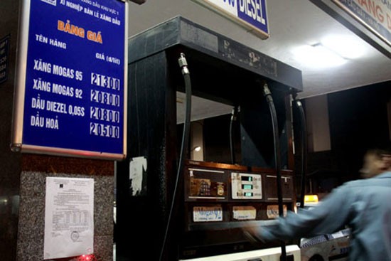 Người dân hụt hẫng với giá xăng giảm ảnh 1 Người dân hụt hẫng với giá xăng giảm ảnh 1