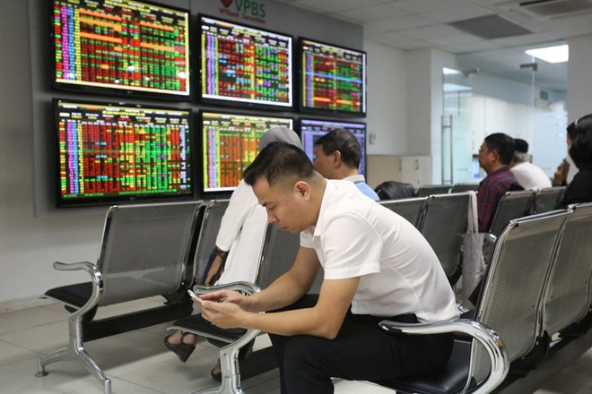 Chờ đợi sốt ruột, nhưng bắt đáy rủi ro