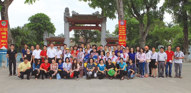 Các em học sinh Trường THPT số 1 Bắc Hà (Lào Cai) cùng đoàn công tác của Báo Kl99ok phiên bản mới hành hương về quê Bá
