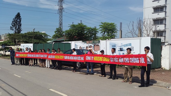 Khách hàng giăng biểu ngữ tố cáo Housing Group tại Dự án Khu nhà ở Kl992 VIP Trang Chủ 2026 
