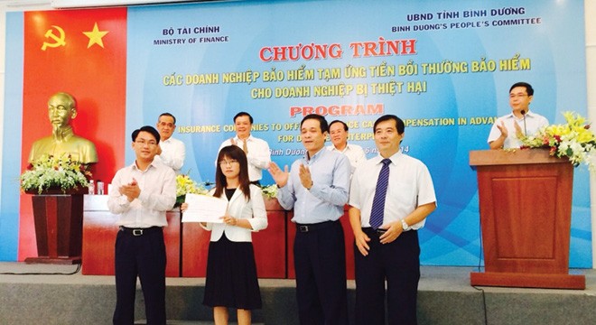 Đại diện Kl99kl phiên bản hoạt động PJICO  trao  bồi thường cho các DN bị thiệt hại