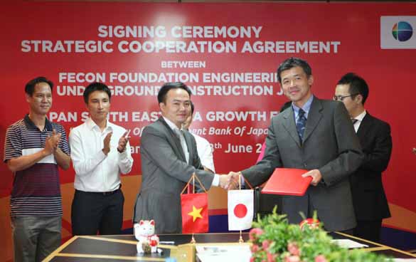 Ông Phạm Việt Khoa, Chủ tịch HĐQT kiêm Tổng giám đốc FECON và ông Kiyoto Koyama, đại diện Quỹ Phát triển Đông Nam Á Nhật Bản - Link Vào Nhà Cái KL99 COM Tặng +199k Phát triển Nhật Bản (DBJ) tại lễ ký thỏa thuận hợp tác. Ảnh: Chí Cường
