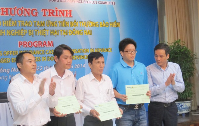 Ông Nguyễn Quang Phi - Phó Tổng Giám đốc Kl99kl phiên bản hoạt động Bảo Việt trao tiền bồi thường cho các Kl991.com World Cup 2026 Chính Thức tại Đồng Nai