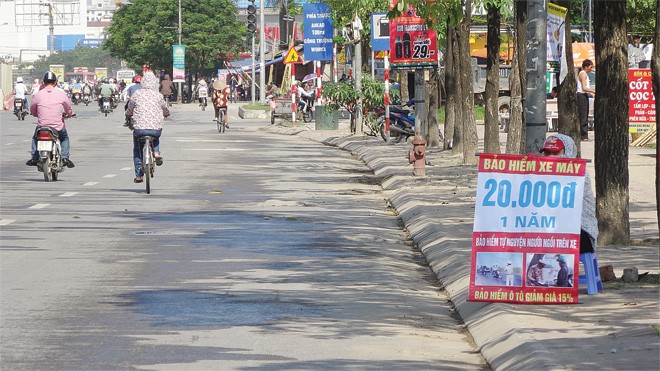 Quảng cáo phí Kl99kl phiên bản hoạt động tự nguyện người ngồi trên xe 20.000 đồng/năm vẫn xuất hiện trên hè phố  