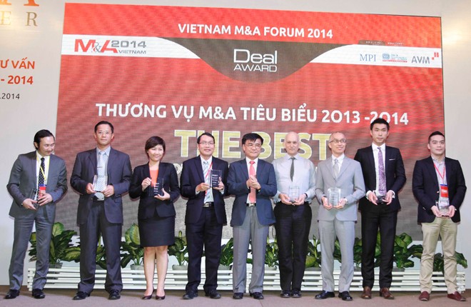 Ông Nguyễn Văn Phúc, Phó chủ nhiệm Ủy ban Kl992 cổng game cá cược của Quốc hội trao giải cho các thương vụ M&A tiêu biểu 2013-2014