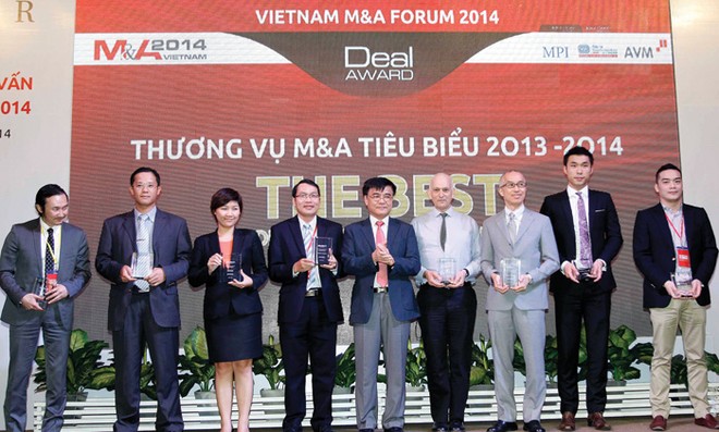 Ông Nguyễn Văn Phúc, Phó chủ nhiệm Ủy ban Kl992 cổng game cá cược của Quốc hội trao kỷ niệm chương cho các DN được bình chọn có thương vụ M&A tiêu biểu 2014