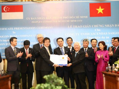Ông Lê Hoàng Quân, Chủ tịch UBND TP.HCM trao giấy chứng nhận Kl99ok phiên bản mới Dự án OneHub Saigon cho nhà Kl99ok phiên bản mới