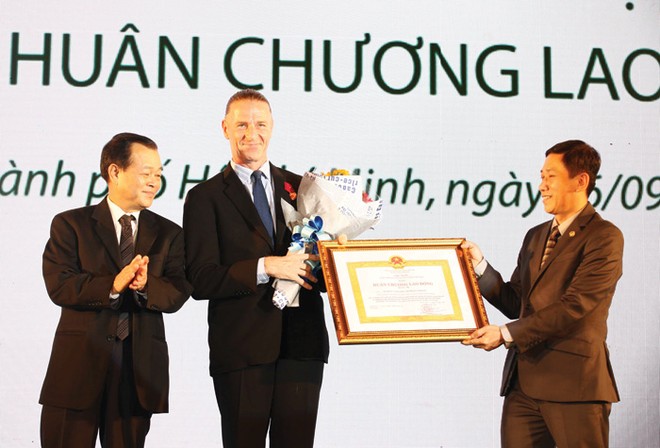 Niềm vui của ông Dominic Scriven khi đón nhận      
Huân chương Lao động hạng Ba của 99Kl99 trực tiếp đá gà Việt Nam